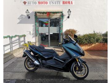 YAMAHA T-MAX 530 IRON MAX
Immatricolato 2015, 530cc, 91.000Km, 47Cv/34Kw, Euro3.
*** Unico proprietario, motore revisionato ***
Il prezzo proposto di euro 4.900,00 è legato alla promozione web che prevede un acquisto tramite finanziamento, Info in sede.
Il prezzo a Listino senza promo e senza vincoli è di euro 5.500,00.
Rimangono sempre esclusi i costi :
-del passaggio di proprietà pari ad euro 200,00.
-messa su strada pari ad euro 400,00 che include l'attivazione della garanzia di 12 mesi completa, all' occorrenza controlli e/o tagliando completo preconsegna (olio,filtro olio, filtro aria e tutti i componenti necessari al ripristino), 12 mesi di garanzia estendibili a 24/36mesi in base al veicolo e copre i componenti non soggetti ad usura (dettagli in sede).
Di serie: Motore Bicilindrico, Abs, raffreddamento a Liquido, vano retroscudo e vano sottosella, doppio cavalletto, freno a mano, Forcella telescopica, doppio freni a disco da 267mm anteriori e da 282mm posteriori, cerchi da 15â€.
Lavori eseguiti: Frizione nuova, pistone e cilindro nuovi, cinghia esterna sostituita.
I NOSTRI SERVIZI :
-Acquisto diretto con pagamento immediato
-conto vendita
-vendita auto, moto e scooter usati e garantiti
-vendita veicoli d'epoca
-permuta auto con moto e viceversa
-noleggio breve e lungo termine
-finanziamenti personalizzati (rata costante,mini e maxi rate, leasing)
-assistenza post-vendita con società di garanzie e officine partner
-assicurazioni
-consulenze e stime per acquisti tra privati
VISITA il nostro sito internet: automotousateroma.it oppure scarica la nostra App: automotousateroma dall' Apple store o Play store per restare aggiornato sui nostri ultimi arrivi.
VIENI A TROVARCI PER VEDERE DAL VIVO QUESTO VEICOLO :
Auto Moto Usate Roma s.r.l.Via Appia Nuova 23, 00047, Marino (RM) (adiacente Sorelle Ramonda)
*************
HAI UNA PERMUTA?
compila il form sull'App o nel nostro sito automotousateroma.it
oppure inviaci foto e descrizione (modello anno km motore ...)
al nostro numero whatsapp : Cell. 366-6562866 o 351-4646876 Fisso 06-7215841 e-mail : info@automotousateroma.it
*************
La Auto Moto Usate Roma Srl declina ogni responsabilità per eventuali involontarie incongruenze che non rappresentano in alcun modo un impegno contrattuale e invitano i clienti a verificare sempre dal vivo la correttezza dei dati che potrebbero non coincidere con l’effettivo equipaggiamento del veicolo spesso dovuto alla incompatibilità dei dati trasmessi sulle varie piattaforme web. YAMAHA T-MAX 530 IRON MAX
Immatricolato 2015, 530cc, 91.000Km, 47Cv/34Kw, Euro3.
*** Unico proprietario, motore revisionato ***
Il prezzo proposto di euro 4.900,00 è legato alla promozione web che prevede un acquisto tramite finanziamento, Info in sede.
Il prezzo a Listino senza promo e senza vincoli è di euro 5.500,00.
Rimangono sempre esclusi i costi :
-del passaggio di proprietà pari ad euro 200,00.
-messa su strada pari ad euro 400,00 che include l'attivazione della garanzia di 12 mesi completa, all' occorrenza controlli e/o tagliando completo preconsegna (olio,filtro olio, filtro aria e tutti i componenti necessari al ripristino), 12 mesi di garanzia estendibili a 24/36mesi in base al veicolo e copre i componenti non soggetti ad usura (dettagli in sede).
Di serie: Motore Bicilindrico, Abs, raffreddamento a Liquido, vano retroscudo e vano sottosella, doppio cavalletto, freno a mano, Forcella telescopica, doppio freni a disco da 267mm anteriori e da 282mm posteriori, cerchi da 15â€.
Lavori eseguiti: Frizione nuova, pistone e cilindro nuovi, cinghia esterna sostituita.
I NOSTRI SERVIZI :
-Acquisto diretto con pagamento immediato
-conto vendita
-vendita auto, moto e scooter usati e garantiti
-vendita veicoli d'epoca
-permuta auto con moto e viceversa
-noleggio breve e lungo termine
-finanziamenti personalizzati (rata costante,mini e maxi rate, leasing)
-assistenza post-vendita con società di garanzie e officine partner
-assicurazioni
-consulenze e stime per acquisti tra privati
VISITA il nostro sito internet: automotousateroma.it oppure scarica la nostra App: automotousateroma dall' Apple store o Play store per restare aggiornato sui nostri ultimi arrivi.
VIENI A TROVARCI PER VEDERE DAL VIVO QUESTO VEICOLO :
Auto Moto Usate Roma s.r.l.Via Appia Nuova 23, 00047, Marino (RM) (adiacente Sorelle Ramonda)
*************
HAI UNA PERMUTA?
compila il form sull'App o nel nostro sito automotousateroma.it
oppure inviaci foto e descrizione (modello anno km motore ...)
al nostro numero whatsapp : Cell. 366-6562866 o 351-4646876 Fisso 06-7215841 e-mail : info@automotousateroma.it
*************
La Auto Moto Usate Roma Srl declina ogni responsabilità per eventuali involontarie incongruenze che non rappresentano in alcun modo un impegno contrattuale e invitano i clienti a verificare sempre dal vivo la correttezza dei dati che potrebbero non coincidere con l’effettivo equipaggiamento del veicolo spesso dovuto alla incompatibilità dei dati trasmessi sulle varie piattaforme web.
