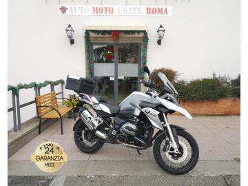 BMW R 1200 GS
Immatricolata 2016, 1170cc, 51.600Km, 125Cv/92Kw, Euro3.
*** Tagliandi Ufficiali Bmw, Tris di valigie ***
Il prezzo proposto di euro 9.500,00 è legato alla promozione web che prevede un acquisto tramite finanziamento, Info in sede.
Il prezzo a Listino senza promo e senza vincoli è di euro 10.400,00.
Rimangono sempre esclusi i costi :
-del passaggio di proprietà pari ad euro 200,00.
-messa su strada pari ad euro 300,00 che include l'attivazione della garanzia di 12 mesi completa, all' occorrenza controlli e/o tagliando completo preconsegna (olio,filtro olio, filtro aria e tutti i componenti necessari al ripristino), 12 mesi di garanzia estendibili a 24/36mesi in base al veicolo e copre i componenti non soggetti ad usura (dettagli in sede).
Di serie: Motore Bicilindrico, Abs, raffreddamento ad Aria/Liquido, Esa con 3 regolazioni Normal/Hard/Soft, 4 mappature motore Road/Dyna/Enduro/ Rain, doppio cavalletto, freno a mano, faro e frecce a Led, cupolino regolabile, manopole riscaldabili, paramani, cruise control, Telelever BMW Motorrad; diametro degli steli 37 mm, Forcellone oscillante monobraccio in fusione di alluminio con Paralever BMW Motorrad, ammortizzatore progressivo WAD, dischi freno da 305mm anteriore e da 276mm al posteriore, cerchi a raggi da 19†all'anteriore e da 17†al posteriore.
I NOSTRI SERVIZI :
-Acquisto diretto con pagamento immediato
-conto vendita
-vendita auto, moto e scooter usati e garantiti
-vendita veicoli d'epoca
-permuta auto con moto e viceversa
-noleggio breve e lungo termine
-finanziamenti personalizzati (rata costante,mini e maxi rate, leasing)
-assistenza post-vendita con società di garanzie e officine partner
-assicurazioni
-consulenze e stime per acquisti tra privati
VISITA il nostro sito internet: automotousateroma.it oppure scarica la nostra App: automotousateroma dall' Apple store o Play store per restare aggiornato sui nostri ultimi arrivi.
VIENI A TROVARCI PER VEDERE DAL VIVO QUESTO VEICOLO :
Auto Moto Usate Roma s.r.l.Via Appia Nuova 23, 00047, Marino (RM) (adiacente Sorelle Ramonda)
*************
HAI UNA PERMUTA?
compila il form sull'App o nel nostro sito automotousateroma.it
oppure inviaci foto e descrizione (modello anno km motore ...)
al nostro numero whatsapp : Cell. 366-6562866 o 351-4646876 Fisso 06-7215841 e-mail : info@automotousateroma.it
*************
La Auto Moto Usate Roma Srl declina ogni responsabilità per eventuali involontarie incongruenze che non rappresentano in alcun modo un impegno contrattuale e invitano i clienti a verificare sempre dal vivo la correttezza dei dati che potrebbero non coincidere con l’effettivo equipaggiamento del veicolo spesso dovuto alla incompatibilità dei dati trasmessi sulle varie piattaforme web. BMW R 1200 GS
Immatricolata 2016, 1170cc, 51.600Km, 125Cv/92Kw, Euro3.
*** Tagliandi Ufficiali Bmw, Tris di valigie ***
Il prezzo proposto di euro 9.500,00 è legato alla promozione web che prevede un acquisto tramite finanziamento, Info in sede.
Il prezzo a Listino senza promo e senza vincoli è di euro 10.400,00.
Rimangono sempre esclusi i costi :
-del passaggio di proprietà pari ad euro 200,00.
-messa su strada pari ad euro 300,00 che include l'attivazione della garanzia di 12 mesi completa, all' occorrenza controlli e/o tagliando completo preconsegna (olio,filtro olio, filtro aria e tutti i componenti necessari al ripristino), 12 mesi di garanzia estendibili a 24/36mesi in base al veicolo e copre i componenti non soggetti ad usura (dettagli in sede).
Di serie: Motore Bicilindrico, Abs, raffreddamento ad Aria/Liquido, Esa con 3 regolazioni Normal/Hard/Soft, 4 mappature motore Road/Dyna/Enduro/ Rain, doppio cavalletto, freno a mano, faro e frecce a Led, cupolino regolabile, manopole riscaldabili, paramani, cruise control, Telelever BMW Motorrad; diametro degli steli 37 mm, Forcellone oscillante monobraccio in fusione di alluminio con Paralever BMW Motorrad, ammortizzatore progressivo WAD, dischi freno da 305mm anteriore e da 276mm al posteriore, cerchi a raggi da 19†all'anteriore e da 17†al posteriore.
I NOSTRI SERVIZI :
-Acquisto diretto con pagamento immediato
-conto vendita
-vendita auto, moto e scooter usati e garantiti
-vendita veicoli d'epoca
-permuta auto con moto e viceversa
-noleggio breve e lungo termine
-finanziamenti personalizzati (rata costante,mini e maxi rate, leasing)
-assistenza post-vendita con società di garanzie e officine partner
-assicurazioni
-consulenze e stime per acquisti tra privati
VISITA il nostro sito internet: automotousateroma.it oppure scarica la nostra App: automotousateroma dall' Apple store o Play store per restare aggiornato sui nostri ultimi arrivi.
VIENI A TROVARCI PER VEDERE DAL VIVO QUESTO VEICOLO :
Auto Moto Usate Roma s.r.l.Via Appia Nuova 23, 00047, Marino (RM) (adiacente Sorelle Ramonda)
*************
HAI UNA PERMUTA?
compila il form sull'App o nel nostro sito automotousateroma.it
oppure inviaci foto e descrizione (modello anno km motore ...)
al nostro numero whatsapp : Cell. 366-6562866 o 351-4646876 Fisso 06-7215841 e-mail : info@automotousateroma.it
*************
La Auto Moto Usate Roma Srl declina ogni responsabilità per eventuali involontarie incongruenze che non rappresentano in alcun modo un impegno contrattuale e invitano i clienti a verificare sempre dal vivo la correttezza dei dati che potrebbero non coincidere con l’effettivo equipaggiamento del veicolo spesso dovuto alla incompatibilità dei dati trasmessi sulle varie piattaforme web.