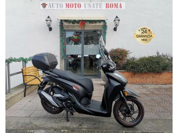 HONDA SH 350 SPORT
Immatricolato 2023, 330cc, 29Cv/22Kw, 28.000Km, Euro5.
*** Scooter Unicoproprietario, Tagliandato Honda ***
Il prezzo proposto di euro 3.900,00 è legato alla promozione web che prevede un acquisto tramite finanziamento, Info in sede.
Il prezzo a Listino senza promo e senza vincoli è di euro 4.400,00.
Rimangono sempre esclusi i costi :
-del passaggio di proprietà pari ad euro 200,00.
-messa su strada pari ad euro 200,00 che include l'attivazione della garanzia di 12 mesi completa, all' occorrenza controlli e/o tagliando completo preconsegna (olio,filtro olio, filtro aria e tutti i componenti necessari al ripristino), 12 mesi di garanzia estendibili a 24/36mesi in base al veicolo e copre i componenti non soggetti ad usura (dettagli in sede).
Di serie: Motore Monocilindrico, cambio automatico con variatore, Abs, Computer di bordo, raffreddamento a Liquido, vano retroscudo, ampio vano sottosella, Smart Key, controllo di trazione HSTC, doppio cavalletto, faro a Led, Forcella telescopica con steli da 35 mm, Forcellone con doppio ammortizzatore, dischi freno da 2565mm anteriore e posteriore, cerchi da 16â€.
Accessoriato con: Bauletto Originale Honda, parabrezza e paramani.
I NOSTRI SERVIZI :
-Acquisto diretto con pagamento immediato
-conto vendita
-vendita auto, moto e scooter usati e garantiti
-vendita veicoli d'epoca
-permuta auto con moto e viceversa
-noleggio breve e lungo termine
-finanziamenti personalizzati (rata costante,mini e maxi rate, leasing)
-assistenza post-vendita con società di garanzie e officine partner
-assicurazioni
-consulenze e stime per acquisti tra privati
VISITA il nostro sito internet: automotousateroma.it oppure scarica la nostra App: automotousateroma dall' Apple store o Play store per restare aggiornato sui nostri ultimi arrivi.
VIENI A TROVARCI PER VEDERE DAL VIVO QUESTO VEICOLO :
Auto Moto Usate Roma s.r.l.Via Appia Nuova 23, 00047, Marino (RM) (adiacente Sorelle Ramonda)
*************
HAI UNA PERMUTA?
compila il form sull'App o nel nostro sito automotousateroma.it
oppure inviaci foto e descrizione (modello anno km motore ...)
al nostro numero whatsapp : Cell. 366-6562866 o 351-4646876 Fisso 06-7215841 e-mail : info@automotousateroma.it
*************
La Auto Moto Usate Roma Srl declina ogni responsabilità per eventuali involontarie incongruenze che non rappresentano in alcun modo un impegno contrattuale e invitano i clienti a verificare sempre dal vivo la correttezza dei dati che potrebbero non coincidere con l’effettivo equipaggiamento del veicolo spesso dovuto alla incompatibilità dei dati trasmessi sulle varie piattaforme web. HONDA SH 350 SPORT
Immatricolato 2023, 330cc, 29Cv/22Kw, 28.000Km, Euro5.
*** Scooter Unicoproprietario, Tagliandato Honda ***
Il prezzo proposto di euro 3.900,00 è legato alla promozione web che prevede un acquisto tramite finanziamento, Info in sede.
Il prezzo a Listino senza promo e senza vincoli è di euro 4.400,00.
Rimangono sempre esclusi i costi :
-del passaggio di proprietà pari ad euro 200,00.
-messa su strada pari ad euro 200,00 che include l'attivazione della garanzia di 12 mesi completa, all' occorrenza controlli e/o tagliando completo preconsegna (olio,filtro olio, filtro aria e tutti i componenti necessari al ripristino), 12 mesi di garanzia estendibili a 24/36mesi in base al veicolo e copre i componenti non soggetti ad usura (dettagli in sede).
Di serie: Motore Monocilindrico, cambio automatico con variatore, Abs, Computer di bordo, raffreddamento a Liquido, vano retroscudo, ampio vano sottosella, Smart Key, controllo di trazione HSTC, doppio cavalletto, faro a Led, Forcella telescopica con steli da 35 mm, Forcellone con doppio ammortizzatore, dischi freno da 2565mm anteriore e posteriore, cerchi da 16â€.
Accessoriato con: Bauletto Originale Honda, parabrezza e paramani.
I NOSTRI SERVIZI :
-Acquisto diretto con pagamento immediato
-conto vendita
-vendita auto, moto e scooter usati e garantiti
-vendita veicoli d'epoca
-permuta auto con moto e viceversa
-noleggio breve e lungo termine
-finanziamenti personalizzati (rata costante,mini e maxi rate, leasing)
-assistenza post-vendita con società di garanzie e officine partner
-assicurazioni
-consulenze e stime per acquisti tra privati
VISITA il nostro sito internet: automotousateroma.it oppure scarica la nostra App: automotousateroma dall' Apple store o Play store per restare aggiornato sui nostri ultimi arrivi.
VIENI A TROVARCI PER VEDERE DAL VIVO QUESTO VEICOLO :
Auto Moto Usate Roma s.r.l.Via Appia Nuova 23, 00047, Marino (RM) (adiacente Sorelle Ramonda)
*************
HAI UNA PERMUTA?
compila il form sull'App o nel nostro sito automotousateroma.it
oppure inviaci foto e descrizione (modello anno km motore ...)
al nostro numero whatsapp : Cell. 366-6562866 o 351-4646876 Fisso 06-7215841 e-mail : info@automotousateroma.it
*************
La Auto Moto Usate Roma Srl declina ogni responsabilità per eventuali involontarie incongruenze che non rappresentano in alcun modo un impegno contrattuale e invitano i clienti a verificare sempre dal vivo la correttezza dei dati che potrebbero non coincidere con l’effettivo equipaggiamento del veicolo spesso dovuto alla incompatibilità dei dati trasmessi sulle varie piattaforme web.