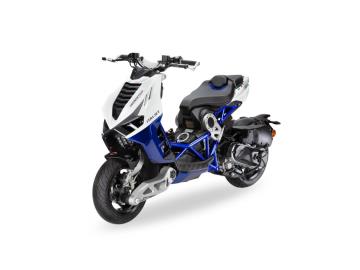 ITALJET DRAGSTER 125
Prezzo listino 5.899euro + messa su strada di 350euro.
* Garanzia ufficiale 2 Anni! *
** Svariati colori + 2 Limited Edition **
Possibilità di finanziamento (Senza anticipo, Maxi rata, personalizzato).
Il design più audace del mondo su due ruote, Italjet Dragster 125 non è un semplice scooter, ma un capolavoro di ingegneria italiana con telaio a traliccio e sistema di sterzo indipendente.
Vieni a vederlo e a provarlo! I NOSTRI SERVIZI :
-Acquisto diretto con pagamento immediato
-conto vendita -vendita auto, moto e scooter usati e garantiti
-vendita veicoli d'epoca -permuta auto con moto e viceversa
-noleggio breve e lungo termine -finanziamenti personalizzati (rata costante,mini e maxi rate, leasing)
-assistenza post-vendita con società di garanzie e officine partner
-assicurazioni -consulenze e stime per acquisti tra privati
VISITA il nostro sito internet: automotousateroma.it oppure scarica la nostra App: automotousateroma dall' Apple store o Play store per restare aggiornato sui nostri ultimi arrivi.
VIENI A TROVARCI PER VEDERE DAL VIVO QUESTO VEICOLO : Auto Moto Usate Roma s.r.l.Via Appia Nuova 23, 00047, Marino (RM) (adiacente Sorelle Ramonda).
HAI UNA PERMUTA? compila il form sull'App o nel nostro sito automotousateroma.it oppure inviaci foto e descrizione (modello anno km motore ...) al nostro numero whatsapp : Cell. 366-6562866 o 351-4646876 Fisso 06-7215841 e-mail : info@automotousateroma.it
La Auto Moto Usate Roma Srl declina ogni responsabilità per eventuali involontarie incongruenze che non rappresentano in alcun modo un impegno contrattuale e invitano i clienti a verificare sempre dal vivo la correttezza dei dati che potrebbero non coincidere con l’effettivo equipaggiamento del veicolo spesso dovuto alla incompatibilità dei dati trasmessi sulle varie piattaforme web. ITALJET DRAGSTER 125
Prezzo listino 5.899euro + messa su strada di 350euro.
* Garanzia ufficiale 2 Anni! *
** Svariati colori + 2 Limited Edition **
Possibilità di finanziamento (Senza anticipo, Maxi rata, personalizzato).
Il design più audace del mondo su due ruote, Italjet Dragster 125 non è un semplice scooter, ma un capolavoro di ingegneria italiana con telaio a traliccio e sistema di sterzo indipendente.
Vieni a vederlo e a provarlo! I NOSTRI SERVIZI :
-Acquisto diretto con pagamento immediato
-conto vendita -vendita auto, moto e scooter usati e garantiti
-vendita veicoli d'epoca -permuta auto con moto e viceversa
-noleggio breve e lungo termine -finanziamenti personalizzati (rata costante,mini e maxi rate, leasing)
-assistenza post-vendita con società di garanzie e officine partner
-assicurazioni -consulenze e stime per acquisti tra privati
VISITA il nostro sito internet: automotousateroma.it oppure scarica la nostra App: automotousateroma dall' Apple store o Play store per restare aggiornato sui nostri ultimi arrivi.
VIENI A TROVARCI PER VEDERE DAL VIVO QUESTO VEICOLO : Auto Moto Usate Roma s.r.l.Via Appia Nuova 23, 00047, Marino (RM) (adiacente Sorelle Ramonda).
HAI UNA PERMUTA? compila il form sull'App o nel nostro sito automotousateroma.it oppure inviaci foto e descrizione (modello anno km motore ...) al nostro numero whatsapp : Cell. 366-6562866 o 351-4646876 Fisso 06-7215841 e-mail : info@automotousateroma.it
La Auto Moto Usate Roma Srl declina ogni responsabilità per eventuali involontarie incongruenze che non rappresentano in alcun modo un impegno contrattuale e invitano i clienti a verificare sempre dal vivo la correttezza dei dati che potrebbero non coincidere con l’effettivo equipaggiamento del veicolo spesso dovuto alla incompatibilità dei dati trasmessi sulle varie piattaforme web.