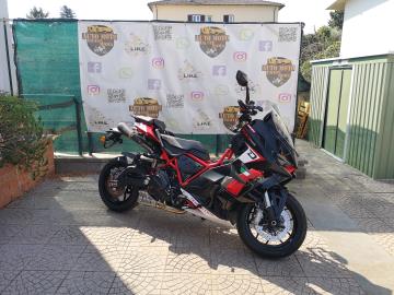 ITALJET DRAGSTER 700
Prezzo listino 13.990euro + messa su strada di 350euro.
* Garanzia ufficiale 2 Anni! *
** 2 Colorazioni disponibili **
Possibilità di finanziamento (Senza anticipo, Maxi rata, personalizzato).
L'Italjet Dragster 700 Twin non è solo uno scooter: è la ITALJET DRAGSTER 700
Prezzo listino 13.990euro + messa su strada di 350euro.
* Garanzia ufficiale 2 Anni! *
** 2 Colorazioni disponibili **
Possibilità di finanziamento (Senza anticipo, Maxi rata, personalizzato).
L'Italjet Dragster 700 Twin non è solo uno scooter: è la