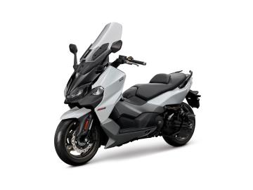 SYM Maxsym TL 508 E5+ L’equilibrio perfetto tra Moto e Scooter
Stai cercando l'adrenalina di una moto con la praticità di uno scooter?
Il nuovo Maxsym TL 508 E5+ è arrivato per dominare la strada.
Grazie al suo motore bicilindrico e alla distribuzione dei pesi 50/50, offre una guida precisa, fluida e incredibilmente sportiva.
Caratteristiche Tecniche in evidenza:
Motore: Bicilindrico parallelo da 508cc, Euro 5+
Potenza: 45 CV - 33.5 kW
Ciclistica: Sospensione posteriore Multi-link e forcella a steli rovesciati per un feeling da vera moto.
Sicurezza: Sistema ABS Bosch e Controllo di Trazione (TCS) di serie.
Frenata: Doppio disco anteriore con pinze radiali a 4 pistoncini.
Capacità Serbatoio: 12,5 Lt
Comfort e Tecnologia:
Keyless System: Avviamento senza chiavi per la massima comodità .
Display TFT: Schermo a colori da 4.5 SYM Maxsym TL 508 E5+ L’equilibrio perfetto tra Moto e Scooter
Stai cercando l'adrenalina di una moto con la praticità di uno scooter?
Il nuovo Maxsym TL 508 E5+ è arrivato per dominare la strada.
Grazie al suo motore bicilindrico e alla distribuzione dei pesi 50/50, offre una guida precisa, fluida e incredibilmente sportiva.
Caratteristiche Tecniche in evidenza:
Motore: Bicilindrico parallelo da 508cc, Euro 5+
Potenza: 45 CV - 33.5 kW
Ciclistica: Sospensione posteriore Multi-link e forcella a steli rovesciati per un feeling da vera moto.
Sicurezza: Sistema ABS Bosch e Controllo di Trazione (TCS) di serie.
Frenata: Doppio disco anteriore con pinze radiali a 4 pistoncini.
Capacità Serbatoio: 12,5 Lt
Comfort e Tecnologia:
Keyless System: Avviamento senza chiavi per la massima comodità .
Display TFT: Schermo a colori da 4.5