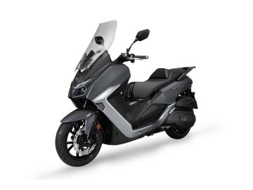 SYM Maxsym 400 GT E5+ Il Massimo del Comfort, Nuova Omologazione
Pronto a ridefinire i tuoi spostamenti? Il nuovo Maxsym 400 GT E5+ non è solo uno scooter, è il compagno ideale per chi cerca l'equilibrio perfetto tra agilità urbana e prestazioni da gran turismo. In questa versione aggiornata, il SYM Maxsym 400 GT E5+ Il Massimo del Comfort, Nuova Omologazione
Pronto a ridefinire i tuoi spostamenti? Il nuovo Maxsym 400 GT E5+ non è solo uno scooter, è il compagno ideale per chi cerca l'equilibrio perfetto tra agilità urbana e prestazioni da gran turismo. In questa versione aggiornata, il