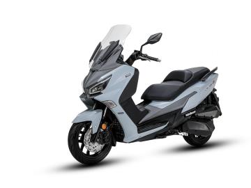 SYM Joymax Z 300 E5+ Il Re del Comfort e della Praticità .
Stai cercando lo scooter perfetto per il commuting urbano e i viaggi fuori porta? Il nuovo Joymax Z 300 nella sua ultima versione Euro 5+ è arrivato.
Design sportivo, tecnologia aggiornata e un comfort di guida di categoria superiore.
Caratteristiche Principali:
Motore: Monocilindrico 300cc, brillante e dai consumi ridotti (Omologazione Euro 5+).
Sicurezza: Sistema frenante con ABS a due canali e Controllo di Trazione (TCS) di serie per la massima stabilità su ogni fondo.
Illuminazione: Gruppo ottico Full LED per una visibilità perfetta e un look moderno.
Comfort: Parabrezza regolabile, sella ergonomica con schienale passeggero e pedane ampie.
Capacità di Carico: Vano sottosella XL in grado di ospitare due caschi integrali.
Tecnologia: Display LCD digitale chiaro e completo, porta USB per ricaricare lo smartphone in movimento.
Offerta Promozionale
Prezzo: € 4.999,00 f.c. In PROMO fino al 31 01 2026 a 4.399,00 € f.c. + 350,00 € Immatricolazione.
Garanzia: 4 anni di garanzia ufficiale SYM inclusi.
I NOSTRI SERVIZI : -Acquisto diretto con pagamento immediato -conto vendita -vendita auto, moto e scooter usati e garantiti -vendita veicoli d'epoca -permuta auto con moto e viceversa -noleggio breve e lungo termine -finanziamenti personalizzati (rata costante,mini e maxi rate, leasing) -assistenza post-vendita con società di garanzie e officine partner -assicurazioni -consulenze e stime per acquisti tra privati
VISITA il nostro sito internet: automotousateroma.it oppure scarica la nostra App: automotousateroma dall' Apple store o Play store per restare aggiornato sui nostri ultimi arrivi.
VIENI A TROVARCI PER VEDERE DAL VIVO QUESTO VEICOLO : Auto Moto Usate Roma s.r.l.Via Appia Nuova 23, 00047, Marino (RM) (adiacente Sorelle Ramonda).
HAI UNA PERMUTA? compila il form sull'App o nel nostro sito automotousateroma.it oppure inviaci foto e descrizione (modello anno km motore ...) al nostro numero whatsapp : Cell. 366-6562866 o 351-4646876 Fisso 06-7215841 e-mail : info@automotousateroma.it
La Auto Moto Usate Roma Srl declina ogni responsabilità per eventuali involontarie incongruenze che non rappresentano in alcun modo un impegno contrattuale e invitano i clienti a verificare sempre dal vivo la correttezza dei dati che potrebbero non coincidere con l’effettivo equipaggiamento del veicolo spesso dovuto alla incompatibilità dei dati trasmessi sulle varie piattaforme web. SYM Joymax Z 300 E5+ Il Re del Comfort e della Praticità .
Stai cercando lo scooter perfetto per il commuting urbano e i viaggi fuori porta? Il nuovo Joymax Z 300 nella sua ultima versione Euro 5+ è arrivato.
Design sportivo, tecnologia aggiornata e un comfort di guida di categoria superiore.
Caratteristiche Principali:
Motore: Monocilindrico 300cc, brillante e dai consumi ridotti (Omologazione Euro 5+).
Sicurezza: Sistema frenante con ABS a due canali e Controllo di Trazione (TCS) di serie per la massima stabilità su ogni fondo.
Illuminazione: Gruppo ottico Full LED per una visibilità perfetta e un look moderno.
Comfort: Parabrezza regolabile, sella ergonomica con schienale passeggero e pedane ampie.
Capacità di Carico: Vano sottosella XL in grado di ospitare due caschi integrali.
Tecnologia: Display LCD digitale chiaro e completo, porta USB per ricaricare lo smartphone in movimento.
Offerta Promozionale
Prezzo: € 4.999,00 f.c. In PROMO fino al 31 01 2026 a 4.399,00 € f.c. + 350,00 € Immatricolazione.
Garanzia: 4 anni di garanzia ufficiale SYM inclusi.
I NOSTRI SERVIZI : -Acquisto diretto con pagamento immediato -conto vendita -vendita auto, moto e scooter usati e garantiti -vendita veicoli d'epoca -permuta auto con moto e viceversa -noleggio breve e lungo termine -finanziamenti personalizzati (rata costante,mini e maxi rate, leasing) -assistenza post-vendita con società di garanzie e officine partner -assicurazioni -consulenze e stime per acquisti tra privati
VISITA il nostro sito internet: automotousateroma.it oppure scarica la nostra App: automotousateroma dall' Apple store o Play store per restare aggiornato sui nostri ultimi arrivi.
VIENI A TROVARCI PER VEDERE DAL VIVO QUESTO VEICOLO : Auto Moto Usate Roma s.r.l.Via Appia Nuova 23, 00047, Marino (RM) (adiacente Sorelle Ramonda).
HAI UNA PERMUTA? compila il form sull'App o nel nostro sito automotousateroma.it oppure inviaci foto e descrizione (modello anno km motore ...) al nostro numero whatsapp : Cell. 366-6562866 o 351-4646876 Fisso 06-7215841 e-mail : info@automotousateroma.it
La Auto Moto Usate Roma Srl declina ogni responsabilità per eventuali involontarie incongruenze che non rappresentano in alcun modo un impegno contrattuale e invitano i clienti a verificare sempre dal vivo la correttezza dei dati che potrebbero non coincidere con l’effettivo equipaggiamento del veicolo spesso dovuto alla incompatibilità dei dati trasmessi sulle varie piattaforme web.