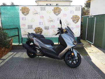 SYM Joymax Z 300 E5+ Il Re del Comfort e della Praticità .
Stai cercando lo scooter perfetto per il commuting urbano e i viaggi fuori porta? Il nuovo Joymax Z 300 nella sua ultima versione Euro 5+ è arrivato.
Design sportivo, tecnologia aggiornata e un comfort di guida di categoria superiore.
Caratteristiche Principali:
Motore: Monocilindrico 300cc, brillante e dai consumi ridotti (Omologazione Euro 5+).
Sicurezza: Sistema frenante con ABS a due canali e Controllo di Trazione (TCS) di serie per la massima stabilità su ogni fondo.
Illuminazione: Gruppo ottico Full LED per una visibilità perfetta e un look moderno.
Comfort: Parabrezza regolabile, sella ergonomica con schienale passeggero e pedane ampie.
Capacità di Carico: Vano sottosella XL in grado di ospitare due caschi integrali.
Tecnologia: Display LCD digitale chiaro e completo, porta USB per ricaricare lo smartphone in movimento.
Offerta Promozionale
Prezzo: € 4.999,00 f.c. In PROMO a 4.399,00 € f.c. + 350,00 € Immatricolazione.
Garanzia: 4 anni di garanzia ufficiale SYM inclusi.
I NOSTRI SERVIZI : -Acquisto diretto con pagamento immediato -conto vendita -vendita auto, moto e scooter usati e garantiti -vendita veicoli d'epoca -permuta auto con moto e viceversa -noleggio breve e lungo termine -finanziamenti personalizzati (rata costante,mini e maxi rate, leasing) -assistenza post-vendita con società di garanzie e officine partner -assicurazioni -consulenze e stime per acquisti tra privati
VISITA il nostro sito internet: automotousateroma.it oppure scarica la nostra App: automotousateroma dall' Apple store o Play store per restare aggiornato sui nostri ultimi arrivi.
VIENI A TROVARCI PER VEDERE DAL VIVO QUESTO VEICOLO : Auto Moto Usate Roma s.r.l.Via Appia Nuova 23, 00047, Marino (RM) (adiacente Sorelle Ramonda).
HAI UNA PERMUTA? compila il form sull'App o nel nostro sito automotousateroma.it oppure inviaci foto e descrizione (modello anno km motore ...) al nostro numero whatsapp : Cell. 366-6562866 o 351-4646876 Fisso 06-7215841 e-mail : info@automotousateroma.it
La Auto Moto Usate Roma Srl declina ogni responsabilità per eventuali involontarie incongruenze che non rappresentano in alcun modo un impegno contrattuale e invitano i clienti a verificare sempre dal vivo la correttezza dei dati che potrebbero non coincidere con l’effettivo equipaggiamento del veicolo spesso dovuto alla incompatibilità dei dati trasmessi sulle varie piattaforme web. SYM Joymax Z 300 E5+ Il Re del Comfort e della Praticità .
Stai cercando lo scooter perfetto per il commuting urbano e i viaggi fuori porta? Il nuovo Joymax Z 300 nella sua ultima versione Euro 5+ è arrivato.
Design sportivo, tecnologia aggiornata e un comfort di guida di categoria superiore.
Caratteristiche Principali:
Motore: Monocilindrico 300cc, brillante e dai consumi ridotti (Omologazione Euro 5+).
Sicurezza: Sistema frenante con ABS a due canali e Controllo di Trazione (TCS) di serie per la massima stabilità su ogni fondo.
Illuminazione: Gruppo ottico Full LED per una visibilità perfetta e un look moderno.
Comfort: Parabrezza regolabile, sella ergonomica con schienale passeggero e pedane ampie.
Capacità di Carico: Vano sottosella XL in grado di ospitare due caschi integrali.
Tecnologia: Display LCD digitale chiaro e completo, porta USB per ricaricare lo smartphone in movimento.
Offerta Promozionale
Prezzo: € 4.999,00 f.c. In PROMO a 4.399,00 € f.c. + 350,00 € Immatricolazione.
Garanzia: 4 anni di garanzia ufficiale SYM inclusi.
I NOSTRI SERVIZI : -Acquisto diretto con pagamento immediato -conto vendita -vendita auto, moto e scooter usati e garantiti -vendita veicoli d'epoca -permuta auto con moto e viceversa -noleggio breve e lungo termine -finanziamenti personalizzati (rata costante,mini e maxi rate, leasing) -assistenza post-vendita con società di garanzie e officine partner -assicurazioni -consulenze e stime per acquisti tra privati
VISITA il nostro sito internet: automotousateroma.it oppure scarica la nostra App: automotousateroma dall' Apple store o Play store per restare aggiornato sui nostri ultimi arrivi.
VIENI A TROVARCI PER VEDERE DAL VIVO QUESTO VEICOLO : Auto Moto Usate Roma s.r.l.Via Appia Nuova 23, 00047, Marino (RM) (adiacente Sorelle Ramonda).
HAI UNA PERMUTA? compila il form sull'App o nel nostro sito automotousateroma.it oppure inviaci foto e descrizione (modello anno km motore ...) al nostro numero whatsapp : Cell. 366-6562866 o 351-4646876 Fisso 06-7215841 e-mail : info@automotousateroma.it
La Auto Moto Usate Roma Srl declina ogni responsabilità per eventuali involontarie incongruenze che non rappresentano in alcun modo un impegno contrattuale e invitano i clienti a verificare sempre dal vivo la correttezza dei dati che potrebbero non coincidere con l’effettivo equipaggiamento del veicolo spesso dovuto alla incompatibilità dei dati trasmessi sulle varie piattaforme web.