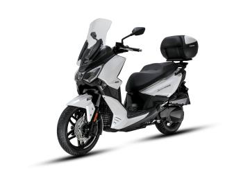 SYM Joyride 300 16 E5+
L'Unico con Pedana Piatta e Ruota da 16 , il re del commuting urbano si evolve.
Il nuovo Joyride 300 versione Euro 5+ è la soluzione definitiva per chi cerca praticità estrema senza rinunciare alle prestazioni.
Nuova Omologazione Euro 5+: Motore 278cc più pulito ed efficiente, con un’erogazione fluida da 26 CV.
Ciclistica Ruota Alta : Cerchio anteriore da 16 per assorbire al meglio buche e pavé, garantendo sicurezza e precisione.
Praticità da Record: L'unico della sua classe con pedana piatta, ideale per trasportare borse o zaini con facilità .
Comfort Evoluto: Sella ergonomica ridisegnata con supporto lombare e parabrezza regolabile in due posizioni.
Tecnologia e Sicurezza
Keyless 2.0: Avviamento intelligente anche con batteria del telecomando scarica.
Sicurezza Attiva: Sistema TCS (Controllo Trazione) e ABS Bosch a doppio canale di serie.
Full LED: Gruppi ottici anteriori e posteriori ad alta luminosità per la massima visibilità .
Strumentazione LCD: Nuovo display digitale chiaro e intuitivo per avere tutto sotto controllo.
Capacità di Carico e Dotazioni
Vano Sottosella: Ampio spazio per ospitare due caschi e altri piccoli oggetti.
Vano Anteriore con USB 3.0: Per ricaricare lo smartphone in totale sicurezza.
Bauletto di Serie: La versione E5+ include spesso il bauletto dedicato per massimizzare la versatilità .
Offerta Promozionale
Prezzo: € 4.999,00 f.c. In PROMO fino al 31 01 2026 a 3.999,00 € f.c. + 350,00 € Immatricolazione
Garanzia: 4 anni di garanzia ufficiale SYM inclusi.
I NOSTRI SERVIZI : -Acquisto diretto con pagamento immediato -conto vendita -vendita auto, moto e scooter usati e garantiti -vendita veicoli d'epoca -permuta auto con moto e viceversa -noleggio breve e lungo termine -finanziamenti personalizzati (rata costante,mini e maxi rate, leasing) -assistenza post-vendita con società di garanzie e officine partner -assicurazioni -consulenze e stime per acquisti tra privati
VISITA il nostro sito internet: automotousateroma.it oppure scarica la nostra App: automotousateroma dall' Apple store o Play store per restare aggiornato sui nostri ultimi arrivi.
VIENI A TROVARCI PER VEDERE DAL VIVO QUESTO VEICOLO : Auto Moto Usate Roma s.r.l.Via Appia Nuova 23, 00047, Marino (RM) (adiacente Sorelle Ramonda).
HAI UNA PERMUTA? compila il form sull'App o nel nostro sito automotousateroma.it oppure inviaci foto e descrizione (modello anno km motore ...) al nostro numero whatsapp : Cell. 366-6562866 o 351-4646876 Fisso 06-7215841 e-mail : info@automotousateroma.it
La Auto Moto Usate Roma Srl declina ogni responsabilità per eventuali involontarie incongruenze che non rappresentano in alcun modo un impegno contrattuale e invitano i clienti a verificare sempre dal vivo la correttezza dei dati che potrebbero non coincidere con l’effettivo equipaggiamento del veicolo spesso dovuto alla incompatibilità dei dati trasmessi sulle varie piattaforme web. SYM Joyride 300 16 E5+
L'Unico con Pedana Piatta e Ruota da 16 , il re del commuting urbano si evolve.
Il nuovo Joyride 300 versione Euro 5+ è la soluzione definitiva per chi cerca praticità estrema senza rinunciare alle prestazioni.
Nuova Omologazione Euro 5+: Motore 278cc più pulito ed efficiente, con un’erogazione fluida da 26 CV.
Ciclistica Ruota Alta : Cerchio anteriore da 16 per assorbire al meglio buche e pavé, garantendo sicurezza e precisione.
Praticità da Record: L'unico della sua classe con pedana piatta, ideale per trasportare borse o zaini con facilità .
Comfort Evoluto: Sella ergonomica ridisegnata con supporto lombare e parabrezza regolabile in due posizioni.
Tecnologia e Sicurezza
Keyless 2.0: Avviamento intelligente anche con batteria del telecomando scarica.
Sicurezza Attiva: Sistema TCS (Controllo Trazione) e ABS Bosch a doppio canale di serie.
Full LED: Gruppi ottici anteriori e posteriori ad alta luminosità per la massima visibilità .
Strumentazione LCD: Nuovo display digitale chiaro e intuitivo per avere tutto sotto controllo.
Capacità di Carico e Dotazioni
Vano Sottosella: Ampio spazio per ospitare due caschi e altri piccoli oggetti.
Vano Anteriore con USB 3.0: Per ricaricare lo smartphone in totale sicurezza.
Bauletto di Serie: La versione E5+ include spesso il bauletto dedicato per massimizzare la versatilità .
Offerta Promozionale
Prezzo: € 4.999,00 f.c. In PROMO fino al 31 01 2026 a 3.999,00 € f.c. + 350,00 € Immatricolazione
Garanzia: 4 anni di garanzia ufficiale SYM inclusi.
I NOSTRI SERVIZI : -Acquisto diretto con pagamento immediato -conto vendita -vendita auto, moto e scooter usati e garantiti -vendita veicoli d'epoca -permuta auto con moto e viceversa -noleggio breve e lungo termine -finanziamenti personalizzati (rata costante,mini e maxi rate, leasing) -assistenza post-vendita con società di garanzie e officine partner -assicurazioni -consulenze e stime per acquisti tra privati
VISITA il nostro sito internet: automotousateroma.it oppure scarica la nostra App: automotousateroma dall' Apple store o Play store per restare aggiornato sui nostri ultimi arrivi.
VIENI A TROVARCI PER VEDERE DAL VIVO QUESTO VEICOLO : Auto Moto Usate Roma s.r.l.Via Appia Nuova 23, 00047, Marino (RM) (adiacente Sorelle Ramonda).
HAI UNA PERMUTA? compila il form sull'App o nel nostro sito automotousateroma.it oppure inviaci foto e descrizione (modello anno km motore ...) al nostro numero whatsapp : Cell. 366-6562866 o 351-4646876 Fisso 06-7215841 e-mail : info@automotousateroma.it
La Auto Moto Usate Roma Srl declina ogni responsabilità per eventuali involontarie incongruenze che non rappresentano in alcun modo un impegno contrattuale e invitano i clienti a verificare sempre dal vivo la correttezza dei dati che potrebbero non coincidere con l’effettivo equipaggiamento del veicolo spesso dovuto alla incompatibilità dei dati trasmessi sulle varie piattaforme web.