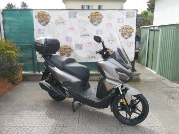 SYM Joyride 300 16 E5+
L'Unico con Pedana Piatta e Ruota da 16 , il re del commuting urbano si evolve.
Il nuovo Joyride 300 versione Euro 5+ è la soluzione definitiva per chi cerca praticità estrema senza rinunciare alle prestazioni.
Nuova Omologazione Euro 5+: Motore 278cc più pulito ed efficiente, con un’erogazione fluida da 26 CV.
Ciclistica Ruota Alta : Cerchio anteriore da 16 per assorbire al meglio buche e pavé, garantendo sicurezza e precisione.
Praticità da Record: L'unico della sua classe con pedana piatta, ideale per trasportare borse o zaini con facilità .
Comfort Evoluto: Sella ergonomica ridisegnata con supporto lombare e parabrezza regolabile in due posizioni.
Tecnologia e Sicurezza
Keyless 2.0: Avviamento intelligente anche con batteria del telecomando scarica.
Sicurezza Attiva: Sistema TCS (Controllo Trazione) e ABS Bosch a doppio canale di serie.
Full LED: Gruppi ottici anteriori e posteriori ad alta luminosità per la massima visibilità .
Strumentazione LCD: Nuovo display digitale chiaro e intuitivo per avere tutto sotto controllo.
Capacità di Carico e Dotazioni
Vano Sottosella: Ampio spazio per ospitare due caschi e altri piccoli oggetti.
Vano Anteriore con USB 3.0: Per ricaricare lo smartphone in totale sicurezza.
Bauletto di Serie: La versione E5+ include spesso il bauletto dedicato per massimizzare la versatilità .
Offerta Promozionale
Prezzo: € 4.599,00 f.c. In PROMO fino al 31 01 2026 a 4.299,00 € f.c. + 350,00 € Immatricolazione
Garanzia: 4 anni di garanzia ufficiale SYM inclusi.
I NOSTRI SERVIZI : -Acquisto diretto con pagamento immediato -conto vendita -vendita auto, moto e scooter usati e garantiti -vendita veicoli d'epoca -permuta auto con moto e viceversa -noleggio breve e lungo termine -finanziamenti personalizzati (rata costante,mini e maxi rate, leasing) -assistenza post-vendita con società di garanzie e officine partner -assicurazioni -consulenze e stime per acquisti tra privati
VISITA il nostro sito internet: automotousateroma.it oppure scarica la nostra App: automotousateroma dall' Apple store o Play store per restare aggiornato sui nostri ultimi arrivi.
VIENI A TROVARCI PER VEDERE DAL VIVO QUESTO VEICOLO : Auto Moto Usate Roma s.r.l.Via Appia Nuova 23, 00047, Marino (RM) (adiacente Sorelle Ramonda).
HAI UNA PERMUTA? compila il form sull'App o nel nostro sito automotousateroma.it oppure inviaci foto e descrizione (modello anno km motore ...) al nostro numero whatsapp : Cell. 366-6562866 o 351-4646876 Fisso 06-7215841 e-mail : info@automotousateroma.it
La Auto Moto Usate Roma Srl declina ogni responsabilità per eventuali involontarie incongruenze che non rappresentano in alcun modo un impegno contrattuale e invitano i clienti a verificare sempre dal vivo la correttezza dei dati che potrebbero non coincidere con l’effettivo equipaggiamento del veicolo spesso dovuto alla incompatibilità dei dati trasmessi sulle varie piattaforme web. SYM Joyride 300 16 E5+
L'Unico con Pedana Piatta e Ruota da 16 , il re del commuting urbano si evolve.
Il nuovo Joyride 300 versione Euro 5+ è la soluzione definitiva per chi cerca praticità estrema senza rinunciare alle prestazioni.
Nuova Omologazione Euro 5+: Motore 278cc più pulito ed efficiente, con un’erogazione fluida da 26 CV.
Ciclistica Ruota Alta : Cerchio anteriore da 16 per assorbire al meglio buche e pavé, garantendo sicurezza e precisione.
Praticità da Record: L'unico della sua classe con pedana piatta, ideale per trasportare borse o zaini con facilità .
Comfort Evoluto: Sella ergonomica ridisegnata con supporto lombare e parabrezza regolabile in due posizioni.
Tecnologia e Sicurezza
Keyless 2.0: Avviamento intelligente anche con batteria del telecomando scarica.
Sicurezza Attiva: Sistema TCS (Controllo Trazione) e ABS Bosch a doppio canale di serie.
Full LED: Gruppi ottici anteriori e posteriori ad alta luminosità per la massima visibilità .
Strumentazione LCD: Nuovo display digitale chiaro e intuitivo per avere tutto sotto controllo.
Capacità di Carico e Dotazioni
Vano Sottosella: Ampio spazio per ospitare due caschi e altri piccoli oggetti.
Vano Anteriore con USB 3.0: Per ricaricare lo smartphone in totale sicurezza.
Bauletto di Serie: La versione E5+ include spesso il bauletto dedicato per massimizzare la versatilità .
Offerta Promozionale
Prezzo: € 4.599,00 f.c. In PROMO fino al 31 01 2026 a 4.299,00 € f.c. + 350,00 € Immatricolazione
Garanzia: 4 anni di garanzia ufficiale SYM inclusi.
I NOSTRI SERVIZI : -Acquisto diretto con pagamento immediato -conto vendita -vendita auto, moto e scooter usati e garantiti -vendita veicoli d'epoca -permuta auto con moto e viceversa -noleggio breve e lungo termine -finanziamenti personalizzati (rata costante,mini e maxi rate, leasing) -assistenza post-vendita con società di garanzie e officine partner -assicurazioni -consulenze e stime per acquisti tra privati
VISITA il nostro sito internet: automotousateroma.it oppure scarica la nostra App: automotousateroma dall' Apple store o Play store per restare aggiornato sui nostri ultimi arrivi.
VIENI A TROVARCI PER VEDERE DAL VIVO QUESTO VEICOLO : Auto Moto Usate Roma s.r.l.Via Appia Nuova 23, 00047, Marino (RM) (adiacente Sorelle Ramonda).
HAI UNA PERMUTA? compila il form sull'App o nel nostro sito automotousateroma.it oppure inviaci foto e descrizione (modello anno km motore ...) al nostro numero whatsapp : Cell. 366-6562866 o 351-4646876 Fisso 06-7215841 e-mail : info@automotousateroma.it
La Auto Moto Usate Roma Srl declina ogni responsabilità per eventuali involontarie incongruenze che non rappresentano in alcun modo un impegno contrattuale e invitano i clienti a verificare sempre dal vivo la correttezza dei dati che potrebbero non coincidere con l’effettivo equipaggiamento del veicolo spesso dovuto alla incompatibilità dei dati trasmessi sulle varie piattaforme web.