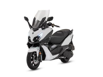 SYM Cruisym 300 E5+ Stile Premium e Potenza Senza Compromessi.
Il nuovo Cruisym 300 Euro 5+ è la sintesi perfetta tra design aggressivo, tecnologia all'avanguardia e comfort da prima classe.
Progettato per chi non vuole passare inosservato, sia nel traffico cittadino che nelle gite del weekend.
Punti di Forza:
Look Crossover Linee affilate, finiture in finto carbonio e inserti curati per un’estetica sportiva e ricercata.
Motore Euro 5+ Propulsore 300cc ad alte prestazioni, ottimizzato per massima efficienza e emissioni ridotte.
Tecnologia Smart Sistema Keyless 2.0 per avviamento senza chiavi e strumentazione digitale LCD moderna e leggibile.
Massima Sicurezza ABS Bosch e Traction Control (TCS) per un controllo totale anche sul bagnato.
Comfort Superiore Parabrezza regolabile in due posizioni e specchietti retrovisori ripiegabili con indicatori di direzione LED integrati.
Spazio senza limiti Vano sottosella illuminato per due caschi integrali e presa USB QC 3.0.
Offerta Promozionale
Prezzo: € 5.999,00 f.c. In PROMO fino al 31 01 2026 a 5.199,00 € f.c. + 350,00 € Immatricolazione
Garanzia: 4 anni di garanzia ufficiale SYM inclusi.
I NOSTRI SERVIZI : -Acquisto diretto con pagamento immediato -conto vendita -vendita auto, moto e scooter usati e garantiti -vendita veicoli d'epoca -permuta auto con moto e viceversa -noleggio breve e lungo termine -finanziamenti personalizzati (rata costante,mini e maxi rate, leasing) -assistenza post-vendita con società di garanzie e officine partner -assicurazioni -consulenze e stime per acquisti tra privati
VISITA il nostro sito internet: automotousateroma.it oppure scarica la nostra App: automotousateroma dall' Apple store o Play store per restare aggiornato sui nostri ultimi arrivi.
VIENI A TROVARCI PER VEDERE DAL VIVO QUESTO VEICOLO : Auto Moto Usate Roma s.r.l.Via Appia Nuova 23, 00047, Marino (RM) (adiacente Sorelle Ramonda).
HAI UNA PERMUTA? compila il form sull'App o nel nostro sito automotousateroma.it oppure inviaci foto e descrizione (modello anno km motore ...) al nostro numero whatsapp : Cell. 366-6562866 o 351-4646876 Fisso 06-7215841 e-mail : info@automotousateroma.it
La Auto Moto Usate Roma Srl declina ogni responsabilità per eventuali involontarie incongruenze che non rappresentano in alcun modo un impegno contrattuale e invitano i clienti a verificare sempre dal vivo la correttezza dei dati che potrebbero non coincidere con l’effettivo equipaggiamento del veicolo spesso dovuto alla incompatibilità dei dati trasmessi sulle varie piattaforme web. SYM Cruisym 300 E5+ Stile Premium e Potenza Senza Compromessi.
Il nuovo Cruisym 300 Euro 5+ è la sintesi perfetta tra design aggressivo, tecnologia all'avanguardia e comfort da prima classe.
Progettato per chi non vuole passare inosservato, sia nel traffico cittadino che nelle gite del weekend.
Punti di Forza:
Look Crossover Linee affilate, finiture in finto carbonio e inserti curati per un’estetica sportiva e ricercata.
Motore Euro 5+ Propulsore 300cc ad alte prestazioni, ottimizzato per massima efficienza e emissioni ridotte.
Tecnologia Smart Sistema Keyless 2.0 per avviamento senza chiavi e strumentazione digitale LCD moderna e leggibile.
Massima Sicurezza ABS Bosch e Traction Control (TCS) per un controllo totale anche sul bagnato.
Comfort Superiore Parabrezza regolabile in due posizioni e specchietti retrovisori ripiegabili con indicatori di direzione LED integrati.
Spazio senza limiti Vano sottosella illuminato per due caschi integrali e presa USB QC 3.0.
Offerta Promozionale
Prezzo: € 5.999,00 f.c. In PROMO fino al 31 01 2026 a 5.199,00 € f.c. + 350,00 € Immatricolazione
Garanzia: 4 anni di garanzia ufficiale SYM inclusi.
I NOSTRI SERVIZI : -Acquisto diretto con pagamento immediato -conto vendita -vendita auto, moto e scooter usati e garantiti -vendita veicoli d'epoca -permuta auto con moto e viceversa -noleggio breve e lungo termine -finanziamenti personalizzati (rata costante,mini e maxi rate, leasing) -assistenza post-vendita con società di garanzie e officine partner -assicurazioni -consulenze e stime per acquisti tra privati
VISITA il nostro sito internet: automotousateroma.it oppure scarica la nostra App: automotousateroma dall' Apple store o Play store per restare aggiornato sui nostri ultimi arrivi.
VIENI A TROVARCI PER VEDERE DAL VIVO QUESTO VEICOLO : Auto Moto Usate Roma s.r.l.Via Appia Nuova 23, 00047, Marino (RM) (adiacente Sorelle Ramonda).
HAI UNA PERMUTA? compila il form sull'App o nel nostro sito automotousateroma.it oppure inviaci foto e descrizione (modello anno km motore ...) al nostro numero whatsapp : Cell. 366-6562866 o 351-4646876 Fisso 06-7215841 e-mail : info@automotousateroma.it
La Auto Moto Usate Roma Srl declina ogni responsabilità per eventuali involontarie incongruenze che non rappresentano in alcun modo un impegno contrattuale e invitano i clienti a verificare sempre dal vivo la correttezza dei dati che potrebbero non coincidere con l’effettivo equipaggiamento del veicolo spesso dovuto alla incompatibilità dei dati trasmessi sulle varie piattaforme web.
