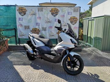 SYM ADX 300 E5+ L'Esploratore Urbano Crossover...
Pronto per ogni sfida? L'ADX 300 Euro 5+ è il nuovo punto di riferimento per chi cerca uno scooter robusto, versatile e dallo stile inconfondibile.
Con il suo design ispirato alle moto Adventure e una dotazione tecnologica al top, è progettato per portarti ovunque: dal traffico del centro ai sentieri fuori città .
Caratteristiche Principali:
Design Crossover: Linee muscolose, manubrio in stile off-road con paramani di serie e fari anteriori a 4 proiettori Full LED.
Motore Euro 5+: Monocilindrico 300cc (278cc reali) da 26 CV, fluido, parco nei consumi e pronto nelle ripartenze.
Ciclistica Rinforzata: Telaio irrobustito e sospensioni a lunga escursione per assorbire buche, pavé e sterrati leggeri.
Tecnologia Avanzata: Display TFT a colori da 7 pollici (con modalità giorno notte), sistema Keyless 2.0 e doppia presa USB (Tipo A e C).
Massima Sicurezza: ABS a due canali e Controllo di Trazione (TCS) disinseribile per la massima libertà su ogni fondo.
Autonomia Record: Serbatoio maggiorato da 16 litri per oltre 450 km di avventura con un pieno.
Offerta Promozionale
Prezzo: € 4.999,00 f.c. In PROMO fino al 31 01 2026 a 4.499,00 € f.c. + 350,00 € Immatricolazione.
Garanzia: 4 anni di garanzia ufficiale SYM inclusi.
I NOSTRI SERVIZI : -Acquisto diretto con pagamento immediato -conto vendita -vendita auto, moto e scooter usati e garantiti -vendita veicoli d'epoca -permuta auto con moto e viceversa -noleggio breve e lungo termine -finanziamenti personalizzati (rata costante,mini e maxi rate, leasing) -assistenza post-vendita con società di garanzie e officine partner -assicurazioni -consulenze e stime per acquisti tra privati
VISITA il nostro sito internet: automotousateroma.it oppure scarica la nostra App: automotousateroma dall' Apple store o Play store per restare aggiornato sui nostri ultimi arrivi.
VIENI A TROVARCI PER VEDERE DAL VIVO QUESTO VEICOLO : Auto Moto Usate Roma s.r.l.Via Appia Nuova 23, 00047, Marino (RM) (adiacente Sorelle Ramonda).
HAI UNA PERMUTA? compila il form sull'App o nel nostro sito automotousateroma.it oppure inviaci foto e descrizione (modello anno km motore ...) al nostro numero whatsapp : Cell. 366-6562866 o 351-4646876 Fisso 06-7215841 e-mail : info@automotousateroma.it
La Auto Moto Usate Roma Srl declina ogni responsabilità per eventuali involontarie incongruenze che non rappresentano in alcun modo un impegno contrattuale e invitano i clienti a verificare sempre dal vivo la correttezza dei dati che potrebbero non coincidere con l’effettivo equipaggiamento del veicolo spesso dovuto alla incompatibilità dei dati trasmessi sulle varie piattaforme web. SYM ADX 300 E5+ L'Esploratore Urbano Crossover...
Pronto per ogni sfida? L'ADX 300 Euro 5+ è il nuovo punto di riferimento per chi cerca uno scooter robusto, versatile e dallo stile inconfondibile.
Con il suo design ispirato alle moto Adventure e una dotazione tecnologica al top, è progettato per portarti ovunque: dal traffico del centro ai sentieri fuori città .
Caratteristiche Principali:
Design Crossover: Linee muscolose, manubrio in stile off-road con paramani di serie e fari anteriori a 4 proiettori Full LED.
Motore Euro 5+: Monocilindrico 300cc (278cc reali) da 26 CV, fluido, parco nei consumi e pronto nelle ripartenze.
Ciclistica Rinforzata: Telaio irrobustito e sospensioni a lunga escursione per assorbire buche, pavé e sterrati leggeri.
Tecnologia Avanzata: Display TFT a colori da 7 pollici (con modalità giorno notte), sistema Keyless 2.0 e doppia presa USB (Tipo A e C).
Massima Sicurezza: ABS a due canali e Controllo di Trazione (TCS) disinseribile per la massima libertà su ogni fondo.
Autonomia Record: Serbatoio maggiorato da 16 litri per oltre 450 km di avventura con un pieno.
Offerta Promozionale
Prezzo: € 4.999,00 f.c. In PROMO fino al 31 01 2026 a 4.499,00 € f.c. + 350,00 € Immatricolazione.
Garanzia: 4 anni di garanzia ufficiale SYM inclusi.
I NOSTRI SERVIZI : -Acquisto diretto con pagamento immediato -conto vendita -vendita auto, moto e scooter usati e garantiti -vendita veicoli d'epoca -permuta auto con moto e viceversa -noleggio breve e lungo termine -finanziamenti personalizzati (rata costante,mini e maxi rate, leasing) -assistenza post-vendita con società di garanzie e officine partner -assicurazioni -consulenze e stime per acquisti tra privati
VISITA il nostro sito internet: automotousateroma.it oppure scarica la nostra App: automotousateroma dall' Apple store o Play store per restare aggiornato sui nostri ultimi arrivi.
VIENI A TROVARCI PER VEDERE DAL VIVO QUESTO VEICOLO : Auto Moto Usate Roma s.r.l.Via Appia Nuova 23, 00047, Marino (RM) (adiacente Sorelle Ramonda).
HAI UNA PERMUTA? compila il form sull'App o nel nostro sito automotousateroma.it oppure inviaci foto e descrizione (modello anno km motore ...) al nostro numero whatsapp : Cell. 366-6562866 o 351-4646876 Fisso 06-7215841 e-mail : info@automotousateroma.it
La Auto Moto Usate Roma Srl declina ogni responsabilità per eventuali involontarie incongruenze che non rappresentano in alcun modo un impegno contrattuale e invitano i clienti a verificare sempre dal vivo la correttezza dei dati che potrebbero non coincidere con l’effettivo equipaggiamento del veicolo spesso dovuto alla incompatibilità dei dati trasmessi sulle varie piattaforme web.