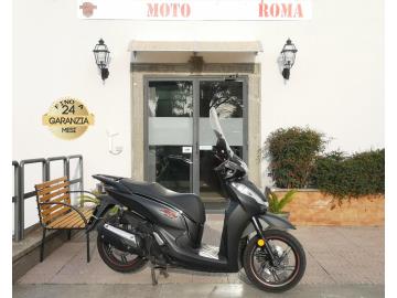 HONDA SH 300i
Immatricolato 2016, 279cc, 29Cv 19Kw, 68.700Km, Euro4.
*** Motore sostituito a 40.000Km ***
Rimangono sempre esclusi i costi :
-del passaggio di proprietà pari ad euro 200,00
-messa su strada pari ad euro 300,00 che include l'attivazione della garanzia di 12 mesi completa, all' occorrenza controlli e o tagliando completo preconsegna (olio,filtro olio, filtro aria e tutti i componenti necessari al ripristino), 12 mesi di garanzia estendibili a 24 36mesi in base al veicolo e copre i componenti non soggetti ad usura (dettagli in sede).
Con: Motore monocilindrico, cambio automatio, computer di bordo, Abs, faro a Led, raffreddamento a liquido, chiave Keyless, vano retro scudo, ampio vano sotto sella, doppio cavalletto, trasmissione finale a cinghia, presa a 12V, parabrezza Isotta, freni a disco da 256mm anteriore e posteriore, cerchia da 16“.
I NOSTRI SERVIZI :
-Acquisto diretto con pagamento immediato
-conto vendita
-vendita auto, moto e scooter usati e garantiti
-vendita veicoli d'epoca
-permuta auto con moto e viceversa
-noleggio breve e lungo termine
-finanziamenti personalizzati (rata costante,mini e maxi rate, leasing)
-assistenza post-vendita con società di garanzie e officine partner
-assicurazioni
-consulenze e stime per acquisti tra privati
VISITA il nostro sito internet: automotousateroma.it oppure scarica la nostra App: automotousateroma dall' Apple store o Play store per restare aggiornato sui nostri ultimi arrivi.
VIENI A TROVARCI PER VEDERE DAL VIVO QUESTO VEICOLO :
Auto Moto Usate Roma s.r.l.Via Appia Nuova 23, 00047, Marino (RM) (adiacente Sorelle Ramonda)
*************
HAI UNA PERMUTA?
compila il form sull'App o nel nostro sito automotousateroma.it
oppure inviaci foto e descrizione (modello anno km motore ...)
al nostro numero whatsapp : Cell. 366-6562866 o 351-4646876 Fisso 06-7215841 e-mail : info@automotousateroma.it
*************
La Auto Moto Usate Roma Srl declina ogni responsabilità per eventuali involontarie incongruenze che non rappresentano in alcun modo un impegno contrattuale e invitano i clienti a verificare sempre dal vivo la correttezza dei dati che potrebbero non coincidere con l’effettivo equipaggiamento del veicolo spesso dovuto alla incompatibilità dei dati trasmessi sulle varie piattaforme web. HONDA SH 300i
Immatricolato 2016, 279cc, 29Cv 19Kw, 68.700Km, Euro4.
*** Motore sostituito a 40.000Km ***
Rimangono sempre esclusi i costi :
-del passaggio di proprietà pari ad euro 200,00
-messa su strada pari ad euro 300,00 che include l'attivazione della garanzia di 12 mesi completa, all' occorrenza controlli e o tagliando completo preconsegna (olio,filtro olio, filtro aria e tutti i componenti necessari al ripristino), 12 mesi di garanzia estendibili a 24 36mesi in base al veicolo e copre i componenti non soggetti ad usura (dettagli in sede).
Con: Motore monocilindrico, cambio automatio, computer di bordo, Abs, faro a Led, raffreddamento a liquido, chiave Keyless, vano retro scudo, ampio vano sotto sella, doppio cavalletto, trasmissione finale a cinghia, presa a 12V, parabrezza Isotta, freni a disco da 256mm anteriore e posteriore, cerchia da 16“.
I NOSTRI SERVIZI :
-Acquisto diretto con pagamento immediato
-conto vendita
-vendita auto, moto e scooter usati e garantiti
-vendita veicoli d'epoca
-permuta auto con moto e viceversa
-noleggio breve e lungo termine
-finanziamenti personalizzati (rata costante,mini e maxi rate, leasing)
-assistenza post-vendita con società di garanzie e officine partner
-assicurazioni
-consulenze e stime per acquisti tra privati
VISITA il nostro sito internet: automotousateroma.it oppure scarica la nostra App: automotousateroma dall' Apple store o Play store per restare aggiornato sui nostri ultimi arrivi.
VIENI A TROVARCI PER VEDERE DAL VIVO QUESTO VEICOLO :
Auto Moto Usate Roma s.r.l.Via Appia Nuova 23, 00047, Marino (RM) (adiacente Sorelle Ramonda)
*************
HAI UNA PERMUTA?
compila il form sull'App o nel nostro sito automotousateroma.it
oppure inviaci foto e descrizione (modello anno km motore ...)
al nostro numero whatsapp : Cell. 366-6562866 o 351-4646876 Fisso 06-7215841 e-mail : info@automotousateroma.it
*************
La Auto Moto Usate Roma Srl declina ogni responsabilità per eventuali involontarie incongruenze che non rappresentano in alcun modo un impegno contrattuale e invitano i clienti a verificare sempre dal vivo la correttezza dei dati che potrebbero non coincidere con l’effettivo equipaggiamento del veicolo spesso dovuto alla incompatibilità dei dati trasmessi sulle varie piattaforme web.
