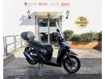 HONDA SH 350 SPORT
Immatricolato 2021, 330cc, 29Cv 19Kw, 16.300Km, Euro5.
Il prezzo proposto di euro 3.400,00 è legato alla promozione web che prevede un acquisto tramite finanziamento, Info in sede.
Il prezzo a Listino senza promo e senza vincoli è di euro 3.800,00.
Rimangono sempre esclusi i costi :
-del passaggio di proprietà pari ad euro 200,00
-messa su strada pari ad euro 200,00 che include l'attivazione della garanzia di 12 mesi completa, all' occorrenza controlli e o tagliando completo preconsegna (olio,filtro olio, filtro aria e tutti i componenti necessari al ripristino), 12 mesi di garanzia estendibili a 24 36mesi in base al veicolo e copre i componenti non soggetti ad usura (dettagli in sede).
Con: Motore monocilindrico, cambio automatio, computer di bordo, Abs, faro a Led, raffreddamento a liquido, chiave Keyless, vano retro scudo, ampio vano sotto sella, doppio cavalletto, trasmissione finale a cinghia, presa a 12V, parabrezza Isotta, freni a disco da 256mm anteriore e posteriore, cerchia da 16“.
I NOSTRI SERVIZI :
-Acquisto diretto con pagamento immediato
-conto vendita
-vendita auto, moto e scooter usati e garantiti
-vendita veicoli d'epoca
-permuta auto con moto e viceversa
-noleggio breve e lungo termine
-finanziamenti personalizzati (rata costante,mini e maxi rate, leasing)
-assistenza post-vendita con società di garanzie e officine partner
-assicurazioni
-consulenze e stime per acquisti tra privati
VISITA il nostro sito internet: automotousateroma.it oppure scarica la nostra App: automotousateroma dall' Apple store o Play store per restare aggiornato sui nostri ultimi arrivi.
VIENI A TROVARCI PER VEDERE DAL VIVO QUESTO VEICOLO :
Auto Moto Usate Roma s.r.l.Via Appia Nuova 23, 00047, Marino (RM) (adiacente Sorelle Ramonda)
*************
HAI UNA PERMUTA?
compila il form sull'App o nel nostro sito automotousateroma.it
oppure inviaci foto e descrizione (modello anno km motore ...)
al nostro numero whatsapp : Cell. 366-6562866 o 351-4646876 Fisso 06-7215841 e-mail : info@automotousateroma.it
*************
La Auto Moto Usate Roma Srl declina ogni responsabilità per eventuali involontarie incongruenze che non rappresentano in alcun modo un impegno contrattuale e invitano i clienti a verificare sempre dal vivo la correttezza dei dati che potrebbero non coincidere con l’effettivo equipaggiamento del veicolo spesso dovuto alla incompatibilità dei dati trasmessi sulle varie piattaforme web.
HONDA SH 350 SPORT
Immatricolato 2021, 330cc, 29Cv 19Kw, 16.300Km, Euro5.
Il prezzo proposto di euro 3.400,00 è legato alla promozione web che prevede un acquisto tramite finanziamento, Info in sede.
Il prezzo a Listino senza promo e senza vincoli è di euro 3.800,00.
Rimangono sempre esclusi i costi :
-del passaggio di proprietà pari ad euro 200,00
-messa su strada pari ad euro 200,00 che include l'attivazione della garanzia di 12 mesi completa, all' occorrenza controlli e o tagliando completo preconsegna (olio,filtro olio, filtro aria e tutti i componenti necessari al ripristino), 12 mesi di garanzia estendibili a 24 36mesi in base al veicolo e copre i componenti non soggetti ad usura (dettagli in sede).
Con: Motore monocilindrico, cambio automatio, computer di bordo, Abs, faro a Led, raffreddamento a liquido, chiave Keyless, vano retro scudo, ampio vano sotto sella, doppio cavalletto, trasmissione finale a cinghia, presa a 12V, parabrezza Isotta, freni a disco da 256mm anteriore e posteriore, cerchia da 16“.
I NOSTRI SERVIZI :
-Acquisto diretto con pagamento immediato
-conto vendita
-vendita auto, moto e scooter usati e garantiti
-vendita veicoli d'epoca
-permuta auto con moto e viceversa
-noleggio breve e lungo termine
-finanziamenti personalizzati (rata costante,mini e maxi rate, leasing)
-assistenza post-vendita con società di garanzie e officine partner
-assicurazioni
-consulenze e stime per acquisti tra privati
VISITA il nostro sito internet: automotousateroma.it oppure scarica la nostra App: automotousateroma dall' Apple store o Play store per restare aggiornato sui nostri ultimi arrivi.
VIENI A TROVARCI PER VEDERE DAL VIVO QUESTO VEICOLO :
Auto Moto Usate Roma s.r.l.Via Appia Nuova 23, 00047, Marino (RM) (adiacente Sorelle Ramonda)
*************
HAI UNA PERMUTA?
compila il form sull'App o nel nostro sito automotousateroma.it
oppure inviaci foto e descrizione (modello anno km motore ...)
al nostro numero whatsapp : Cell. 366-6562866 o 351-4646876 Fisso 06-7215841 e-mail : info@automotousateroma.it
*************
La Auto Moto Usate Roma Srl declina ogni responsabilità per eventuali involontarie incongruenze che non rappresentano in alcun modo un impegno contrattuale e invitano i clienti a verificare sempre dal vivo la correttezza dei dati che potrebbero non coincidere con l’effettivo equipaggiamento del veicolo spesso dovuto alla incompatibilità dei dati trasmessi sulle varie piattaforme web.