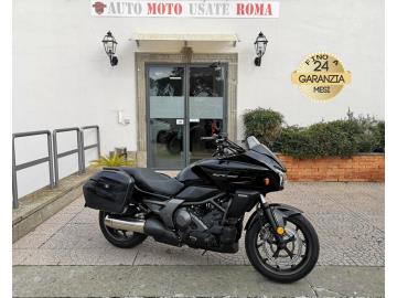 HONDA CTX 700 N DCT ABS
Immatricolato 2016, 670cc, 48Cv/35Kw, 48.245Km, Euro3.
*** Guidabile con Patente A2 ***
Il prezzo proposto di euro 4.900,00 è legato alla promozione web che prevede un acquisto tramite finanziamento, Info in sede.
Il prezzo a Listino senza promo e senza vincoli è di euro 5.400,00.
Rimangono sempre esclusi i costi :
-del passaggio di proprietà pari ad euro 200,00
-messa su strada pari ad euro 300,00 che include l'attivazione della garanzia di 12 mesi completa, all' occorrenza controlli e/o tagliando completo preconsegna (olio,filtro olio, filtro aria e tutti i componenti necessari al ripristino), 12 mesi di garanzia estendibili a 24/36mesi in base al veicolo e copre i componenti non soggetti ad usura (dettagli in sede).
Con: Motore Bicilindrico, cambio automatio DCT, computer di bordo, Abs, faro a Led, raffreddamento a liquido, cavalletto laterale, Forcella telescopica da 41 mm, Mono ammortizzatore con Pro-Link, trasmissione finale a catena, freno a disco da 320mm anteriore e da 240mm posteriore, cerchia da 17“.
I NOSTRI SERVIZI :
-Acquisto diretto con pagamento immediato
-conto vendita
-vendita auto, moto e scooter usati e garantiti
-vendita veicoli d'epoca
-permuta auto con moto e viceversa
-noleggio breve e lungo termine
-finanziamenti personalizzati (rata costante,mini e maxi rate, leasing)
-assistenza post-vendita con società di garanzie e officine partner
-assicurazioni
-consulenze e stime per acquisti tra privati
VISITA il nostro sito internet: automotousateroma.it oppure scarica la nostra App: automotousateroma dall' Apple store o Play store per restare aggiornato sui nostri ultimi arrivi.
VIENI A TROVARCI PER VEDERE DAL VIVO QUESTO VEICOLO :
Auto Moto Usate Roma s.r.l.Via Appia Nuova 23, 00047, Marino (RM) (adiacente Sorelle Ramonda)
*************
HAI UNA PERMUTA?
compila il form sull'App o nel nostro sito automotousateroma.it
oppure inviaci foto e descrizione (modello anno km motore ...)
al nostro numero whatsapp : Cell. 366-6562866 o 351-4646876 Fisso 06-7215841 e-mail : info@automotousateroma.it
*************
La Auto Moto Usate Roma Srl declina ogni responsabilità per eventuali involontarie incongruenze che non rappresentano in alcun modo un impegno contrattuale e invitano i clienti a verificare sempre dal vivo la correttezza dei dati che potrebbero non coincidere con l’effettivo equipaggiamento del veicolo spesso dovuto alla incompatibilità dei dati trasmessi sulle varie piattaforme web. HONDA CTX 700 N DCT ABS
Immatricolato 2016, 670cc, 48Cv/35Kw, 48.245Km, Euro3.
*** Guidabile con Patente A2 ***
Il prezzo proposto di euro 4.900,00 è legato alla promozione web che prevede un acquisto tramite finanziamento, Info in sede.
Il prezzo a Listino senza promo e senza vincoli è di euro 5.400,00.
Rimangono sempre esclusi i costi :
-del passaggio di proprietà pari ad euro 200,00
-messa su strada pari ad euro 300,00 che include l'attivazione della garanzia di 12 mesi completa, all' occorrenza controlli e/o tagliando completo preconsegna (olio,filtro olio, filtro aria e tutti i componenti necessari al ripristino), 12 mesi di garanzia estendibili a 24/36mesi in base al veicolo e copre i componenti non soggetti ad usura (dettagli in sede).
Con: Motore Bicilindrico, cambio automatio DCT, computer di bordo, Abs, faro a Led, raffreddamento a liquido, cavalletto laterale, Forcella telescopica da 41 mm, Mono ammortizzatore con Pro-Link, trasmissione finale a catena, freno a disco da 320mm anteriore e da 240mm posteriore, cerchia da 17“.
I NOSTRI SERVIZI :
-Acquisto diretto con pagamento immediato
-conto vendita
-vendita auto, moto e scooter usati e garantiti
-vendita veicoli d'epoca
-permuta auto con moto e viceversa
-noleggio breve e lungo termine
-finanziamenti personalizzati (rata costante,mini e maxi rate, leasing)
-assistenza post-vendita con società di garanzie e officine partner
-assicurazioni
-consulenze e stime per acquisti tra privati
VISITA il nostro sito internet: automotousateroma.it oppure scarica la nostra App: automotousateroma dall' Apple store o Play store per restare aggiornato sui nostri ultimi arrivi.
VIENI A TROVARCI PER VEDERE DAL VIVO QUESTO VEICOLO :
Auto Moto Usate Roma s.r.l.Via Appia Nuova 23, 00047, Marino (RM) (adiacente Sorelle Ramonda)
*************
HAI UNA PERMUTA?
compila il form sull'App o nel nostro sito automotousateroma.it
oppure inviaci foto e descrizione (modello anno km motore ...)
al nostro numero whatsapp : Cell. 366-6562866 o 351-4646876 Fisso 06-7215841 e-mail : info@automotousateroma.it
*************
La Auto Moto Usate Roma Srl declina ogni responsabilità per eventuali involontarie incongruenze che non rappresentano in alcun modo un impegno contrattuale e invitano i clienti a verificare sempre dal vivo la correttezza dei dati che potrebbero non coincidere con l’effettivo equipaggiamento del veicolo spesso dovuto alla incompatibilità dei dati trasmessi sulle varie piattaforme web.