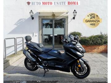 YAMAHA T-MAX 560 TECH MAX
Immatricolato 2025, 562cc, 48Cv/35Kw, 3.000Km, Euro5.
*** Moto UNICOPROPRIETARIO ***
** Scooter in Garanzia Ufficiale Yamaha fino al 2028 **
Il prezzo proposto di euro 11.800,00 è legato alla promozione web che prevede un acquisto tramite finanziamento, Info in sede.
Il prezzo a Listino senza promo e senza vincoli è di euro 12.800,00.
Rimangono sempre esclusi i costi :
-del passaggio di proprietà pari ad euro 200,00
-messa su strada pari ad euro 200,00 che include l'attivazione della garanzia di 12 mesi completa, all' occorrenza controlli e/o tagliando completo preconsegna (olio,filtro olio, filtro aria e tutti i componenti necessari al ripristino), 12 mesi di garanzia estendibili a 24/36mesi in base al veicolo e copre i componenti non soggetti ad usura (dettagli in sede).
Con: Motore Bicilindrico parallelo, Abs, computer di bordo, strumentazione TFT da 7 gestibile con il joystick laterale e telefono collegabile tramite app o cavetto, 2 mappe T S, Ride by Wire, Luci a Led anteriore e posteriore con frecce integrate, ampio vano sottosella, cassetto retroscudo con presa Usb, leva freno a mano, doppio cavalletto centrale e laterale, freni a disco anteriori da 267mm e da 282mm al posteriore, cerchi da 15 .
Accessoriato con: Schienalino e porta targa sportivo + parti originali.
I NOSTRI SERVIZI :
-Acquisto diretto con pagamento immediato
-conto vendita
-vendita auto, moto e scooter usati e garantiti
-vendita veicoli d'epoca
-permuta auto con moto e viceversa
-noleggio breve e lungo termine
-finanziamenti personalizzati (rata costante,mini e maxi rate, leasing)
-assistenza post-vendita con società di garanzie e officine partner
-assicurazioni
-consulenze e stime per acquisti tra privati
VISITA il nostro sito internet: automotousateroma.it oppure scarica la nostra App: automotousateroma dall' Apple store o Play store per restare aggiornato sui nostri ultimi arrivi.
VIENI A TROVARCI PER VEDERE DAL VIVO QUESTO VEICOLO :
Auto Moto Usate Roma s.r.l.Via Appia Nuova 23, 00047, Marino (RM) (adiacente Sorelle Ramonda)
*************
HAI UNA PERMUTA?
compila il form sull'App o nel nostro sito automotousateroma.it
oppure inviaci foto e descrizione (modello anno km motore ...)
al nostro numero whatsapp : Cell. 366-6562866 o 351-4646876 Fisso 06-7215841 e-mail : info@automotousateroma.it
*************
La Auto Moto Usate Roma Srl declina ogni responsabilità per eventuali involontarie incongruenze che non rappresentano in alcun modo un impegno contrattuale e invitano i clienti a verificare sempre dal vivo la correttezza dei dati che potrebbero non coincidere con l’effettivo equipaggiamento del veicolo spesso dovuto alla incompatibilità dei dati trasmessi sulle varie piattaforme web. YAMAHA T-MAX 560 TECH MAX
Immatricolato 2025, 562cc, 48Cv/35Kw, 3.000Km, Euro5.
*** Moto UNICOPROPRIETARIO ***
** Scooter in Garanzia Ufficiale Yamaha fino al 2028 **
Il prezzo proposto di euro 11.800,00 è legato alla promozione web che prevede un acquisto tramite finanziamento, Info in sede.
Il prezzo a Listino senza promo e senza vincoli è di euro 12.800,00.
Rimangono sempre esclusi i costi :
-del passaggio di proprietà pari ad euro 200,00
-messa su strada pari ad euro 200,00 che include l'attivazione della garanzia di 12 mesi completa, all' occorrenza controlli e/o tagliando completo preconsegna (olio,filtro olio, filtro aria e tutti i componenti necessari al ripristino), 12 mesi di garanzia estendibili a 24/36mesi in base al veicolo e copre i componenti non soggetti ad usura (dettagli in sede).
Con: Motore Bicilindrico parallelo, Abs, computer di bordo, strumentazione TFT da 7 gestibile con il joystick laterale e telefono collegabile tramite app o cavetto, 2 mappe T S, Ride by Wire, Luci a Led anteriore e posteriore con frecce integrate, ampio vano sottosella, cassetto retroscudo con presa Usb, leva freno a mano, doppio cavalletto centrale e laterale, freni a disco anteriori da 267mm e da 282mm al posteriore, cerchi da 15 .
Accessoriato con: Schienalino e porta targa sportivo + parti originali.
I NOSTRI SERVIZI :
-Acquisto diretto con pagamento immediato
-conto vendita
-vendita auto, moto e scooter usati e garantiti
-vendita veicoli d'epoca
-permuta auto con moto e viceversa
-noleggio breve e lungo termine
-finanziamenti personalizzati (rata costante,mini e maxi rate, leasing)
-assistenza post-vendita con società di garanzie e officine partner
-assicurazioni
-consulenze e stime per acquisti tra privati
VISITA il nostro sito internet: automotousateroma.it oppure scarica la nostra App: automotousateroma dall' Apple store o Play store per restare aggiornato sui nostri ultimi arrivi.
VIENI A TROVARCI PER VEDERE DAL VIVO QUESTO VEICOLO :
Auto Moto Usate Roma s.r.l.Via Appia Nuova 23, 00047, Marino (RM) (adiacente Sorelle Ramonda)
*************
HAI UNA PERMUTA?
compila il form sull'App o nel nostro sito automotousateroma.it
oppure inviaci foto e descrizione (modello anno km motore ...)
al nostro numero whatsapp : Cell. 366-6562866 o 351-4646876 Fisso 06-7215841 e-mail : info@automotousateroma.it
*************
La Auto Moto Usate Roma Srl declina ogni responsabilità per eventuali involontarie incongruenze che non rappresentano in alcun modo un impegno contrattuale e invitano i clienti a verificare sempre dal vivo la correttezza dei dati che potrebbero non coincidere con l’effettivo equipaggiamento del veicolo spesso dovuto alla incompatibilità dei dati trasmessi sulle varie piattaforme web.