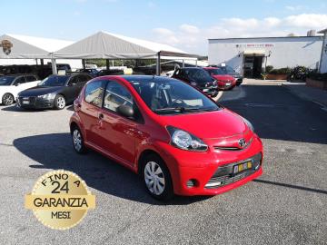 TOYOTA AYGO 1.0 12V VVT-i 5 porte Cool Soda Connect
Immatricolato 2014, 998cc, 69Cv/51Kw, 129.000Km, 5porte/5posti, Euro5B.
*** Veicolo Idoneo per Neopatentati ***
** Auto tagliandata e revisionata **
Il prezzo proposto di euro 4.900,00 è legato alla promozione web che prevede un acquisto tramite finanziamento, Info in sede.
Il prezzo a Listino senza promo e senza vincoli è di euro 5.700,00.
Rimangono sempre esclusi i costi :
-del passaggio di proprietà pari ad euro 450,00
-messa su strada pari ad euro 300,00 che include l'attivazione della garanzia di 12 mesi completa, all'occorrenza controlli e/o tagliando completo preconsegna (olio,filtro olio, filtro aria e tutti i componenti necessari al ripristino ivi compresi kit distribuzione), kit ruota di scorta o kit gonfiaggio, 12 mesi di garanzia estendibili a 24/36mesi in base al veicolo e copre i componenti non soggetti ad usura (dettagli in sede).
Di serie con: Motore a 3 cilindri, cambio manuale a 5 rapporti, vetri e
specchielli elettrici, , computer di
bordo, Radio Navigatore integrato estraibile (display touch screen da 4,3 TOYOTA AYGO 1.0 12V VVT-i 5 porte Cool Soda Connect
Immatricolato 2014, 998cc, 69Cv/51Kw, 129.000Km, 5porte/5posti, Euro5B.
*** Veicolo Idoneo per Neopatentati ***
** Auto tagliandata e revisionata **
Il prezzo proposto di euro 4.900,00 è legato alla promozione web che prevede un acquisto tramite finanziamento, Info in sede.
Il prezzo a Listino senza promo e senza vincoli è di euro 5.700,00.
Rimangono sempre esclusi i costi :
-del passaggio di proprietà pari ad euro 450,00
-messa su strada pari ad euro 300,00 che include l'attivazione della garanzia di 12 mesi completa, all'occorrenza controlli e/o tagliando completo preconsegna (olio,filtro olio, filtro aria e tutti i componenti necessari al ripristino ivi compresi kit distribuzione), kit ruota di scorta o kit gonfiaggio, 12 mesi di garanzia estendibili a 24/36mesi in base al veicolo e copre i componenti non soggetti ad usura (dettagli in sede).
Di serie con: Motore a 3 cilindri, cambio manuale a 5 rapporti, vetri e
specchielli elettrici, , computer di
bordo, Radio Navigatore integrato estraibile (display touch screen da 4,3