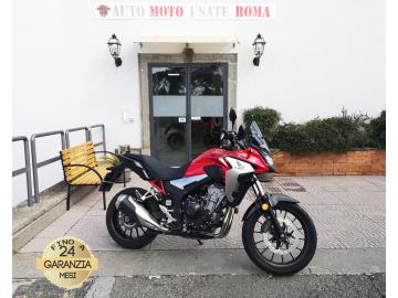 HONDA CB 500 X ABS
Immatricolazione 2021, 471cc, 9.100km, 35kw 48cv, EURO5.
Di serie: motore a Bicilindrico, cambio manuale a 6 marce, avviamento elettrico, abs, antifurto immobilizer, raffreddamento a liquido, freno a disco anteriore da 320mm, freno a disco posteriore da 240mm, forcella anteriore telescopica con steli da 41mm, monoammortizzatore posteriore regolabile su 9 posizioni, cavalletto laterale.
Accessoriato con: Barra portatelefono, cupolino Wrs fumè corto.
Il prezzo proposto di 3.900,00euro è legato alla promozione web che prevede un acquisto tramite finanziamento di intero importo.
Il prezzo senza promo è di euro 4.500,00euro.
Rimangono sempre esclusi i costi :
-del passaggio di proprietà pari ad euro 200,00.
-messa su strada pari ad euro 300,00 che include l'attivazione della garanzia di 12 mesi completa, controlli e o tagliando completo preconsegna all'occorrenza (olio,filtro olio, filtro aria e tutti i componenti necessari al ripristino), 12 mesi di garanzia estendibili a 24 36mesi in base al veicolo e copre i componenti non soggetti ad usura (dettagli in sede).
Il prezzo del veicolo pubblicizzato è stato calcolato utilizzando tutte le campagne commerciali a disposizione.
*************
I NOSTRI SERVIZI :
-Acquisto diretto con pagamento immediato
-conto vendita
-vendita auto, moto e scooter usati e garantiti
-vendita veicoli d'epoca
-permuta auto con moto e viceversa
-noleggio breve e lungo termine
-finanziamenti personalizzati (rata costante,mini e maxi rate, leasing)
-assistenza post-vendita con società di garanzie e officine partner
-assicurazioni
-consulenze e stime per acquisti tra privati
VISITA il nostro sito internet: automotousateroma.it oppure scarica la nostra App: automotousateroma dall' Apple store o Play store per restare aggiornato sui nostri ultimi arrivi.
VIENI A TROVARCI PER VEDERE DAL VIVO QUESTO VEICOLO :
Auto Moto Usate Roma s.r.l.Via Appia Nuova 23, 00047, Marino (RM) (adiacente Sorelle Ramonda)
*************
HAI UNA PERMUTA?
compila il form sull'App o nel nostro sito automotousateroma.it
oppure inviaci foto e descrizione (modello anno km motore ...)
al nostro numero whatsapp : Cell. 351-4646876 o Whats. 366-6562866 Fisso 06-7215841 e-mail : info@automotousateroma.it
*************
La Auto Moto Usate Roma Srl declina ogni responsabilità per eventuali involontarie incongruenze che non rappresentano in alcun modo un impegno contrattuale e invitano i clienti a verificare sempre dal vivo la correttezza dei dati che potrebbero non coincidere con l’effettivo equipaggiamento del veicolo spesso dovuto alla incompatibilità dei dati trasmessi sulle varie piattaforme web.
HONDA CB 500 X ABS
Immatricolazione 2021, 471cc, 9.100km, 35kw 48cv, EURO5.
Di serie: motore a Bicilindrico, cambio manuale a 6 marce, avviamento elettrico, abs, antifurto immobilizer, raffreddamento a liquido, freno a disco anteriore da 320mm, freno a disco posteriore da 240mm, forcella anteriore telescopica con steli da 41mm, monoammortizzatore posteriore regolabile su 9 posizioni, cavalletto laterale.
Accessoriato con: Barra portatelefono, cupolino Wrs fumè corto.
Il prezzo proposto di 3.900,00euro è legato alla promozione web che prevede un acquisto tramite finanziamento di intero importo.
Il prezzo senza promo è di euro 4.500,00euro.
Rimangono sempre esclusi i costi :
-del passaggio di proprietà pari ad euro 200,00.
-messa su strada pari ad euro 300,00 che include l'attivazione della garanzia di 12 mesi completa, controlli e o tagliando completo preconsegna all'occorrenza (olio,filtro olio, filtro aria e tutti i componenti necessari al ripristino), 12 mesi di garanzia estendibili a 24 36mesi in base al veicolo e copre i componenti non soggetti ad usura (dettagli in sede).
Il prezzo del veicolo pubblicizzato è stato calcolato utilizzando tutte le campagne commerciali a disposizione.
*************
I NOSTRI SERVIZI :
-Acquisto diretto con pagamento immediato
-conto vendita
-vendita auto, moto e scooter usati e garantiti
-vendita veicoli d'epoca
-permuta auto con moto e viceversa
-noleggio breve e lungo termine
-finanziamenti personalizzati (rata costante,mini e maxi rate, leasing)
-assistenza post-vendita con società di garanzie e officine partner
-assicurazioni
-consulenze e stime per acquisti tra privati
VISITA il nostro sito internet: automotousateroma.it oppure scarica la nostra App: automotousateroma dall' Apple store o Play store per restare aggiornato sui nostri ultimi arrivi.
VIENI A TROVARCI PER VEDERE DAL VIVO QUESTO VEICOLO :
Auto Moto Usate Roma s.r.l.Via Appia Nuova 23, 00047, Marino (RM) (adiacente Sorelle Ramonda)
*************
HAI UNA PERMUTA?
compila il form sull'App o nel nostro sito automotousateroma.it
oppure inviaci foto e descrizione (modello anno km motore ...)
al nostro numero whatsapp : Cell. 351-4646876 o Whats. 366-6562866 Fisso 06-7215841 e-mail : info@automotousateroma.it
*************
La Auto Moto Usate Roma Srl declina ogni responsabilità per eventuali involontarie incongruenze che non rappresentano in alcun modo un impegno contrattuale e invitano i clienti a verificare sempre dal vivo la correttezza dei dati che potrebbero non coincidere con l’effettivo equipaggiamento del veicolo spesso dovuto alla incompatibilità dei dati trasmessi sulle varie piattaforme web.