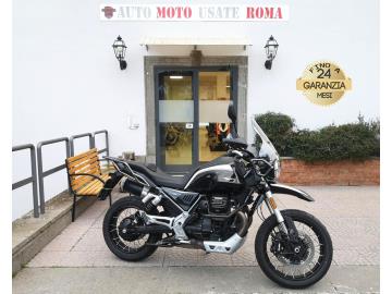 MOTO GUZZI V85 TT GUARDIA D'ONORE
*** SERIE NUMERATA 0008 1946 ***
Immatricolato 2022, 853cc, 76Cv 56Kw, 12.500Km, Euro5
Il prezzo proposto di euro 8.500,00 è legato alla promozione web che prevede un acquisto tramite finanziamento, Info in sede.
Il prezzo a Listino senza promo e senza vincoli è di euro 9.500,00.
Rimangono sempre esclusi i costi :
-del passaggio di proprietà pari ad euro 200,00
-messa su strada pari ad euro 300,00 che include l'attivazione della garanzia di 12 mesi completa, all' occorrenza controlli e o tagliando completo preconsegna (olio,filtro olio, filtro aria e tutti i componenti necessari al ripristino), 12 mesi di garanzia estendibili a 24 36mesi in base al veicolo e copre i componenti non soggetti ad usura (dettagli in sede).
Con: Motore Bicilindrico a V, Abs, cambio manuale a 6 rapporti, doppio cavalletto laterale e centrale, raffreddamento ad Aria, cruise control, faro a Led, Forcella telescopica idraulica a steli rovesciati, Ø 41 mm, regolabile nel precarico molla e nell’idraulica in estensione, Forcellone a doppio braccio in alluminio scatolato con monoammortizzatore laterale destro, regolabile nel precarico molla e nell'idraulica in estensione, doppio freno a disco anteriore da 320mm e da 260mm al posteriore, cerchi a raggi da 19“ anteriore e da 17†posteriore.
Accessoriato con : Paramotore, sotto coppa e paramani.
I NOSTRI SERVIZI :
-Acquisto diretto con pagamento immediato
-conto vendita
-vendita auto, moto e scooter usati e garantiti
-vendita veicoli d'epoca
-permuta auto con moto e viceversa
-noleggio breve e lungo termine
-finanziamenti personalizzati (rata costante,mini e maxi rate, leasing)
-assistenza post-vendita con società di garanzie e officine partner
-assicurazioni
-consulenze e stime per acquisti tra privati
VISITA il nostro sito internet: automotousateroma.it oppure scarica la nostra App: automotousateroma dall' Apple store o Play store per restare aggiornato sui nostri ultimi arrivi.
VIENI A TROVARCI PER VEDERE DAL VIVO QUESTO VEICOLO :
Auto Moto Usate Roma s.r.l.Via Appia Nuova 23, 00047, Marino (RM) (adiacente Sorelle Ramonda)
*************
HAI UNA PERMUTA?
compila il form sull'App o nel nostro sito automotousateroma.it
oppure inviaci foto e descrizione (modello anno km motore ...)
al nostro numero whatsapp : Cell. 366-6562866 o 351-4646876 Fisso 06-7215841 e-mail : info@automotousateroma.it
*************
La Auto Moto Usate Roma Srl declina ogni responsabilità per eventuali involontarie incongruenze che non rappresentano in alcun modo un impegno contrattuale e invitano i clienti a verificare sempre dal vivo la correttezza dei dati che potrebbero non coincidere con l’effettivo equipaggiamento del veicolo spesso dovuto alla incompatibilità dei dati trasmessi sulle varie piattaforme web. MOTO GUZZI V85 TT GUARDIA D'ONORE
*** SERIE NUMERATA 0008 1946 ***
Immatricolato 2022, 853cc, 76Cv 56Kw, 12.500Km, Euro5
Il prezzo proposto di euro 8.500,00 è legato alla promozione web che prevede un acquisto tramite finanziamento, Info in sede.
Il prezzo a Listino senza promo e senza vincoli è di euro 9.500,00.
Rimangono sempre esclusi i costi :
-del passaggio di proprietà pari ad euro 200,00
-messa su strada pari ad euro 300,00 che include l'attivazione della garanzia di 12 mesi completa, all' occorrenza controlli e o tagliando completo preconsegna (olio,filtro olio, filtro aria e tutti i componenti necessari al ripristino), 12 mesi di garanzia estendibili a 24 36mesi in base al veicolo e copre i componenti non soggetti ad usura (dettagli in sede).
Con: Motore Bicilindrico a V, Abs, cambio manuale a 6 rapporti, doppio cavalletto laterale e centrale, raffreddamento ad Aria, cruise control, faro a Led, Forcella telescopica idraulica a steli rovesciati, Ø 41 mm, regolabile nel precarico molla e nell’idraulica in estensione, Forcellone a doppio braccio in alluminio scatolato con monoammortizzatore laterale destro, regolabile nel precarico molla e nell'idraulica in estensione, doppio freno a disco anteriore da 320mm e da 260mm al posteriore, cerchi a raggi da 19“ anteriore e da 17†posteriore.
Accessoriato con : Paramotore, sotto coppa e paramani.
I NOSTRI SERVIZI :
-Acquisto diretto con pagamento immediato
-conto vendita
-vendita auto, moto e scooter usati e garantiti
-vendita veicoli d'epoca
-permuta auto con moto e viceversa
-noleggio breve e lungo termine
-finanziamenti personalizzati (rata costante,mini e maxi rate, leasing)
-assistenza post-vendita con società di garanzie e officine partner
-assicurazioni
-consulenze e stime per acquisti tra privati
VISITA il nostro sito internet: automotousateroma.it oppure scarica la nostra App: automotousateroma dall' Apple store o Play store per restare aggiornato sui nostri ultimi arrivi.
VIENI A TROVARCI PER VEDERE DAL VIVO QUESTO VEICOLO :
Auto Moto Usate Roma s.r.l.Via Appia Nuova 23, 00047, Marino (RM) (adiacente Sorelle Ramonda)
*************
HAI UNA PERMUTA?
compila il form sull'App o nel nostro sito automotousateroma.it
oppure inviaci foto e descrizione (modello anno km motore ...)
al nostro numero whatsapp : Cell. 366-6562866 o 351-4646876 Fisso 06-7215841 e-mail : info@automotousateroma.it
*************
La Auto Moto Usate Roma Srl declina ogni responsabilità per eventuali involontarie incongruenze che non rappresentano in alcun modo un impegno contrattuale e invitano i clienti a verificare sempre dal vivo la correttezza dei dati che potrebbero non coincidere con l’effettivo equipaggiamento del veicolo spesso dovuto alla incompatibilità dei dati trasmessi sulle varie piattaforme web.