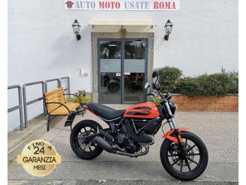 DUCATI SCRAMBLER 400
Immatricolato 2020, 399cc, 41Cv/30Kw, 15.300Km, Euro4.
Il prezzo proposto di euro 3.900,00 è legato alla promozione web che prevede un acquisto tramite finanziamento, Info in sede.
Il prezzo a Listino senza promo e senza vincoli è di euro 4.600,00.
Rimangono sempre esclusi i costi :
-del passaggio di proprietà pari ad euro 200,00
-messa su strada pari ad euro 300,00 che include l'attivazione della garanzia di 12 mesi completa, all' occorrenza controlli e/o tagliando completo preconsegna (olio,filtro olio, filtro aria e tutti i componenti necessari al ripristino), 12 mesi di garanzia estendibili a 24/36mesi in base al veicolo e copre i componenti non soggetti ad usura (dettagli in sede).
Con: Motore Bicilindrico a V, Abs, cambio manuale a 6 rapporti, raffreddamento ad Aria, distribuzione Desmodronica, Forcella Showa tradizionale con steli da 41 mm, Monoammortizzatore Kayaba regolabile nel precarico molla, freno a disco anteriore da 320mm e da 245mm al posteriore, cerchi da 18“ anteriore e da 17†posteriore.
I NOSTRI SERVIZI :
-Acquisto diretto con pagamento immediato
-conto vendita
-vendita auto, moto e scooter usati e garantiti
-vendita veicoli d'epoca
-permuta auto con moto e viceversa
-noleggio breve e lungo termine
-finanziamenti personalizzati (rata costante,mini e maxi rate, leasing)
-assistenza post-vendita con società di garanzie e officine partner
-assicurazioni
-consulenze e stime per acquisti tra privati
VISITA il nostro sito internet: automotousateroma.it oppure scarica la nostra App: automotousateroma dall' Apple store o Play store per restare aggiornato sui nostri ultimi arrivi.
VIENI A TROVARCI PER VEDERE DAL VIVO QUESTO VEICOLO :
Auto Moto Usate Roma s.r.l.Via Appia Nuova 23, 00047, Marino (RM) (adiacente Sorelle Ramonda)
*************
HAI UNA PERMUTA?
compila il form sull'App o nel nostro sito automotousateroma.it
oppure inviaci foto e descrizione (modello anno km motore ...)
al nostro numero whatsapp : Cell. 366-6562866 o 351-4646876 Fisso 06-7215841 e-mail : info@automotousateroma.it
*************
La Auto Moto Usate Roma Srl declina ogni responsabilità per eventuali involontarie incongruenze che non rappresentano in alcun modo un impegno contrattuale e invitano i clienti a verificare sempre dal vivo la correttezza dei dati che potrebbero non coincidere con l’effettivo equipaggiamento del veicolo spesso dovuto alla incompatibilità dei dati trasmessi sulle varie piattaforme web. DUCATI SCRAMBLER 400
Immatricolato 2020, 399cc, 41Cv/30Kw, 15.300Km, Euro4.
Il prezzo proposto di euro 3.900,00 è legato alla promozione web che prevede un acquisto tramite finanziamento, Info in sede.
Il prezzo a Listino senza promo e senza vincoli è di euro 4.600,00.
Rimangono sempre esclusi i costi :
-del passaggio di proprietà pari ad euro 200,00
-messa su strada pari ad euro 300,00 che include l'attivazione della garanzia di 12 mesi completa, all' occorrenza controlli e/o tagliando completo preconsegna (olio,filtro olio, filtro aria e tutti i componenti necessari al ripristino), 12 mesi di garanzia estendibili a 24/36mesi in base al veicolo e copre i componenti non soggetti ad usura (dettagli in sede).
Con: Motore Bicilindrico a V, Abs, cambio manuale a 6 rapporti, raffreddamento ad Aria, distribuzione Desmodronica, Forcella Showa tradizionale con steli da 41 mm, Monoammortizzatore Kayaba regolabile nel precarico molla, freno a disco anteriore da 320mm e da 245mm al posteriore, cerchi da 18“ anteriore e da 17†posteriore.
I NOSTRI SERVIZI :
-Acquisto diretto con pagamento immediato
-conto vendita
-vendita auto, moto e scooter usati e garantiti
-vendita veicoli d'epoca
-permuta auto con moto e viceversa
-noleggio breve e lungo termine
-finanziamenti personalizzati (rata costante,mini e maxi rate, leasing)
-assistenza post-vendita con società di garanzie e officine partner
-assicurazioni
-consulenze e stime per acquisti tra privati
VISITA il nostro sito internet: automotousateroma.it oppure scarica la nostra App: automotousateroma dall' Apple store o Play store per restare aggiornato sui nostri ultimi arrivi.
VIENI A TROVARCI PER VEDERE DAL VIVO QUESTO VEICOLO :
Auto Moto Usate Roma s.r.l.Via Appia Nuova 23, 00047, Marino (RM) (adiacente Sorelle Ramonda)
*************
HAI UNA PERMUTA?
compila il form sull'App o nel nostro sito automotousateroma.it
oppure inviaci foto e descrizione (modello anno km motore ...)
al nostro numero whatsapp : Cell. 366-6562866 o 351-4646876 Fisso 06-7215841 e-mail : info@automotousateroma.it
*************
La Auto Moto Usate Roma Srl declina ogni responsabilità per eventuali involontarie incongruenze che non rappresentano in alcun modo un impegno contrattuale e invitano i clienti a verificare sempre dal vivo la correttezza dei dati che potrebbero non coincidere con l’effettivo equipaggiamento del veicolo spesso dovuto alla incompatibilità dei dati trasmessi sulle varie piattaforme web.
