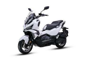 NUOVO SYM ADX 125 E5+ L'AVVENTURA INIZIA IN CITTÀ!
Stanco del solito scooter grigio? Passa al nuovo ADX 125, il crossover che non ha paura di nessuna strada.
Look Adventure: Linee taglienti, fari Full Led, display TFT e pneumatici semi-tassellati.
Zero Pensieri: Sistema Keyless e presa USB per il tuo smartphone.
Super Autonomia: Con 15L di serbatoio fai quasi 500km con un pieno!
Patente B: Si guida comodamente con la patente dell'auto.
Offerta Promozionale
Prezzo: 3.490,00€ f.c. In PROMO fino al 31/03/2026 a 3.199,00€ + 350,00€ Immatricolazione.
Garanzia: 4 anni di garanzia ufficiale SYM inclusi.
I NOSTRI SERVIZI :
-Acquisto diretto con pagamento immediato
-conto vendita
-vendita auto, moto e scooter usati e garantiti
-vendita veicoli d'epoca
-permuta auto con moto e viceversa
-noleggio breve e lungo termine
-finanziamenti personalizzati (rata costante,mini e maxi rate, leasing)
-assistenza post-vendita con società di garanzie e officine partner
-assicurazioni
-consulenze e stime per acquisti tra privati
VISITA il nostro sito internet: automotousateroma.it oppure scarica la nostra App: automotousateroma dall' Apple store o Play store per restare aggiornato sui nostri ultimi arrivi.
VIENI A TROVARCI PER VEDERE DAL VIVO QUESTO VEICOLO :
Auto Moto Usate Roma s.r.l.Via Appia Nuova 23, 00047, Marino (RM) (adiacente Sorelle Ramonda).
HAI UNA PERMUTA?
compila il form sull'App o nel nostro sito automotousateroma.it
oppure inviaci foto e descrizione (modello anno km motore ...)
al nostro numero whatsapp : Cell. 366-6562866 o 351-4646876 Fisso 06-7215841 e-mail : info@automotousateroma.it
La Auto Moto Usate Roma Srl declina ogni responsabilità per eventuali involontarie incongruenze che non rappresentano in alcun modo un impegno contrattuale e invitano i clienti a verificare sempre dal vivo la correttezza dei dati che potrebbero non coincidere con l’effettivo equipaggiamento del veicolo spesso dovuto alla incompatibilità dei dati trasmessi sulle varie piattaforme web. NUOVO SYM ADX 125 E5+ L'AVVENTURA INIZIA IN CITTÀ!
Stanco del solito scooter grigio? Passa al nuovo ADX 125, il crossover che non ha paura di nessuna strada.
Look Adventure: Linee taglienti, fari Full Led, display TFT e pneumatici semi-tassellati.
Zero Pensieri: Sistema Keyless e presa USB per il tuo smartphone.
Super Autonomia: Con 15L di serbatoio fai quasi 500km con un pieno!
Patente B: Si guida comodamente con la patente dell'auto.
Offerta Promozionale
Prezzo: 3.490,00€ f.c. In PROMO fino al 31/03/2026 a 3.199,00€ + 350,00€ Immatricolazione.
Garanzia: 4 anni di garanzia ufficiale SYM inclusi.
I NOSTRI SERVIZI :
-Acquisto diretto con pagamento immediato
-conto vendita
-vendita auto, moto e scooter usati e garantiti
-vendita veicoli d'epoca
-permuta auto con moto e viceversa
-noleggio breve e lungo termine
-finanziamenti personalizzati (rata costante,mini e maxi rate, leasing)
-assistenza post-vendita con società di garanzie e officine partner
-assicurazioni
-consulenze e stime per acquisti tra privati
VISITA il nostro sito internet: automotousateroma.it oppure scarica la nostra App: automotousateroma dall' Apple store o Play store per restare aggiornato sui nostri ultimi arrivi.
VIENI A TROVARCI PER VEDERE DAL VIVO QUESTO VEICOLO :
Auto Moto Usate Roma s.r.l.Via Appia Nuova 23, 00047, Marino (RM) (adiacente Sorelle Ramonda).
HAI UNA PERMUTA?
compila il form sull'App o nel nostro sito automotousateroma.it
oppure inviaci foto e descrizione (modello anno km motore ...)
al nostro numero whatsapp : Cell. 366-6562866 o 351-4646876 Fisso 06-7215841 e-mail : info@automotousateroma.it
La Auto Moto Usate Roma Srl declina ogni responsabilità per eventuali involontarie incongruenze che non rappresentano in alcun modo un impegno contrattuale e invitano i clienti a verificare sempre dal vivo la correttezza dei dati che potrebbero non coincidere con l’effettivo equipaggiamento del veicolo spesso dovuto alla incompatibilità dei dati trasmessi sulle varie piattaforme web.