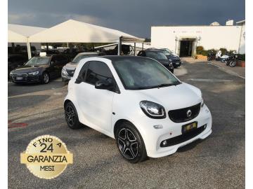 SMART FORTWO 70 1.0 TWINAMIC PASSION
Immatricolato 2017, 999cc, 71Cv/52Kw, 101.450Km, 3porte/2posti, Euro6B.
*** Auto idonea per NEOPATENTATI ***
Il prezzo proposto di euro 11.900,00 è legato alla promozione web che prevede un acquisto tramite finanziamento, Info in sede.
Il prezzo a Listino senza promo e senza vincoli è di euro 12.900,00.
Rimangono sempre esclusi i costi :
-del passaggio di proprietà pari ad euro 450,00
-messa su strada pari ad euro 400,00 che include l'attivazione della garanzia di 12 mesi completa, all'occorrenza controlli e/o tagliando completo preconsegna (olio,filtro olio, filtro aria e tutti i componenti necessari al ripristino ivi compresi kit distribuzione), kit ruota di scorta o kit gonfiaggio, 12 mesi di garanzia estendibili a 24/36mesi in base al veicolo e copre i componenti non soggetti ad usura (dettagli in sede).
Con: Motore a 3 cilindri, cambio automatico/sequenziale a 6 rapporti, trazione posteriore, Abs, Esp, Airbag, vetri e specchietti elettrici, volante in pelle regolabile e con comandi, Computer di bordo con display a colori, Climatizzatore, Fendinebbia, Cruise control e limitatore di velocità con comandi al volante, Luci diurne a LED, Tetto Panorama con tendina parasole, cerchi in lega da 16â€.
I NOSTRI SERVIZI :
-Acquisto diretto con pagamento immediato
-conto vendita
-vendita auto, moto e scooter usati e garantiti
-vendita veicoli d'epoca
-permuta auto con moto e viceversa
-noleggio breve e lungo termine
-finanziamenti personalizzati (rata costante,mini e maxi rate, leasing)
-assistenza post-vendita con società di garanzie e officine partner
-assicurazioni
-consulenze e stime per acquisti tra privati
VISITA il nostro sito internet: automotousateroma.it oppure scarica la nostra App: automotousateroma dall' Apple store o Play store per restare aggiornato sui nostri ultimi arrivi.
VIENI A TROVARCI PER VEDERE DAL VIVO QUESTO VEICOLO :
Auto Moto Usate Roma s.r.l.Via Appia Nuova 23, 00047, Marino (RM) (adiacente Sorelle Ramonda)
*************
HAI UNA PERMUTA?
compila il form sull'App o nel nostro sito automotousateroma.it
oppure inviaci foto e descrizione (modello anno km motore ...)
al nostro numero whatsapp : Cell. 366-6562866 o 351-4646876 Fisso 06-7215841 e-mail : info@automotousateroma.it
*************
La Auto Moto Usate Roma Srl declina ogni responsabilità per eventuali involontarie incongruenze che non rappresentano in alcun modo un impegno contrattuale e invitano i clienti a verificare sempre dal vivo la correttezza dei dati che potrebbero non coincidere con l’effettivo equipaggiamento del veicolo spesso dovuto alla incompatibilità dei dati trasmessi sulle varie piattaforme web. SMART FORTWO 70 1.0 TWINAMIC PASSION
Immatricolato 2017, 999cc, 71Cv/52Kw, 101.450Km, 3porte/2posti, Euro6B.
*** Auto idonea per NEOPATENTATI ***
Il prezzo proposto di euro 11.900,00 è legato alla promozione web che prevede un acquisto tramite finanziamento, Info in sede.
Il prezzo a Listino senza promo e senza vincoli è di euro 12.900,00.
Rimangono sempre esclusi i costi :
-del passaggio di proprietà pari ad euro 450,00
-messa su strada pari ad euro 400,00 che include l'attivazione della garanzia di 12 mesi completa, all'occorrenza controlli e/o tagliando completo preconsegna (olio,filtro olio, filtro aria e tutti i componenti necessari al ripristino ivi compresi kit distribuzione), kit ruota di scorta o kit gonfiaggio, 12 mesi di garanzia estendibili a 24/36mesi in base al veicolo e copre i componenti non soggetti ad usura (dettagli in sede).
Con: Motore a 3 cilindri, cambio automatico/sequenziale a 6 rapporti, trazione posteriore, Abs, Esp, Airbag, vetri e specchietti elettrici, volante in pelle regolabile e con comandi, Computer di bordo con display a colori, Climatizzatore, Fendinebbia, Cruise control e limitatore di velocità con comandi al volante, Luci diurne a LED, Tetto Panorama con tendina parasole, cerchi in lega da 16â€.
I NOSTRI SERVIZI :
-Acquisto diretto con pagamento immediato
-conto vendita
-vendita auto, moto e scooter usati e garantiti
-vendita veicoli d'epoca
-permuta auto con moto e viceversa
-noleggio breve e lungo termine
-finanziamenti personalizzati (rata costante,mini e maxi rate, leasing)
-assistenza post-vendita con società di garanzie e officine partner
-assicurazioni
-consulenze e stime per acquisti tra privati
VISITA il nostro sito internet: automotousateroma.it oppure scarica la nostra App: automotousateroma dall' Apple store o Play store per restare aggiornato sui nostri ultimi arrivi.
VIENI A TROVARCI PER VEDERE DAL VIVO QUESTO VEICOLO :
Auto Moto Usate Roma s.r.l.Via Appia Nuova 23, 00047, Marino (RM) (adiacente Sorelle Ramonda)
*************
HAI UNA PERMUTA?
compila il form sull'App o nel nostro sito automotousateroma.it
oppure inviaci foto e descrizione (modello anno km motore ...)
al nostro numero whatsapp : Cell. 366-6562866 o 351-4646876 Fisso 06-7215841 e-mail : info@automotousateroma.it
*************
La Auto Moto Usate Roma Srl declina ogni responsabilità per eventuali involontarie incongruenze che non rappresentano in alcun modo un impegno contrattuale e invitano i clienti a verificare sempre dal vivo la correttezza dei dati che potrebbero non coincidere con l’effettivo equipaggiamento del veicolo spesso dovuto alla incompatibilità dei dati trasmessi sulle varie piattaforme web.