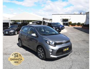 KIA PICANTO 1.0 12V 5P ATM X-LINE
Immatricolato 2023, 999cc, 67Cv/49Kw, 6.500Km, 5porte/5posti, Euro6D-TEMP.
** Auto UNICOPROPRIETARIO **
*** Veicolo Idoneo per NeoPATENTATI ***
* Auto in Garanzia Ufficiale fino al 2030 o 150.000 Km *
Il prezzo proposto di euro 12.900,00 è legato alla promozione web che prevede un acquisto tramite finanziamento, Info in sede.
Il prezzo a Listino senza promo e senza vincoli è di euro 14.500,00.
Rimangono sempre esclusi i costi :
-del passaggio di proprietà pari ad euro 400,00
-messa su strada pari ad euro 300,00 che include l'attivazione della garanzia di 12 mesi completa, all' occorrenza controlli e/o tagliando completo preconsegna (olio,filtro olio, filtro aria e tutti i componenti necessari al ripristino), 12 mesi di garanzia estendibili a 24/36mesi in base al veicolo e copre i componenti non soggetti ad usura (dettagli in sede).
Con: Motore a 3 cilindri, cambio automatico a 5 rapporti, Abs, Esp, computer di bordo, vetri e specchietti elettrici, Comandi audio al volante, Start&Stop, ESC con Hill Holder, luci diurne a Led, Fendinebbia, Radio con Retrocamera, Bracciolo anteriore, Sensori di parcheggio posteriori, Isofix, cerchi da 15†+ ruotino.
I NOSTRI SERVIZI :
-Acquisto diretto con pagamento immediato
-conto vendita
-vendita auto, moto e scooter usati e garantiti
-vendita veicoli d'epoca
-permuta auto con moto e viceversa
-noleggio breve e lungo termine
-finanziamenti personalizzati (rata costante,mini e maxi rate, leasing)
-assistenza post-vendita con società di garanzie e officine partner
-assicurazioni
-consulenze e stime per acquisti tra privati
VISITA il nostro sito internet: automotousateroma.it oppure scarica la nostra App: automotousateroma dall' Apple store o Play store per restare aggiornato sui nostri ultimi arrivi.
VIENI A TROVARCI PER VEDERE DAL VIVO QUESTO VEICOLO :
Auto Moto Usate Roma s.r.l.Via Appia Nuova 23, 00047, Marino (RM) (adiacente Sorelle Ramonda)
*************
HAI UNA PERMUTA?
compila il form sull'App o nel nostro sito automotousateroma.it
oppure inviaci foto e descrizione (modello anno km motore ...)
al nostro numero whatsapp : Cell. 366-6562866 o 351-4646876 Fisso 06-7215841 e-mail : info@automotousateroma.it
*************
La Auto Moto Usate Roma Srl declina ogni responsabilità per eventuali involontarie incongruenze che non rappresentano in alcun modo un impegno contrattuale e invitano i clienti a verificare sempre dal vivo la correttezza dei dati che potrebbero non coincidere con l’effettivo equipaggiamento del veicolo spesso dovuto alla incompatibilità dei dati trasmessi sulle varie piattaforme web. KIA PICANTO 1.0 12V 5P ATM X-LINE
Immatricolato 2023, 999cc, 67Cv/49Kw, 6.500Km, 5porte/5posti, Euro6D-TEMP.
** Auto UNICOPROPRIETARIO **
*** Veicolo Idoneo per NeoPATENTATI ***
* Auto in Garanzia Ufficiale fino al 2030 o 150.000 Km *
Il prezzo proposto di euro 12.900,00 è legato alla promozione web che prevede un acquisto tramite finanziamento, Info in sede.
Il prezzo a Listino senza promo e senza vincoli è di euro 14.500,00.
Rimangono sempre esclusi i costi :
-del passaggio di proprietà pari ad euro 400,00
-messa su strada pari ad euro 300,00 che include l'attivazione della garanzia di 12 mesi completa, all' occorrenza controlli e/o tagliando completo preconsegna (olio,filtro olio, filtro aria e tutti i componenti necessari al ripristino), 12 mesi di garanzia estendibili a 24/36mesi in base al veicolo e copre i componenti non soggetti ad usura (dettagli in sede).
Con: Motore a 3 cilindri, cambio automatico a 5 rapporti, Abs, Esp, computer di bordo, vetri e specchietti elettrici, Comandi audio al volante, Start&Stop, ESC con Hill Holder, luci diurne a Led, Fendinebbia, Radio con Retrocamera, Bracciolo anteriore, Sensori di parcheggio posteriori, Isofix, cerchi da 15†+ ruotino.
I NOSTRI SERVIZI :
-Acquisto diretto con pagamento immediato
-conto vendita
-vendita auto, moto e scooter usati e garantiti
-vendita veicoli d'epoca
-permuta auto con moto e viceversa
-noleggio breve e lungo termine
-finanziamenti personalizzati (rata costante,mini e maxi rate, leasing)
-assistenza post-vendita con società di garanzie e officine partner
-assicurazioni
-consulenze e stime per acquisti tra privati
VISITA il nostro sito internet: automotousateroma.it oppure scarica la nostra App: automotousateroma dall' Apple store o Play store per restare aggiornato sui nostri ultimi arrivi.
VIENI A TROVARCI PER VEDERE DAL VIVO QUESTO VEICOLO :
Auto Moto Usate Roma s.r.l.Via Appia Nuova 23, 00047, Marino (RM) (adiacente Sorelle Ramonda)
*************
HAI UNA PERMUTA?
compila il form sull'App o nel nostro sito automotousateroma.it
oppure inviaci foto e descrizione (modello anno km motore ...)
al nostro numero whatsapp : Cell. 366-6562866 o 351-4646876 Fisso 06-7215841 e-mail : info@automotousateroma.it
*************
La Auto Moto Usate Roma Srl declina ogni responsabilità per eventuali involontarie incongruenze che non rappresentano in alcun modo un impegno contrattuale e invitano i clienti a verificare sempre dal vivo la correttezza dei dati che potrebbero non coincidere con l’effettivo equipaggiamento del veicolo spesso dovuto alla incompatibilità dei dati trasmessi sulle varie piattaforme web.