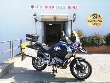 BMW R 1200 GS
Immatricolato 2008, 1170cc, 105Cv/77Kw, 49.200Km, Euro3
Il prezzo proposto di euro 5.200,00 è legato alla promozione web che prevede un acquisto tramite finanziamento, Info in sede.
Il prezzo a Listino senza promo e senza vincoli è di euro 5.700,00.
Rimangono sempre esclusi i costi :
-del passaggio di proprietà pari ad euro 200,00
-messa su strada pari ad euro 300,00 che include l'attivazione della garanzia di 12 mesi completa, all' occorrenza controlli e/o tagliando completo preconsegna (olio,filtro olio, filtro aria e tutti i componenti necessari al ripristino), 12 mesi di garanzia estendibili a 24/36mesi in base al veicolo e copre i componenti non soggetti ad usura (dettagli in sede).
Con: Motore Boxer Bicilindrico, cambio manuale a 6 rapporti, computer di bordo, Raffreddamento Ara/Olio, manopole riscaldabili, Trasmissione a Cardano, Telaio in Traliccio, fredni anteriori da 305mm e da 265mm al posteriore, cerchi da 19†anteriore e da 17†al posteriore.
Accessoriato con : Faro frecce e stop a Led, Borse laterali Bmw, estenzione del Cupolino, faretti di profondità , ammortizzatore, paramotore basso, lente faro gs, componenti in Ergal, presa Usb, telaietto porta navigatore.
I NOSTRI SERVIZI :
-Acquisto diretto con pagamento immediato
-conto vendita
-vendita auto, moto e scooter usati e garantiti
-vendita veicoli d'epoca
-permuta auto con moto e viceversa
-noleggio breve e lungo termine
-finanziamenti personalizzati (rata costante,mini e maxi rate, leasing)
-assistenza post-vendita con società di garanzie e officine partner
-assicurazioni
-consulenze e stime per acquisti tra privati
VISITA il nostro sito internet: automotousateroma.it oppure scarica la nostra App: automotousateroma dall' Apple store o Play store per restare aggiornato sui nostri ultimi arrivi.
VIENI A TROVARCI PER VEDERE DAL VIVO QUESTO VEICOLO :
Auto Moto Usate Roma s.r.l.Via Appia Nuova 23, 00047, Marino (RM) (adiacente Sorelle Ramonda)
*************
HAI UNA PERMUTA?
compila il form sull'App o nel nostro sito automotousateroma.it
oppure inviaci foto e descrizione (modello anno km motore ...)
al nostro numero whatsapp : Cell. 366-6562866 o 351-4646876 Fisso 06-7215841 e-mail : info@automotousateroma.it
*************
La Auto Moto Usate Roma Srl declina ogni responsabilità per eventuali involontarie incongruenze che non rappresentano in alcun modo un impegno contrattuale e invitano i clienti a verificare sempre dal vivo la correttezza dei dati che potrebbero non coincidere con l’effettivo equipaggiamento del veicolo spesso dovuto alla incompatibilità dei dati trasmessi sulle varie piattaforme web. BMW R 1200 GS
Immatricolato 2008, 1170cc, 105Cv/77Kw, 49.200Km, Euro3
Il prezzo proposto di euro 5.200,00 è legato alla promozione web che prevede un acquisto tramite finanziamento, Info in sede.
Il prezzo a Listino senza promo e senza vincoli è di euro 5.700,00.
Rimangono sempre esclusi i costi :
-del passaggio di proprietà pari ad euro 200,00
-messa su strada pari ad euro 300,00 che include l'attivazione della garanzia di 12 mesi completa, all' occorrenza controlli e/o tagliando completo preconsegna (olio,filtro olio, filtro aria e tutti i componenti necessari al ripristino), 12 mesi di garanzia estendibili a 24/36mesi in base al veicolo e copre i componenti non soggetti ad usura (dettagli in sede).
Con: Motore Boxer Bicilindrico, cambio manuale a 6 rapporti, computer di bordo, Raffreddamento Ara/Olio, manopole riscaldabili, Trasmissione a Cardano, Telaio in Traliccio, fredni anteriori da 305mm e da 265mm al posteriore, cerchi da 19†anteriore e da 17†al posteriore.
Accessoriato con : Faro frecce e stop a Led, Borse laterali Bmw, estenzione del Cupolino, faretti di profondità , ammortizzatore, paramotore basso, lente faro gs, componenti in Ergal, presa Usb, telaietto porta navigatore.
I NOSTRI SERVIZI :
-Acquisto diretto con pagamento immediato
-conto vendita
-vendita auto, moto e scooter usati e garantiti
-vendita veicoli d'epoca
-permuta auto con moto e viceversa
-noleggio breve e lungo termine
-finanziamenti personalizzati (rata costante,mini e maxi rate, leasing)
-assistenza post-vendita con società di garanzie e officine partner
-assicurazioni
-consulenze e stime per acquisti tra privati
VISITA il nostro sito internet: automotousateroma.it oppure scarica la nostra App: automotousateroma dall' Apple store o Play store per restare aggiornato sui nostri ultimi arrivi.
VIENI A TROVARCI PER VEDERE DAL VIVO QUESTO VEICOLO :
Auto Moto Usate Roma s.r.l.Via Appia Nuova 23, 00047, Marino (RM) (adiacente Sorelle Ramonda)
*************
HAI UNA PERMUTA?
compila il form sull'App o nel nostro sito automotousateroma.it
oppure inviaci foto e descrizione (modello anno km motore ...)
al nostro numero whatsapp : Cell. 366-6562866 o 351-4646876 Fisso 06-7215841 e-mail : info@automotousateroma.it
*************
La Auto Moto Usate Roma Srl declina ogni responsabilità per eventuali involontarie incongruenze che non rappresentano in alcun modo un impegno contrattuale e invitano i clienti a verificare sempre dal vivo la correttezza dei dati che potrebbero non coincidere con l’effettivo equipaggiamento del veicolo spesso dovuto alla incompatibilità dei dati trasmessi sulle varie piattaforme web.