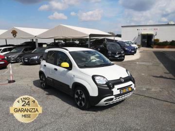 FIAT PANDINA 1.0 CROSS HYBRID S&S
Immatricolato 2025, 999cc, 70Cv/52Kw, 21.500Km, 5porte/5posti, Euro6E.
*** Veicolo Idoneo per NeoPATENTATI ***
** Colorazione Bianco Gelato **
* Auto Unico Proprietario *
Il prezzo proposto di euro 13.500,00 è legato alla promozione web che prevede un acquisto tramite finanziamento, Info in sede.
Il prezzo a Listino senza promo e senza vincoli è di euro 14.700,00.
Rimangono sempre esclusi i costi :
-del passaggio di proprietà pari ad euro 450,00
-messa su strada pari ad euro 300,00 che include l'attivazione della garanzia di 12 mesi completa, all'occorrenza controlli e/o tagliando completo preconsegna (olio,filtro olio, filtro aria e tutti i componenti necessari al ripristino ivi compresi kit distribuzione), kit ruota di scorta o kit gonfiaggio, 12 mesi di garanzia estendibili a 24/36mesi in base al veicolo e copre i componenti non soggetti ad usura (dettagli in sede).
Con: Motore 3 cilindri, cambio manuale a 6 rapporti, Abs, Esp, Airbag, Mild Hybrid (MHEV), Start & Stop, vetri e specchietti elettrici, volante regolabile e Comandi, radio, fendinebbia, climatizzatore manuale, sensore pioggia, Sensore pressione pneumatici, Sensori Di Parcheggio Posteriori, Isofix, vetri privacy, cerchi da 15†+ ruotino.
I NOSTRI SERVIZI :
-Acquisto diretto con pagamento immediato
-conto vendita
-vendita auto, moto e scooter usati e garantiti
-vendita veicoli d'epoca
-permuta auto con moto e viceversa
-noleggio breve e lungo termine
-finanziamenti personalizzati (rata costante,mini e maxi rate, leasing)
-assistenza post-vendita con società di garanzie e officine partner
-assicurazioni
-consulenze e stime per acquisti tra privati
VISITA il nostro sito internet: automotousateroma.it oppure scarica la nostra App: automotousateroma dall' Apple store o Play store per restare aggiornato sui nostri ultimi arrivi.
VIENI A TROVARCI PER VEDERE DAL VIVO QUESTO VEICOLO :
Auto Moto Usate Roma s.r.l.Via Appia Nuova 23, 00047, Marino (RM) (adiacente Sorelle Ramonda)
*************
HAI UNA PERMUTA?
compila il form sull'App o nel nostro sito automotousateroma.it
oppure inviaci foto e descrizione (modello anno km motore ...)
al nostro numero whatsapp : Cell. 366-6562866 o 351-4646876 Fisso 06-7215841 e-mail : info@automotousateroma.it
*************
La Auto Moto Usate Roma Srl declina ogni responsabilità per eventuali involontarie incongruenze che non rappresentano in alcun modo un impegno contrattuale e invitano i clienti a verificare sempre dal vivo la correttezza dei dati che potrebbero non coincidere con l’effettivo equipaggiamento del veicolo spesso dovuto alla incompatibilità dei dati trasmessi sulle varie piattaforme web. FIAT PANDINA 1.0 CROSS HYBRID S&S
Immatricolato 2025, 999cc, 70Cv/52Kw, 21.500Km, 5porte/5posti, Euro6E.
*** Veicolo Idoneo per NeoPATENTATI ***
** Colorazione Bianco Gelato **
* Auto Unico Proprietario *
Il prezzo proposto di euro 13.500,00 è legato alla promozione web che prevede un acquisto tramite finanziamento, Info in sede.
Il prezzo a Listino senza promo e senza vincoli è di euro 14.700,00.
Rimangono sempre esclusi i costi :
-del passaggio di proprietà pari ad euro 450,00
-messa su strada pari ad euro 300,00 che include l'attivazione della garanzia di 12 mesi completa, all'occorrenza controlli e/o tagliando completo preconsegna (olio,filtro olio, filtro aria e tutti i componenti necessari al ripristino ivi compresi kit distribuzione), kit ruota di scorta o kit gonfiaggio, 12 mesi di garanzia estendibili a 24/36mesi in base al veicolo e copre i componenti non soggetti ad usura (dettagli in sede).
Con: Motore 3 cilindri, cambio manuale a 6 rapporti, Abs, Esp, Airbag, Mild Hybrid (MHEV), Start & Stop, vetri e specchietti elettrici, volante regolabile e Comandi, radio, fendinebbia, climatizzatore manuale, sensore pioggia, Sensore pressione pneumatici, Sensori Di Parcheggio Posteriori, Isofix, vetri privacy, cerchi da 15†+ ruotino.
I NOSTRI SERVIZI :
-Acquisto diretto con pagamento immediato
-conto vendita
-vendita auto, moto e scooter usati e garantiti
-vendita veicoli d'epoca
-permuta auto con moto e viceversa
-noleggio breve e lungo termine
-finanziamenti personalizzati (rata costante,mini e maxi rate, leasing)
-assistenza post-vendita con società di garanzie e officine partner
-assicurazioni
-consulenze e stime per acquisti tra privati
VISITA il nostro sito internet: automotousateroma.it oppure scarica la nostra App: automotousateroma dall' Apple store o Play store per restare aggiornato sui nostri ultimi arrivi.
VIENI A TROVARCI PER VEDERE DAL VIVO QUESTO VEICOLO :
Auto Moto Usate Roma s.r.l.Via Appia Nuova 23, 00047, Marino (RM) (adiacente Sorelle Ramonda)
*************
HAI UNA PERMUTA?
compila il form sull'App o nel nostro sito automotousateroma.it
oppure inviaci foto e descrizione (modello anno km motore ...)
al nostro numero whatsapp : Cell. 366-6562866 o 351-4646876 Fisso 06-7215841 e-mail : info@automotousateroma.it
*************
La Auto Moto Usate Roma Srl declina ogni responsabilità per eventuali involontarie incongruenze che non rappresentano in alcun modo un impegno contrattuale e invitano i clienti a verificare sempre dal vivo la correttezza dei dati che potrebbero non coincidere con l’effettivo equipaggiamento del veicolo spesso dovuto alla incompatibilità dei dati trasmessi sulle varie piattaforme web.