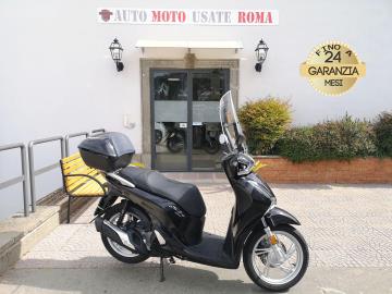HONDA SH 125i
Immatricolato 2018, 125cc, 12Cv/9Kw, 80Km, Euro4.
*** Scooter UNICOPROPRIETARIO ***
** Km CERTIFICATI **
Rimangono sempre esclusi i costi :
-del passaggio di proprietà pari ad euro 200,00
-messa su strada pari ad euro 200,00 che include l'attivazione della garanzia di 12 mesi completa, all' occorrenza controlli e/o tagliando completo preconsegna (olio,filtro olio, filtro aria e tutti i componenti necessari al ripristino), 12 mesi di garanzia estendibili a 24/36mesi in base al veicolo e copre i componenti non soggetti ad usura (dettagli in sede).
Con: Motore Monocilindrico, Abs, cambio automatico con variatore, Raffreddamento a Liquido, Faro a Led, vano retro scudo e ampio vano sottosella, doppio cavalletto, trasmissione finale a cinghia, dischi freno da 240mm, cerchi da 16â€.
Accessoriato con : Parabrezza con paramani, bauletto in tinta originale.
I NOSTRI SERVIZI :
-Acquisto diretto con pagamento immediato
-conto vendita
-vendita auto, moto e scooter usati e garantiti
-vendita veicoli d'epoca
-permuta auto con moto e viceversa
-noleggio breve e lungo termine
-finanziamenti personalizzati (rata costante,mini e maxi rate, leasing)
-assistenza post-vendita con società di garanzie e officine partner
-assicurazioni
-consulenze e stime per acquisti tra privati
VISITA il nostro sito internet: automotousateroma.it oppure scarica la nostra App: automotousateroma dall' Apple store o Play store per restare aggiornato sui nostri ultimi arrivi.
VIENI A TROVARCI PER VEDERE DAL VIVO QUESTO VEICOLO :
Auto Moto Usate Roma s.r.l.Via Appia Nuova 23, 00047, Marino (RM) (adiacente Sorelle Ramonda)
*************
HAI UNA PERMUTA?
compila il form sull'App o nel nostro sito automotousateroma.it
oppure inviaci foto e descrizione (modello anno km motore ...)
al nostro numero whatsapp : Cell. 366-6562866 o 351-4646876 Fisso 06-7215841 e-mail : info@automotousateroma.it
*************
La Auto Moto Usate Roma Srl declina ogni responsabilità per eventuali involontarie incongruenze che non rappresentano in alcun modo un impegno contrattuale e invitano i clienti a verificare sempre dal vivo la correttezza dei dati che potrebbero non coincidere con l’effettivo equipaggiamento del veicolo spesso dovuto alla incompatibilità dei dati trasmessi sulle varie piattaforme web. HONDA SH 125i
Immatricolato 2018, 125cc, 12Cv/9Kw, 80Km, Euro4.
*** Scooter UNICOPROPRIETARIO ***
** Km CERTIFICATI **
Rimangono sempre esclusi i costi :
-del passaggio di proprietà pari ad euro 200,00
-messa su strada pari ad euro 200,00 che include l'attivazione della garanzia di 12 mesi completa, all' occorrenza controlli e/o tagliando completo preconsegna (olio,filtro olio, filtro aria e tutti i componenti necessari al ripristino), 12 mesi di garanzia estendibili a 24/36mesi in base al veicolo e copre i componenti non soggetti ad usura (dettagli in sede).
Con: Motore Monocilindrico, Abs, cambio automatico con variatore, Raffreddamento a Liquido, Faro a Led, vano retro scudo e ampio vano sottosella, doppio cavalletto, trasmissione finale a cinghia, dischi freno da 240mm, cerchi da 16â€.
Accessoriato con : Parabrezza con paramani, bauletto in tinta originale.
I NOSTRI SERVIZI :
-Acquisto diretto con pagamento immediato
-conto vendita
-vendita auto, moto e scooter usati e garantiti
-vendita veicoli d'epoca
-permuta auto con moto e viceversa
-noleggio breve e lungo termine
-finanziamenti personalizzati (rata costante,mini e maxi rate, leasing)
-assistenza post-vendita con società di garanzie e officine partner
-assicurazioni
-consulenze e stime per acquisti tra privati
VISITA il nostro sito internet: automotousateroma.it oppure scarica la nostra App: automotousateroma dall' Apple store o Play store per restare aggiornato sui nostri ultimi arrivi.
VIENI A TROVARCI PER VEDERE DAL VIVO QUESTO VEICOLO :
Auto Moto Usate Roma s.r.l.Via Appia Nuova 23, 00047, Marino (RM) (adiacente Sorelle Ramonda)
*************
HAI UNA PERMUTA?
compila il form sull'App o nel nostro sito automotousateroma.it
oppure inviaci foto e descrizione (modello anno km motore ...)
al nostro numero whatsapp : Cell. 366-6562866 o 351-4646876 Fisso 06-7215841 e-mail : info@automotousateroma.it
*************
La Auto Moto Usate Roma Srl declina ogni responsabilità per eventuali involontarie incongruenze che non rappresentano in alcun modo un impegno contrattuale e invitano i clienti a verificare sempre dal vivo la correttezza dei dati che potrebbero non coincidere con l’effettivo equipaggiamento del veicolo spesso dovuto alla incompatibilità dei dati trasmessi sulle varie piattaforme web.