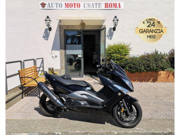 YAMAHA T-MAX 500
Immatricolato 2008, 499cc, 44Cv/32Kw, 62.000Km, Euro3
Rimangono sempre esclusi i costi :
-del passaggio di proprietà pari ad euro 200,00
-messa su strada pari ad euro 300,00 che include l'attivazione della garanzia di 12 mesi completa, all' occorrenza controlli e/o tagliando completo preconsegna (olio,filtro olio, filtro aria e tutti i componenti necessari al ripristino), 12 mesi di garanzia estendibili a 24/36mesi in base al veicolo e copre i componenti non soggetti ad usura (dettagli in sede).
Con: Motore Bicilindrico in linea, cambio automatico con variatore, Raffreddamento a Liquido, trasmisisone finale a cinghia, doppio vano retroscudo, voltometro con predisposizione Usb, ampio vano sottosella, doppio cavalletto, Staffa per bauletto, dischi freno da 267mm, cerchi da 15â€.
Lavori eseguiti: Tagliandato, candele, cinghia, rulli e cursori, batteria Yuasa, Gomme, (tubo,tappo,raccordo radiatore).
I NOSTRI SERVIZI :
-Acquisto diretto con pagamento immediato
-conto vendita
-vendita auto, moto e scooter usati e garantiti
-vendita veicoli d'epoca
-permuta auto con moto e viceversa
-noleggio breve e lungo termine
-finanziamenti personalizzati (rata costante,mini e maxi rate, leasing)
-assistenza post-vendita con società di garanzie e officine partner
-assicurazioni
-consulenze e stime per acquisti tra privati
VISITA il nostro sito internet: automotousateroma.it oppure scarica la nostra App: automotousateroma dall' Apple store o Play store per restare aggiornato sui nostri ultimi arrivi.
VIENI A TROVARCI PER VEDERE DAL VIVO QUESTO VEICOLO :
Auto Moto Usate Roma s.r.l.Via Appia Nuova 23, 00047, Marino (RM) (adiacente Sorelle Ramonda)
*************
HAI UNA PERMUTA?
compila il form sull'App o nel nostro sito automotousateroma.it
oppure inviaci foto e descrizione (modello anno km motore ...)
al nostro numero whatsapp : Cell. 366-6562866 o 351-4646876 Fisso 06-7215841 e-mail : info@automotousateroma.it
*************
La Auto Moto Usate Roma Srl declina ogni responsabilità per eventuali involontarie incongruenze che non rappresentano in alcun modo un impegno contrattuale e invitano i clienti a verificare sempre dal vivo la correttezza dei dati che potrebbero non coincidere con l’effettivo equipaggiamento del veicolo spesso dovuto alla incompatibilità dei dati trasmessi sulle varie piattaforme web. YAMAHA T-MAX 500
Immatricolato 2008, 499cc, 44Cv/32Kw, 62.000Km, Euro3
Rimangono sempre esclusi i costi :
-del passaggio di proprietà pari ad euro 200,00
-messa su strada pari ad euro 300,00 che include l'attivazione della garanzia di 12 mesi completa, all' occorrenza controlli e/o tagliando completo preconsegna (olio,filtro olio, filtro aria e tutti i componenti necessari al ripristino), 12 mesi di garanzia estendibili a 24/36mesi in base al veicolo e copre i componenti non soggetti ad usura (dettagli in sede).
Con: Motore Bicilindrico in linea, cambio automatico con variatore, Raffreddamento a Liquido, trasmisisone finale a cinghia, doppio vano retroscudo, voltometro con predisposizione Usb, ampio vano sottosella, doppio cavalletto, Staffa per bauletto, dischi freno da 267mm, cerchi da 15â€.
Lavori eseguiti: Tagliandato, candele, cinghia, rulli e cursori, batteria Yuasa, Gomme, (tubo,tappo,raccordo radiatore).
I NOSTRI SERVIZI :
-Acquisto diretto con pagamento immediato
-conto vendita
-vendita auto, moto e scooter usati e garantiti
-vendita veicoli d'epoca
-permuta auto con moto e viceversa
-noleggio breve e lungo termine
-finanziamenti personalizzati (rata costante,mini e maxi rate, leasing)
-assistenza post-vendita con società di garanzie e officine partner
-assicurazioni
-consulenze e stime per acquisti tra privati
VISITA il nostro sito internet: automotousateroma.it oppure scarica la nostra App: automotousateroma dall' Apple store o Play store per restare aggiornato sui nostri ultimi arrivi.
VIENI A TROVARCI PER VEDERE DAL VIVO QUESTO VEICOLO :
Auto Moto Usate Roma s.r.l.Via Appia Nuova 23, 00047, Marino (RM) (adiacente Sorelle Ramonda)
*************
HAI UNA PERMUTA?
compila il form sull'App o nel nostro sito automotousateroma.it
oppure inviaci foto e descrizione (modello anno km motore ...)
al nostro numero whatsapp : Cell. 366-6562866 o 351-4646876 Fisso 06-7215841 e-mail : info@automotousateroma.it
*************
La Auto Moto Usate Roma Srl declina ogni responsabilità per eventuali involontarie incongruenze che non rappresentano in alcun modo un impegno contrattuale e invitano i clienti a verificare sempre dal vivo la correttezza dei dati che potrebbero non coincidere con l’effettivo equipaggiamento del veicolo spesso dovuto alla incompatibilità dei dati trasmessi sulle varie piattaforme web.