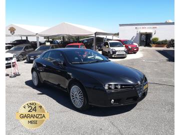 ALFA ROMEO BRERA 2.0 JTDm
Immatricolato 2010, 1956cc, 170Cv/125Kw, 88.000Km, 3porte/4posti, Euro5.
*** Auto UNICOPROPRIETARIO ***
** Distribuzione appena eseguita **
Rimangono sempre esclusi i costi :
-del passaggio di proprietà pari ad euro 970,00
-messa su strada pari ad euro 500,00 che include l'attivazione della garanzia di 12 mesi completa, all'occorrenza controlli e/o tagliando completo preconsegna (olio,filtro olio, filtro aria e tutti i componenti necessari al ripristino ivi compresi kit distribuzione), kit ruota di scorta o kit gonfiaggio, 12 mesi di garanzia estendibili a 24/36mesi in base al veicolo e copre i componenti non soggetti ad usura (dettagli in sede).
Con: Motore a 4 cilindri in linea, cambio manuale 6 rapporti, Abs, Airbag, Volante in pelle con comandi, computer di bordo, vetri e specchietti elettrici, tettino panoramico fisso in vetro nero, Radio Cd, fendinebbia, cruise control, climatizzatore Bi-zona, interni in pelle e con regolazione lombare, pulsante esclusione ASR/VDC, Isofix posteriore, sensori di parcheggio posteriori, gomme 4 stagioni su cerchi in lega da 18†+ ruotino.
I NOSTRI SERVIZI :
-Acquisto diretto con pagamento immediato
-conto vendita
-vendita auto, moto e scooter usati e garantiti
-vendita veicoli d'epoca
-permuta auto con moto e viceversa
-noleggio breve e lungo termine
-finanziamenti personalizzati (rata costante,mini e maxi rate, leasing)
-assistenza post-vendita con società di garanzie e officine partner
-assicurazioni
-consulenze e stime per acquisti tra privati
VISITA il nostro sito internet: automotousateroma.it oppure scarica la nostra App: automotousateroma dall' Apple store o Play store per restare aggiornato sui nostri ultimi arrivi.
VIENI A TROVARCI PER VEDERE DAL VIVO QUESTO VEICOLO :
Auto Moto Usate Roma s.r.l.Via Appia Nuova 23, 00047, Marino (RM) (adiacente Sorelle Ramonda)
*************
HAI UNA PERMUTA?
compila il form sull'App o nel nostro sito automotousateroma.it
oppure inviaci foto e descrizione (modello anno km motore ...)
al nostro numero whatsapp : Cell. 366-6562866 o 351-4646876 Fisso 06-7215841 e-mail : info@automotousateroma.it
*************
La Auto Moto Usate Roma Srl declina ogni responsabilità per eventuali involontarie incongruenze che non rappresentano in alcun modo un impegno contrattuale e invitano i clienti a verificare sempre dal vivo la correttezza dei dati che potrebbero non coincidere con l’effettivo equipaggiamento del veicolo spesso dovuto alla incompatibilità dei dati trasmessi sulle varie piattaforme web. ALFA ROMEO BRERA 2.0 JTDm
Immatricolato 2010, 1956cc, 170Cv/125Kw, 88.000Km, 3porte/4posti, Euro5.
*** Auto UNICOPROPRIETARIO ***
** Distribuzione appena eseguita **
Rimangono sempre esclusi i costi :
-del passaggio di proprietà pari ad euro 970,00
-messa su strada pari ad euro 500,00 che include l'attivazione della garanzia di 12 mesi completa, all'occorrenza controlli e/o tagliando completo preconsegna (olio,filtro olio, filtro aria e tutti i componenti necessari al ripristino ivi compresi kit distribuzione), kit ruota di scorta o kit gonfiaggio, 12 mesi di garanzia estendibili a 24/36mesi in base al veicolo e copre i componenti non soggetti ad usura (dettagli in sede).
Con: Motore a 4 cilindri in linea, cambio manuale 6 rapporti, Abs, Airbag, Volante in pelle con comandi, computer di bordo, vetri e specchietti elettrici, tettino panoramico fisso in vetro nero, Radio Cd, fendinebbia, cruise control, climatizzatore Bi-zona, interni in pelle e con regolazione lombare, pulsante esclusione ASR/VDC, Isofix posteriore, sensori di parcheggio posteriori, gomme 4 stagioni su cerchi in lega da 18†+ ruotino.
I NOSTRI SERVIZI :
-Acquisto diretto con pagamento immediato
-conto vendita
-vendita auto, moto e scooter usati e garantiti
-vendita veicoli d'epoca
-permuta auto con moto e viceversa
-noleggio breve e lungo termine
-finanziamenti personalizzati (rata costante,mini e maxi rate, leasing)
-assistenza post-vendita con società di garanzie e officine partner
-assicurazioni
-consulenze e stime per acquisti tra privati
VISITA il nostro sito internet: automotousateroma.it oppure scarica la nostra App: automotousateroma dall' Apple store o Play store per restare aggiornato sui nostri ultimi arrivi.
VIENI A TROVARCI PER VEDERE DAL VIVO QUESTO VEICOLO :
Auto Moto Usate Roma s.r.l.Via Appia Nuova 23, 00047, Marino (RM) (adiacente Sorelle Ramonda)
*************
HAI UNA PERMUTA?
compila il form sull'App o nel nostro sito automotousateroma.it
oppure inviaci foto e descrizione (modello anno km motore ...)
al nostro numero whatsapp : Cell. 366-6562866 o 351-4646876 Fisso 06-7215841 e-mail : info@automotousateroma.it
*************
La Auto Moto Usate Roma Srl declina ogni responsabilità per eventuali involontarie incongruenze che non rappresentano in alcun modo un impegno contrattuale e invitano i clienti a verificare sempre dal vivo la correttezza dei dati che potrebbero non coincidere con l’effettivo equipaggiamento del veicolo spesso dovuto alla incompatibilità dei dati trasmessi sulle varie piattaforme web.