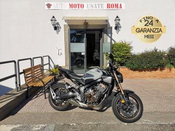 HONDA CB 650 R E-CLUCHT
Immatricolato 2025, 649cc, 95Cv/70Kw, 12.000Km, Euro5+.
*** Moto in Garanzia Ufficiale fino al 2031 ***
** Moto Unicoproprietario **
Il prezzo proposto di euro 6.400,00 è legato alla promozione web che prevede un acquisto tramite finanziamento, Info in sede.
Il prezzo a Listino senza promo e senza vincoli è di euro 6.900,00.
Rimangono sempre esclusi i costi :
-del passaggio di proprietà pari ad euro 200,00
-messa su strada pari ad euro 300,00 che include l'attivazione della garanzia di 12 mesi completa, all' occorrenza controlli e o tagliando completo preconsegna (olio,filtro olio, filtro aria e tutti i componenti necessari al ripristino), 12 mesi di garanzia estendibili a 24 36mesi in base al veicolo e copre i componenti non soggetti ad usura (dettagli in sede).
Di serie: Motore a 4 cilindri in linea, cambio manuale a 6 rapporti, Abs, computer di bordo, raffreddamento a Liquido, faro a Led, Frizione elettronica, Forcella telescopica Showa SFF-BP da 41 mm, Monoammortizzatore con regolazione del precarico molla, doppio freno a disco da 310mm all'anteriore e da 240mm al posteriore, cerchi da 17â€.
I NOSTRI SERVIZI :
-Acquisto diretto con pagamento immediato
-conto vendita
-vendita auto, moto e scooter usati e garantiti
-vendita veicoli d'epoca
-permuta auto con moto e viceversa
-noleggio breve e lungo termine
-finanziamenti personalizzati (rata costante,mini e maxi rate, leasing)
-assistenza post-vendita con società di garanzie e officine partner
-assicurazioni
-consulenze e stime per acquisti tra privati
VISITA il nostro sito internet: automotousateroma.it oppure scarica la nostra App: automotousateroma dall' Apple store o Play store per restare aggiornato sui nostri ultimi arrivi.
VIENI A TROVARCI PER VEDERE DAL VIVO QUESTO VEICOLO :
Auto Moto Usate Roma s.r.l.Via Appia Nuova 23, 00047, Marino (RM) (adiacente Sorelle Ramonda)
*************
HAI UNA PERMUTA?
compila il form sull'App o nel nostro sito automotousateroma.it
oppure inviaci foto e descrizione (modello anno km motore ...)
al nostro numero whatsapp : Cell. 366-6562866 o 351-4646876 Fisso 06-7215841 e-mail : info@automotousateroma.it
*************
La Auto Moto Usate Roma Srl declina ogni responsabilità per eventuali involontarie incongruenze che non rappresentano in alcun modo un impegno contrattuale e invitano i clienti a verificare sempre dal vivo la correttezza dei dati che potrebbero non coincidere con l’effettivo equipaggiamento del veicolo spesso dovuto alla incompatibilità dei dati trasmessi sulle varie piattaforme web. HONDA CB 650 R E-CLUCHT
Immatricolato 2025, 649cc, 95Cv/70Kw, 12.000Km, Euro5+.
*** Moto in Garanzia Ufficiale fino al 2031 ***
** Moto Unicoproprietario **
Il prezzo proposto di euro 6.400,00 è legato alla promozione web che prevede un acquisto tramite finanziamento, Info in sede.
Il prezzo a Listino senza promo e senza vincoli è di euro 6.900,00.
Rimangono sempre esclusi i costi :
-del passaggio di proprietà pari ad euro 200,00
-messa su strada pari ad euro 300,00 che include l'attivazione della garanzia di 12 mesi completa, all' occorrenza controlli e o tagliando completo preconsegna (olio,filtro olio, filtro aria e tutti i componenti necessari al ripristino), 12 mesi di garanzia estendibili a 24 36mesi in base al veicolo e copre i componenti non soggetti ad usura (dettagli in sede).
Di serie: Motore a 4 cilindri in linea, cambio manuale a 6 rapporti, Abs, computer di bordo, raffreddamento a Liquido, faro a Led, Frizione elettronica, Forcella telescopica Showa SFF-BP da 41 mm, Monoammortizzatore con regolazione del precarico molla, doppio freno a disco da 310mm all'anteriore e da 240mm al posteriore, cerchi da 17â€.
I NOSTRI SERVIZI :
-Acquisto diretto con pagamento immediato
-conto vendita
-vendita auto, moto e scooter usati e garantiti
-vendita veicoli d'epoca
-permuta auto con moto e viceversa
-noleggio breve e lungo termine
-finanziamenti personalizzati (rata costante,mini e maxi rate, leasing)
-assistenza post-vendita con società di garanzie e officine partner
-assicurazioni
-consulenze e stime per acquisti tra privati
VISITA il nostro sito internet: automotousateroma.it oppure scarica la nostra App: automotousateroma dall' Apple store o Play store per restare aggiornato sui nostri ultimi arrivi.
VIENI A TROVARCI PER VEDERE DAL VIVO QUESTO VEICOLO :
Auto Moto Usate Roma s.r.l.Via Appia Nuova 23, 00047, Marino (RM) (adiacente Sorelle Ramonda)
*************
HAI UNA PERMUTA?
compila il form sull'App o nel nostro sito automotousateroma.it
oppure inviaci foto e descrizione (modello anno km motore ...)
al nostro numero whatsapp : Cell. 366-6562866 o 351-4646876 Fisso 06-7215841 e-mail : info@automotousateroma.it
*************
La Auto Moto Usate Roma Srl declina ogni responsabilità per eventuali involontarie incongruenze che non rappresentano in alcun modo un impegno contrattuale e invitano i clienti a verificare sempre dal vivo la correttezza dei dati che potrebbero non coincidere con l’effettivo equipaggiamento del veicolo spesso dovuto alla incompatibilità dei dati trasmessi sulle varie piattaforme web.