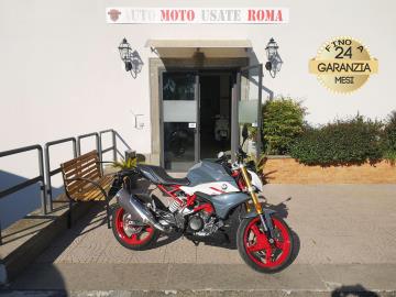 BMW G 310 R
Immatricolato 2022, 313cc, 34Cv/25Kw, 5.100Km, Euro5.
Rimangono sempre esclusi i costi :
-del passaggio di proprietà pari ad euro 200,00
-messa su strada pari ad euro 300,00 che include l'attivazione della garanzia di 12 mesi completa, all' occorrenza controlli e o tagliando completo preconsegna (olio,filtro olio, filtro aria e tutti i componenti necessari al ripristino), 12 mesi di garanzia estendibili a 24 36mesi in base al veicolo e copre i componenti non soggetti ad usura (dettagli in sede).
Di serie: Motore Monocilindrico, cambio manuale a 6 rapporti, Abs, computer di bordo, raffreddamento a Liquido, faro a Led, Forcelle a steli rovesciati con diametro 41 mm, Forcellone bibraccio con ammortizzatore centrale, regolabile nel precarico, freno a disco da 300mm all'anteriore e da 240mm al posteriore, cerchi da 17â€.
I NOSTRI SERVIZI :
-Acquisto diretto con pagamento immediato
-conto vendita
-vendita auto, moto e scooter usati e garantiti
-vendita veicoli d'epoca
-permuta auto con moto e viceversa
-noleggio breve e lungo termine
-finanziamenti personalizzati (rata costante,mini e maxi rate, leasing)
-assistenza post-vendita con società di garanzie e officine partner
-assicurazioni
-consulenze e stime per acquisti tra privati
VISITA il nostro sito internet: automotousateroma.it oppure scarica la nostra App: automotousateroma dall' Apple store o Play store per restare aggiornato sui nostri ultimi arrivi.
VIENI A TROVARCI PER VEDERE DAL VIVO QUESTO VEICOLO :
Auto Moto Usate Roma s.r.l.Via Appia Nuova 23, 00047, Marino (RM) (adiacente Sorelle Ramonda)
*************
HAI UNA PERMUTA?
compila il form sull'App o nel nostro sito automotousateroma.it
oppure inviaci foto e descrizione (modello anno km motore ...)
al nostro numero whatsapp : Cell. 366-6562866 o 351-4646876 Fisso 06-7215841 e-mail : info@automotousateroma.it
*************
La Auto Moto Usate Roma Srl declina ogni responsabilità per eventuali involontarie incongruenze che non rappresentano in alcun modo un impegno contrattuale e invitano i clienti a verificare sempre dal vivo la correttezza dei dati che potrebbero non coincidere con l’effettivo equipaggiamento del veicolo spesso dovuto alla incompatibilità dei dati trasmessi sulle varie piattaforme web. BMW G 310 R
Immatricolato 2022, 313cc, 34Cv/25Kw, 5.100Km, Euro5.
Rimangono sempre esclusi i costi :
-del passaggio di proprietà pari ad euro 200,00
-messa su strada pari ad euro 300,00 che include l'attivazione della garanzia di 12 mesi completa, all' occorrenza controlli e o tagliando completo preconsegna (olio,filtro olio, filtro aria e tutti i componenti necessari al ripristino), 12 mesi di garanzia estendibili a 24 36mesi in base al veicolo e copre i componenti non soggetti ad usura (dettagli in sede).
Di serie: Motore Monocilindrico, cambio manuale a 6 rapporti, Abs, computer di bordo, raffreddamento a Liquido, faro a Led, Forcelle a steli rovesciati con diametro 41 mm, Forcellone bibraccio con ammortizzatore centrale, regolabile nel precarico, freno a disco da 300mm all'anteriore e da 240mm al posteriore, cerchi da 17â€.
I NOSTRI SERVIZI :
-Acquisto diretto con pagamento immediato
-conto vendita
-vendita auto, moto e scooter usati e garantiti
-vendita veicoli d'epoca
-permuta auto con moto e viceversa
-noleggio breve e lungo termine
-finanziamenti personalizzati (rata costante,mini e maxi rate, leasing)
-assistenza post-vendita con società di garanzie e officine partner
-assicurazioni
-consulenze e stime per acquisti tra privati
VISITA il nostro sito internet: automotousateroma.it oppure scarica la nostra App: automotousateroma dall' Apple store o Play store per restare aggiornato sui nostri ultimi arrivi.
VIENI A TROVARCI PER VEDERE DAL VIVO QUESTO VEICOLO :
Auto Moto Usate Roma s.r.l.Via Appia Nuova 23, 00047, Marino (RM) (adiacente Sorelle Ramonda)
*************
HAI UNA PERMUTA?
compila il form sull'App o nel nostro sito automotousateroma.it
oppure inviaci foto e descrizione (modello anno km motore ...)
al nostro numero whatsapp : Cell. 366-6562866 o 351-4646876 Fisso 06-7215841 e-mail : info@automotousateroma.it
*************
La Auto Moto Usate Roma Srl declina ogni responsabilità per eventuali involontarie incongruenze che non rappresentano in alcun modo un impegno contrattuale e invitano i clienti a verificare sempre dal vivo la correttezza dei dati che potrebbero non coincidere con l’effettivo equipaggiamento del veicolo spesso dovuto alla incompatibilità dei dati trasmessi sulle varie piattaforme web.