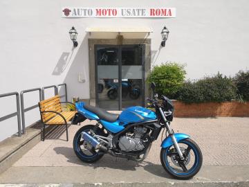 KAWASAKI ER 500
Immatricolato 2003, 499cc, 50Cv/37Kw, 61.300Km.
*** Moto Secondo Proprietario ***
Rimangono sempre esclusi i costi :
-del passaggio di proprietà pari ad euro 200,00
-messa su strada pari ad euro 200,00 che include l'attivazione della garanzia di 12 mesi completa, all' occorrenza controlli e o tagliando completo preconsegna (olio,filtro olio, filtro aria e tutti i componenti necessari al ripristino), 12 mesi di garanzia estendibili a 24 36mesi in base al veicolo e copre i componenti non soggetti ad usura (dettagli in sede).
Di serie: Motore Bicilindrico in linea, cambio manuale a 6 rapporti, raffreddamento a Liquido, freno a disco da 280mm, cerchi da 17â€.
Accessoriato con : Cupolino, Terminale, Frecce, Sella rifoderata, Leve regolabili.
I NOSTRI SERVIZI :
-Acquisto diretto con pagamento immediato
-conto vendita
-vendita auto, moto e scooter usati e garantiti
-vendita veicoli d'epoca
-permuta auto con moto e viceversa
-noleggio breve e lungo termine
-finanziamenti personalizzati (rata costante,mini e maxi rate, leasing)
-assistenza post-vendita con società di garanzie e officine partner
-assicurazioni
-consulenze e stime per acquisti tra privati
VISITA il nostro sito internet: automotousateroma.it oppure scarica la nostra App: automotousateroma dall' Apple store o Play store per restare aggiornato sui nostri ultimi arrivi.
VIENI A TROVARCI PER VEDERE DAL VIVO QUESTO VEICOLO :
Auto Moto Usate Roma s.r.l.Via Appia Nuova 23, 00047, Marino (RM) (adiacente Sorelle Ramonda)
*************
HAI UNA PERMUTA?
compila il form sull'App o nel nostro sito automotousateroma.it
oppure inviaci foto e descrizione (modello anno km motore ...)
al nostro numero whatsapp : Cell. 366-6562866 o 351-4646876 Fisso 06-7215841 e-mail : info@automotousateroma.it
*************
La Auto Moto Usate Roma Srl declina ogni responsabilità per eventuali involontarie incongruenze che non rappresentano in alcun modo un impegno contrattuale e invitano i clienti a verificare sempre dal vivo la correttezza dei dati che potrebbero non coincidere con l’effettivo equipaggiamento del veicolo spesso dovuto alla incompatibilità dei dati trasmessi sulle varie piattaforme web. KAWASAKI ER 500
Immatricolato 2003, 499cc, 50Cv/37Kw, 61.300Km.
*** Moto Secondo Proprietario ***
Rimangono sempre esclusi i costi :
-del passaggio di proprietà pari ad euro 200,00
-messa su strada pari ad euro 200,00 che include l'attivazione della garanzia di 12 mesi completa, all' occorrenza controlli e o tagliando completo preconsegna (olio,filtro olio, filtro aria e tutti i componenti necessari al ripristino), 12 mesi di garanzia estendibili a 24 36mesi in base al veicolo e copre i componenti non soggetti ad usura (dettagli in sede).
Di serie: Motore Bicilindrico in linea, cambio manuale a 6 rapporti, raffreddamento a Liquido, freno a disco da 280mm, cerchi da 17â€.
Accessoriato con : Cupolino, Terminale, Frecce, Sella rifoderata, Leve regolabili.
I NOSTRI SERVIZI :
-Acquisto diretto con pagamento immediato
-conto vendita
-vendita auto, moto e scooter usati e garantiti
-vendita veicoli d'epoca
-permuta auto con moto e viceversa
-noleggio breve e lungo termine
-finanziamenti personalizzati (rata costante,mini e maxi rate, leasing)
-assistenza post-vendita con società di garanzie e officine partner
-assicurazioni
-consulenze e stime per acquisti tra privati
VISITA il nostro sito internet: automotousateroma.it oppure scarica la nostra App: automotousateroma dall' Apple store o Play store per restare aggiornato sui nostri ultimi arrivi.
VIENI A TROVARCI PER VEDERE DAL VIVO QUESTO VEICOLO :
Auto Moto Usate Roma s.r.l.Via Appia Nuova 23, 00047, Marino (RM) (adiacente Sorelle Ramonda)
*************
HAI UNA PERMUTA?
compila il form sull'App o nel nostro sito automotousateroma.it
oppure inviaci foto e descrizione (modello anno km motore ...)
al nostro numero whatsapp : Cell. 366-6562866 o 351-4646876 Fisso 06-7215841 e-mail : info@automotousateroma.it
*************
La Auto Moto Usate Roma Srl declina ogni responsabilità per eventuali involontarie incongruenze che non rappresentano in alcun modo un impegno contrattuale e invitano i clienti a verificare sempre dal vivo la correttezza dei dati che potrebbero non coincidere con l’effettivo equipaggiamento del veicolo spesso dovuto alla incompatibilità dei dati trasmessi sulle varie piattaforme web.