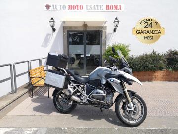 BMW R 1200 GS
Immatricolato 2013, 1170cc, 125Cv/92Kw, 26.500Km, EURO3.
*** Moto Secondo Proprietario ***
Il prezzo proposto di euro 8.400,00 è legato alla promozione web che prevede un acquisto tramite finanziamento, Info in sede.
Il prezzo a Listino senza promo e senza vincoli è di euro 9.400,00.
Rimangono sempre esclusi i costi :
-del passaggio di proprietà pari ad euro 200,00
-messa su strada pari ad euro 400,00 che include l'attivazione della garanzia di 12 mesi completa, all' occorrenza controlli e o tagliando completo preconsegna (olio,filtro olio, filtro aria e tutti i componenti necessari al ripristino), 12 mesi di garanzia estendibili a 24/36 mesi in base al veicolo e copre i componenti non soggetti ad usura (dettagli in sede).
Di serie: Motore Bicilindrico, cambio manuale a 6 rapporti, Abs, computer di bordo, raffreddamento ad Aria/Liquido, Telelever BMW Motorrad; diametro degli steli 37 mm, Forcellone oscillante monobraccio in fusione di alluminio con Paralever BMW Motorrad, ammortizzatore progressivo WAD, doppio freno a disco da 305mm anteriore e da 276mm al posteriore, cerchi da 19†anteriore e da 17†al posteriore.
Accessoriato con : Paramotore basso, cupolino regolabile, Tris valigie originali, faretti di profondità , porta navigatore BMW.
I NOSTRI SERVIZI :
-Acquisto diretto con pagamento immediato
-conto vendita
-vendita auto, moto e scooter usati e garantiti
-vendita veicoli d'epoca
-permuta auto con moto e viceversa
-noleggio breve e lungo termine
-finanziamenti personalizzati (rata costante,mini e maxi rate, leasing)
-assistenza post-vendita con società di garanzie e officine partner
-assicurazioni
-consulenze e stime per acquisti tra privati
VISITA il nostro sito internet: automotousateroma.it oppure scarica la nostra App: automotousateroma dall' Apple store o Play store per restare aggiornato sui nostri ultimi arrivi.
VIENI A TROVARCI PER VEDERE DAL VIVO QUESTO VEICOLO :
Auto Moto Usate Roma s.r.l.Via Appia Nuova 23, 00047, Marino (RM) (adiacente Sorelle Ramonda)
*************
HAI UNA PERMUTA?
compila il form sull'App o nel nostro sito automotousateroma.it
oppure inviaci foto e descrizione (modello anno km motore ...)
al nostro numero whatsapp : Cell. 366-6562866 o 351-4646876 Fisso 06-7215841 e-mail : info@automotousateroma.it
*************
La Auto Moto Usate Roma Srl declina ogni responsabilità per eventuali involontarie incongruenze che non rappresentano in alcun modo un impegno contrattuale e invitano i clienti a verificare sempre dal vivo la correttezza dei dati che potrebbero non coincidere con l’effettivo equipaggiamento del veicolo spesso dovuto alla incompatibilità dei dati trasmessi sulle varie piattaforme web. BMW R 1200 GS
Immatricolato 2013, 1170cc, 125Cv/92Kw, 26.500Km, EURO3.
*** Moto Secondo Proprietario ***
Il prezzo proposto di euro 8.400,00 è legato alla promozione web che prevede un acquisto tramite finanziamento, Info in sede.
Il prezzo a Listino senza promo e senza vincoli è di euro 9.400,00.
Rimangono sempre esclusi i costi :
-del passaggio di proprietà pari ad euro 200,00
-messa su strada pari ad euro 400,00 che include l'attivazione della garanzia di 12 mesi completa, all' occorrenza controlli e o tagliando completo preconsegna (olio,filtro olio, filtro aria e tutti i componenti necessari al ripristino), 12 mesi di garanzia estendibili a 24/36 mesi in base al veicolo e copre i componenti non soggetti ad usura (dettagli in sede).
Di serie: Motore Bicilindrico, cambio manuale a 6 rapporti, Abs, computer di bordo, raffreddamento ad Aria/Liquido, Telelever BMW Motorrad; diametro degli steli 37 mm, Forcellone oscillante monobraccio in fusione di alluminio con Paralever BMW Motorrad, ammortizzatore progressivo WAD, doppio freno a disco da 305mm anteriore e da 276mm al posteriore, cerchi da 19†anteriore e da 17†al posteriore.
Accessoriato con : Paramotore basso, cupolino regolabile, Tris valigie originali, faretti di profondità , porta navigatore BMW.
I NOSTRI SERVIZI :
-Acquisto diretto con pagamento immediato
-conto vendita
-vendita auto, moto e scooter usati e garantiti
-vendita veicoli d'epoca
-permuta auto con moto e viceversa
-noleggio breve e lungo termine
-finanziamenti personalizzati (rata costante,mini e maxi rate, leasing)
-assistenza post-vendita con società di garanzie e officine partner
-assicurazioni
-consulenze e stime per acquisti tra privati
VISITA il nostro sito internet: automotousateroma.it oppure scarica la nostra App: automotousateroma dall' Apple store o Play store per restare aggiornato sui nostri ultimi arrivi.
VIENI A TROVARCI PER VEDERE DAL VIVO QUESTO VEICOLO :
Auto Moto Usate Roma s.r.l.Via Appia Nuova 23, 00047, Marino (RM) (adiacente Sorelle Ramonda)
*************
HAI UNA PERMUTA?
compila il form sull'App o nel nostro sito automotousateroma.it
oppure inviaci foto e descrizione (modello anno km motore ...)
al nostro numero whatsapp : Cell. 366-6562866 o 351-4646876 Fisso 06-7215841 e-mail : info@automotousateroma.it
*************
La Auto Moto Usate Roma Srl declina ogni responsabilità per eventuali involontarie incongruenze che non rappresentano in alcun modo un impegno contrattuale e invitano i clienti a verificare sempre dal vivo la correttezza dei dati che potrebbero non coincidere con l’effettivo equipaggiamento del veicolo spesso dovuto alla incompatibilità dei dati trasmessi sulle varie piattaforme web.