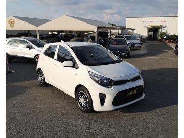 KIA PICANTO 1.0 12V GPL 5P X-LINE
Immatricolato 2022, 999cc, 65Cv/48Kw, 75.000Km, 5porte/5posti, Euro6D.
*** AUTO IDONEA PER NEOPATENTATI ***
** Impianto GPL Sca.d 2032 **
* AUTO UNICOPROPRIETARIO – Garanz. Ufficiale fino al 2029 *
Il prezzo proposto di euro 10.500,00 è legato alla promozione web che prevede un acquisto tramite finanziamento, Info in sede.
Il prezzo a Listino senza promo e senza vincoli è di euro 11.700,00.
Rimangono sempre esclusi i costi :
-del passaggio di proprietà pari ad euro 400,00
-messa su strada pari ad euro 300,00 che include l'attivazione della garanzia di 12 mesi completa, all'occorrenza controlli e/o tagliando completo preconsegna (olio,filtro olio, filtro aria e tutti i componenti necessari al ripristino ivi compresi kit distribuzione), kit ruota di scorta o kit gonfiaggio, 12 mesi di garanzia estendibili a 24/36mesi in base al veicolo e copre i componenti non soggetti ad usura (dettagli in sede).
Con: Motore a 3 cilindri, cambio automatico a 5 rapporti, Abs, Esp, computer di bordo, vetri e specchietti elettrici, Comandi audio al volante, Start Stop, ESC con Hill Holder, luci diurne a Led, Fendinebbia, Radio con Retrocamera, Bracciolo anteriore, Sensori di parcheggio posteriori, Isofix, cerchi da 15”.
I NOSTRI SERVIZI :
-Acquisto diretto con pagamento immediato
-conto vendita
-vendita auto, moto e scooter usati e garantiti
-vendita veicoli d'epoca
-permuta auto con moto e viceversa
-noleggio breve e lungo termine
-finanziamenti personalizzati (rata costante,mini e maxi rate, leasing)
-assistenza post-vendita con società di garanzie e officine partner
-assicurazioni
-consulenze e stime per acquisti tra privati
VISITA il nostro sito internet: automotousateroma.it oppure scarica la nostra App: automotousateroma dall' Apple store o Play store per restare aggiornato sui nostri ultimi arrivi.
VIENI A TROVARCI PER VEDERE DAL VIVO QUESTO VEICOLO :
Auto Moto Usate Roma s.r.l.Via Appia Nuova 23, 00047, Marino (RM) (adiacente Sorelle Ramonda)
*************
HAI UNA PERMUTA?
compila il form sull'App o nel nostro sito automotousateroma.it
oppure inviaci foto e descrizione (modello anno km motore ...)
al nostro numero whatsapp : Cell. 366-6562866 o 351-4646876 Fisso 06-7215841 e-mail : info@automotousateroma.it
*************
La Auto Moto Usate Roma Srl declina ogni responsabilità per eventuali involontarie incongruenze che non rappresentano in alcun modo un impegno contrattuale e invitano i clienti a verificare sempre dal vivo la correttezza dei dati che potrebbero non coincidere con l’effettivo equipaggiamento del veicolo spesso dovuto alla incompatibilità dei dati trasmessi sulle varie piattaforme web KIA PICANTO 1.0 12V GPL 5P X-LINE
Immatricolato 2022, 999cc, 65Cv/48Kw, 75.000Km, 5porte/5posti, Euro6D.
*** AUTO IDONEA PER NEOPATENTATI ***
** Impianto GPL Sca.d 2032 **
* AUTO UNICOPROPRIETARIO – Garanz. Ufficiale fino al 2029 *
Il prezzo proposto di euro 10.500,00 è legato alla promozione web che prevede un acquisto tramite finanziamento, Info in sede.
Il prezzo a Listino senza promo e senza vincoli è di euro 11.700,00.
Rimangono sempre esclusi i costi :
-del passaggio di proprietà pari ad euro 400,00
-messa su strada pari ad euro 300,00 che include l'attivazione della garanzia di 12 mesi completa, all'occorrenza controlli e/o tagliando completo preconsegna (olio,filtro olio, filtro aria e tutti i componenti necessari al ripristino ivi compresi kit distribuzione), kit ruota di scorta o kit gonfiaggio, 12 mesi di garanzia estendibili a 24/36mesi in base al veicolo e copre i componenti non soggetti ad usura (dettagli in sede).
Con: Motore a 3 cilindri, cambio automatico a 5 rapporti, Abs, Esp, computer di bordo, vetri e specchietti elettrici, Comandi audio al volante, Start Stop, ESC con Hill Holder, luci diurne a Led, Fendinebbia, Radio con Retrocamera, Bracciolo anteriore, Sensori di parcheggio posteriori, Isofix, cerchi da 15”.
I NOSTRI SERVIZI :
-Acquisto diretto con pagamento immediato
-conto vendita
-vendita auto, moto e scooter usati e garantiti
-vendita veicoli d'epoca
-permuta auto con moto e viceversa
-noleggio breve e lungo termine
-finanziamenti personalizzati (rata costante,mini e maxi rate, leasing)
-assistenza post-vendita con società di garanzie e officine partner
-assicurazioni
-consulenze e stime per acquisti tra privati
VISITA il nostro sito internet: automotousateroma.it oppure scarica la nostra App: automotousateroma dall' Apple store o Play store per restare aggiornato sui nostri ultimi arrivi.
VIENI A TROVARCI PER VEDERE DAL VIVO QUESTO VEICOLO :
Auto Moto Usate Roma s.r.l.Via Appia Nuova 23, 00047, Marino (RM) (adiacente Sorelle Ramonda)
*************
HAI UNA PERMUTA?
compila il form sull'App o nel nostro sito automotousateroma.it
oppure inviaci foto e descrizione (modello anno km motore ...)
al nostro numero whatsapp : Cell. 366-6562866 o 351-4646876 Fisso 06-7215841 e-mail : info@automotousateroma.it
*************
La Auto Moto Usate Roma Srl declina ogni responsabilità per eventuali involontarie incongruenze che non rappresentano in alcun modo un impegno contrattuale e invitano i clienti a verificare sempre dal vivo la correttezza dei dati che potrebbero non coincidere con l’effettivo equipaggiamento del veicolo spesso dovuto alla incompatibilità dei dati trasmessi sulle varie piattaforme web