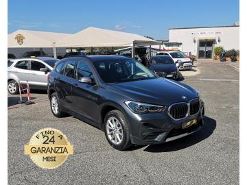 BMW X1 SDRIVE 18d
Immatricolato 2020, 1995cc, 150Cv/110Kw, 74.000Km, 5porte/5posti, Euro6D.
*** AUTO IDONEA PER NEOPATENTATI ***
Il prezzo proposto di euro 19.900,00 è legato alla promozione web che prevede un acquisto tramite finanziamento, Info in sede.
Il prezzo a Listino senza promo e senza vincoli è di euro 20.900,00.
Rimangono sempre esclusi i costi :
-del passaggio di proprietà pari ad euro 700,00
-messa su strada pari ad euro 400,00 che include l'attivazione della garanzia di 12 mesi completa, all'occorrenza controlli e/o tagliando completo preconsegna (olio,filtro olio, filtro aria e tutti i componenti necessari al ripristino ivi compresi kit distribuzione), kit ruota di scorta o kit gonfiaggio, 12 mesi di garanzia estendibili a 24/36mesi in base al veicolo e copre i componenti non soggetti ad usura (dettagli in sede).
Con: Motore a 4 cilindri in linea, cambio manuale a 6 rapporti, Abs, Esp, computer di bordo, vetri e specchietti elettrici, Comandi audio al volante, Start Stop, ESC con Hill Holder, Cruise Control con funzione freno, luci diurne a Led, Fendinebbia, Climatizzatore automatico bizona, Radio Media DAB con display 6.5 BMW X1 SDRIVE 18d
Immatricolato 2020, 1995cc, 150Cv/110Kw, 74.000Km, 5porte/5posti, Euro6D.
*** AUTO IDONEA PER NEOPATENTATI ***
Il prezzo proposto di euro 19.900,00 è legato alla promozione web che prevede un acquisto tramite finanziamento, Info in sede.
Il prezzo a Listino senza promo e senza vincoli è di euro 20.900,00.
Rimangono sempre esclusi i costi :
-del passaggio di proprietà pari ad euro 700,00
-messa su strada pari ad euro 400,00 che include l'attivazione della garanzia di 12 mesi completa, all'occorrenza controlli e/o tagliando completo preconsegna (olio,filtro olio, filtro aria e tutti i componenti necessari al ripristino ivi compresi kit distribuzione), kit ruota di scorta o kit gonfiaggio, 12 mesi di garanzia estendibili a 24/36mesi in base al veicolo e copre i componenti non soggetti ad usura (dettagli in sede).
Con: Motore a 4 cilindri in linea, cambio manuale a 6 rapporti, Abs, Esp, computer di bordo, vetri e specchietti elettrici, Comandi audio al volante, Start Stop, ESC con Hill Holder, Cruise Control con funzione freno, luci diurne a Led, Fendinebbia, Climatizzatore automatico bizona, Radio Media DAB con display 6.5