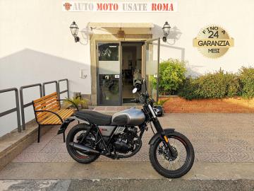 KEEWAY S-LIGHT 125 2026 KM 0
Stile intramontabile, tecnologia moderna ideale per chi cerca il fascino del mondo Cruiser con la praticità di una 125cc guidabile con patente B o A1.
Prezzo 2.400€
Caratteristiche Principali
Anno: 2026
Chilometraggio: 0 km
Cilindrata: 125cc (Monocilindrico 4 tempi, Euro 5)
Colore: Matt Black Dark Grey
Perché scegliere la S-Light 125?
La S-Light non è solo una moto, è un'icona di stile. Il design con dettagli curati, la posizione di guida rilassata con pedane avanzate e il suono pieno dello scarico la rendono la regina della città e delle gite fuori porta.
Consumi bassissimi: Oltre 40 km con un litro.
Comfort: Sella bassa, perfetta per ogni statura e massima maneggevolezza nel traffico.
Affidabilità : Meccanica semplice e robusta, ideale per chi inizia.
I NOSTRI SERVIZI :
-Acquisto diretto con pagamento immediato
-conto vendita
-vendita auto, moto e scooter usati e garantiti
-vendita veicoli d'epoca
-permuta auto con moto e viceversa
-noleggio breve e lungo termine
-finanziamenti personalizzati (rata costante,mini e maxi rate, leasing)
-assistenza post-vendita con società di garanzie e officine partner
-assicurazioni
-consulenze e stime per acquisti tra privati
VISITA il nostro sito internet: automotousateroma.it oppure scarica la nostra App: automotousateroma dall' Apple store o Play store per restare aggiornato sui nostri ultimi arrivi.
VIENI A TROVARCI PER VEDERE DAL VIVO QUESTO VEICOLO :
Auto Moto Usate Roma s.r.l.Via Appia Nuova 23, 00047, Marino (RM) (adiacente Sorelle Ramonda)
*************
HAI UNA PERMUTA?
compila il form sull'App o nel nostro sito automotousateroma.it
oppure inviaci foto e descrizione (modello anno km motore ...)
al nostro numero whatsapp : Cell. 366-6562866 o 351-4646876 Fisso 06-7215841 e-mail : info@automotousateroma.it
*************
La Auto Moto Usate Roma Srl declina ogni responsabilità per eventuali involontarie incongruenze che non rappresentano in alcun modo un impegno contrattuale e invitano i clienti a verificare sempre dal vivo la correttezza dei dati che potrebbero non coincidere con l’effettivo equipaggiamento del veicolo spesso dovuto alla incompatibilità dei dati trasmessi sulle varie piattaforme web.
KEEWAY S-LIGHT 125 2026 KM 0
Stile intramontabile, tecnologia moderna ideale per chi cerca il fascino del mondo Cruiser con la praticità di una 125cc guidabile con patente B o A1.
Prezzo 2.400€
Caratteristiche Principali
Anno: 2026
Chilometraggio: 0 km
Cilindrata: 125cc (Monocilindrico 4 tempi, Euro 5)
Colore: Matt Black Dark Grey
Perché scegliere la S-Light 125?
La S-Light non è solo una moto, è un'icona di stile. Il design con dettagli curati, la posizione di guida rilassata con pedane avanzate e il suono pieno dello scarico la rendono la regina della città e delle gite fuori porta.
Consumi bassissimi: Oltre 40 km con un litro.
Comfort: Sella bassa, perfetta per ogni statura e massima maneggevolezza nel traffico.
Affidabilità : Meccanica semplice e robusta, ideale per chi inizia.
I NOSTRI SERVIZI :
-Acquisto diretto con pagamento immediato
-conto vendita
-vendita auto, moto e scooter usati e garantiti
-vendita veicoli d'epoca
-permuta auto con moto e viceversa
-noleggio breve e lungo termine
-finanziamenti personalizzati (rata costante,mini e maxi rate, leasing)
-assistenza post-vendita con società di garanzie e officine partner
-assicurazioni
-consulenze e stime per acquisti tra privati
VISITA il nostro sito internet: automotousateroma.it oppure scarica la nostra App: automotousateroma dall' Apple store o Play store per restare aggiornato sui nostri ultimi arrivi.
VIENI A TROVARCI PER VEDERE DAL VIVO QUESTO VEICOLO :
Auto Moto Usate Roma s.r.l.Via Appia Nuova 23, 00047, Marino (RM) (adiacente Sorelle Ramonda)
*************
HAI UNA PERMUTA?
compila il form sull'App o nel nostro sito automotousateroma.it
oppure inviaci foto e descrizione (modello anno km motore ...)
al nostro numero whatsapp : Cell. 366-6562866 o 351-4646876 Fisso 06-7215841 e-mail : info@automotousateroma.it
*************
La Auto Moto Usate Roma Srl declina ogni responsabilità per eventuali involontarie incongruenze che non rappresentano in alcun modo un impegno contrattuale e invitano i clienti a verificare sempre dal vivo la correttezza dei dati che potrebbero non coincidere con l’effettivo equipaggiamento del veicolo spesso dovuto alla incompatibilità dei dati trasmessi sulle varie piattaforme web.