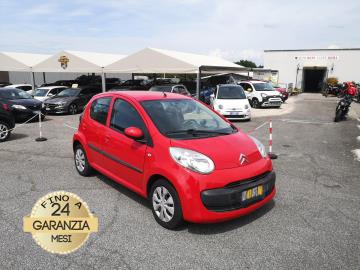 CITROEN C1 5P BAC1
Immatricolato 2008, 999cc, 68Cv/50Kw, 69.000Km, 5porte/4posti, Euro4.
*** AUTO IDONEA PER NEOPATENTATI ***
Rimangono sempre esclusi i costi :
-del passaggio di proprietà pari ad euro 450,00
-messa su strada pari ad euro 300,00 che include l'attivazione della garanzia di 12 mesi completa, all'occorrenza controlli e o tagliando completo preconsegna (olio,filtro olio, filtro aria e tutti i componenti necessari al ripristino ivi compresi kit distribuzione), kit ruota di scorta o kit gonfiaggio, 12 mesi di garanzia estendibili a 24 36mesi in base al veicolo e copre i componenti non soggetti ad usura (dettagli in sede).
Di serie con: Motore a 3 cilindri, cambio manuale a 5 rapporti, Abs, Airbag, vetri elettrici, Chiusura Centralizzata, Climatizzatore, Autoradio mono-CD, portatelefono, Sedile posteriore ribaltabile 50/50, cerchi da 14†+ ruotino.
I NOSTRI SERVIZI :
-Acquisto diretto con pagamento immediato
-conto vendita
-vendita auto, moto e scooter usati e garantiti
-vendita veicoli d'epoca
-permuta auto con moto e viceversa
-noleggio breve e lungo termine
-finanziamenti personalizzati (rata costante,mini e maxi rate, leasing)
-assistenza post-vendita con società di garanzie e officine partner
-assicurazioni
-consulenze e stime per acquisti tra privati
VISITA il nostro sito internet: automotousateroma.it oppure scarica la nostra App: automotousateroma dall' Apple store o Play store per restare aggiornato sui nostri ultimi arrivi.
VIENI A TROVARCI PER VEDERE DAL VIVO QUESTO VEICOLO :
Auto Moto Usate Roma s.r.l.Via Appia Nuova 23, 00047, Marino (RM) (adiacente Sorelle Ramonda)
*************
HAI UNA PERMUTA?
compila il form sull'App o nel nostro sito automotousateroma.it
oppure inviaci foto e descrizione (modello anno km motore ...)
al nostro numero whatsapp : Cell. 366-6562866 o 351-4646876 Fisso 06-7215841 e-mail : info@automotousateroma.it
*************
La Auto Moto Usate Roma Srl declina ogni responsabilità per eventuali involontarie incongruenze che non rappresentano in alcun modo un impegno contrattuale e invitano i clienti a verificare sempre dal vivo la correttezza dei dati che potrebbero non coincidere con l’effettivo equipaggiamento del veicolo spesso dovuto alla incompatibilità dei dati trasmessi sulle varie piattaforme web. CITROEN C1 5P BAC1
Immatricolato 2008, 999cc, 68Cv/50Kw, 69.000Km, 5porte/4posti, Euro4.
*** AUTO IDONEA PER NEOPATENTATI ***
Rimangono sempre esclusi i costi :
-del passaggio di proprietà pari ad euro 450,00
-messa su strada pari ad euro 300,00 che include l'attivazione della garanzia di 12 mesi completa, all'occorrenza controlli e o tagliando completo preconsegna (olio,filtro olio, filtro aria e tutti i componenti necessari al ripristino ivi compresi kit distribuzione), kit ruota di scorta o kit gonfiaggio, 12 mesi di garanzia estendibili a 24 36mesi in base al veicolo e copre i componenti non soggetti ad usura (dettagli in sede).
Di serie con: Motore a 3 cilindri, cambio manuale a 5 rapporti, Abs, Airbag, vetri elettrici, Chiusura Centralizzata, Climatizzatore, Autoradio mono-CD, portatelefono, Sedile posteriore ribaltabile 50/50, cerchi da 14†+ ruotino.
I NOSTRI SERVIZI :
-Acquisto diretto con pagamento immediato
-conto vendita
-vendita auto, moto e scooter usati e garantiti
-vendita veicoli d'epoca
-permuta auto con moto e viceversa
-noleggio breve e lungo termine
-finanziamenti personalizzati (rata costante,mini e maxi rate, leasing)
-assistenza post-vendita con società di garanzie e officine partner
-assicurazioni
-consulenze e stime per acquisti tra privati
VISITA il nostro sito internet: automotousateroma.it oppure scarica la nostra App: automotousateroma dall' Apple store o Play store per restare aggiornato sui nostri ultimi arrivi.
VIENI A TROVARCI PER VEDERE DAL VIVO QUESTO VEICOLO :
Auto Moto Usate Roma s.r.l.Via Appia Nuova 23, 00047, Marino (RM) (adiacente Sorelle Ramonda)
*************
HAI UNA PERMUTA?
compila il form sull'App o nel nostro sito automotousateroma.it
oppure inviaci foto e descrizione (modello anno km motore ...)
al nostro numero whatsapp : Cell. 366-6562866 o 351-4646876 Fisso 06-7215841 e-mail : info@automotousateroma.it
*************
La Auto Moto Usate Roma Srl declina ogni responsabilità per eventuali involontarie incongruenze che non rappresentano in alcun modo un impegno contrattuale e invitano i clienti a verificare sempre dal vivo la correttezza dei dati che potrebbero non coincidere con l’effettivo equipaggiamento del veicolo spesso dovuto alla incompatibilità dei dati trasmessi sulle varie piattaforme web.