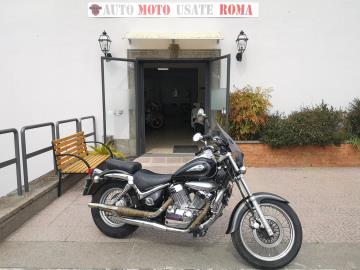 SUZUKI VL INTRUDER 250
Immatricolato 2000, 248cc, 24Cv/18Kw, 28.800Km, Euro1.
Rimangono sempre esclusi i costi :
-del passaggio di proprietà pari ad euro 200,00
- Nella formula Outlet il veicolo viene venduto con la formula Visto e piaciuta, e con la conformità legale del mezzo.
Di serie con: Motore Bicilindrico a V, raffreddamento ad Aria, paramotore, presa Usb, faretti di profondità , faroa Led, contagiri, cupolino, doppie borse in pelle laterali, freni a disco da 275mm anteriore e da 130mm al posteriore, cerchi da 18†anteriori e da 15†al posteriore.
I NOSTRI SERVIZI :
-Acquisto diretto con pagamento immediato
-conto vendita
-vendita auto, moto e scooter usati e garantiti
-vendita veicoli d'epoca
-permuta auto con moto e viceversa
-noleggio breve e lungo termine
-finanziamenti personalizzati (rata costante,mini e maxi rate, leasing)
-assistenza post-vendita con società di garanzie e officine partner
-assicurazioni
-consulenze e stime per acquisti tra privati
VISITA il nostro sito internet: automotousateroma.it oppure scarica la nostra App: automotousateroma dall' Apple store o Play store per restare aggiornato sui nostri ultimi arrivi.
VIENI A TROVARCI PER VEDERE DAL VIVO QUESTO VEICOLO :
Auto Moto Usate Roma s.r.l.Via Appia Nuova 23, 00047, Marino (RM) (adiacente Sorelle Ramonda)
*************
HAI UNA PERMUTA?
compila il form sull'App o nel nostro sito automotousateroma.it
oppure inviaci foto e descrizione (modello anno km motore ...)
al nostro numero whatsapp : Cell. 366-6562866 o 351-4646876 Fisso 06-7215841 e-mail : info@automotousateroma.it
*************
La Auto Moto Usate Roma Srl declina ogni responsabilità per eventuali involontarie incongruenze che non rappresentano in alcun modo un impegno contrattuale e invitano i clienti a verificare sempre dal vivo la correttezza dei dati che potrebbero non coincidere con l’effettivo equipaggiamento del veicolo spesso dovuto alla incompatibilità dei dati trasmessi sulle varie piattaforme web. SUZUKI VL INTRUDER 250
Immatricolato 2000, 248cc, 24Cv/18Kw, 28.800Km, Euro1.
Rimangono sempre esclusi i costi :
-del passaggio di proprietà pari ad euro 200,00
- Nella formula Outlet il veicolo viene venduto con la formula Visto e piaciuta, e con la conformità legale del mezzo.
Di serie con: Motore Bicilindrico a V, raffreddamento ad Aria, paramotore, presa Usb, faretti di profondità , faroa Led, contagiri, cupolino, doppie borse in pelle laterali, freni a disco da 275mm anteriore e da 130mm al posteriore, cerchi da 18†anteriori e da 15†al posteriore.
I NOSTRI SERVIZI :
-Acquisto diretto con pagamento immediato
-conto vendita
-vendita auto, moto e scooter usati e garantiti
-vendita veicoli d'epoca
-permuta auto con moto e viceversa
-noleggio breve e lungo termine
-finanziamenti personalizzati (rata costante,mini e maxi rate, leasing)
-assistenza post-vendita con società di garanzie e officine partner
-assicurazioni
-consulenze e stime per acquisti tra privati
VISITA il nostro sito internet: automotousateroma.it oppure scarica la nostra App: automotousateroma dall' Apple store o Play store per restare aggiornato sui nostri ultimi arrivi.
VIENI A TROVARCI PER VEDERE DAL VIVO QUESTO VEICOLO :
Auto Moto Usate Roma s.r.l.Via Appia Nuova 23, 00047, Marino (RM) (adiacente Sorelle Ramonda)
*************
HAI UNA PERMUTA?
compila il form sull'App o nel nostro sito automotousateroma.it
oppure inviaci foto e descrizione (modello anno km motore ...)
al nostro numero whatsapp : Cell. 366-6562866 o 351-4646876 Fisso 06-7215841 e-mail : info@automotousateroma.it
*************
La Auto Moto Usate Roma Srl declina ogni responsabilità per eventuali involontarie incongruenze che non rappresentano in alcun modo un impegno contrattuale e invitano i clienti a verificare sempre dal vivo la correttezza dei dati che potrebbero non coincidere con l’effettivo equipaggiamento del veicolo spesso dovuto alla incompatibilità dei dati trasmessi sulle varie piattaforme web.