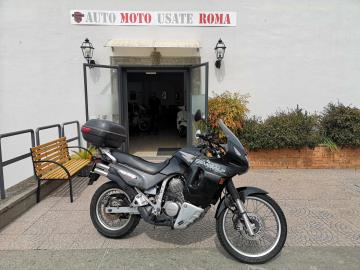HONDA XL TRANSALP V 600
Immatricolato 1998, 583cc, 50Cv/37Kw, 52.000Km.
Rimangono sempre esclusi i costi :
-del passaggio di proprietà pari ad euro 200,00
- Nella formula Outlet il veicolo viene venduto con la formula Visto e piaciuta, e con la conformità legale del mezzo.
Di serie con: Motore Bicilindrico a V, cambio manuale a 5 rapporti, raffreddamento a Liquido, doppie borse rigide laterali, freni a disco da 276mm anteriore e da 240mm al posteriore, cerchi da 21†anteriori e da 17†al posteriore.
I NOSTRI SERVIZI :
-Acquisto diretto con pagamento immediato
-conto vendita
-vendita auto, moto e scooter usati e garantiti
-vendita veicoli d'epoca
-permuta auto con moto e viceversa
-noleggio breve e lungo termine
-finanziamenti personalizzati (rata costante,mini e maxi rate, leasing)
-assistenza post-vendita con società di garanzie e officine partner
-assicurazioni
-consulenze e stime per acquisti tra privati
VISITA il nostro sito internet: automotousateroma.it oppure scarica la nostra App: automotousateroma dall' Apple store o Play store per restare aggiornato sui nostri ultimi arrivi.
VIENI A TROVARCI PER VEDERE DAL VIVO QUESTO VEICOLO :
Auto Moto Usate Roma s.r.l.Via Appia Nuova 23, 00047, Marino (RM) (adiacente Sorelle Ramonda)
*************
HAI UNA PERMUTA?
compila il form sull'App o nel nostro sito automotousateroma.it
oppure inviaci foto e descrizione (modello anno km motore ...)
al nostro numero whatsapp : Cell. 366-6562866 o 351-4646876 Fisso 06-7215841 e-mail : info@automotousateroma.it
*************
La Auto Moto Usate Roma Srl declina ogni responsabilità per eventuali involontarie incongruenze che non rappresentano in alcun modo un impegno contrattuale e invitano i clienti a verificare sempre dal vivo la correttezza dei dati che potrebbero non coincidere con l’effettivo equipaggiamento del veicolo spesso dovuto alla incompatibilità dei dati trasmessi sulle varie piattaforme web. HONDA XL TRANSALP V 600
Immatricolato 1998, 583cc, 50Cv/37Kw, 52.000Km.
Rimangono sempre esclusi i costi :
-del passaggio di proprietà pari ad euro 200,00
- Nella formula Outlet il veicolo viene venduto con la formula Visto e piaciuta, e con la conformità legale del mezzo.
Di serie con: Motore Bicilindrico a V, cambio manuale a 5 rapporti, raffreddamento a Liquido, doppie borse rigide laterali, freni a disco da 276mm anteriore e da 240mm al posteriore, cerchi da 21†anteriori e da 17†al posteriore.
I NOSTRI SERVIZI :
-Acquisto diretto con pagamento immediato
-conto vendita
-vendita auto, moto e scooter usati e garantiti
-vendita veicoli d'epoca
-permuta auto con moto e viceversa
-noleggio breve e lungo termine
-finanziamenti personalizzati (rata costante,mini e maxi rate, leasing)
-assistenza post-vendita con società di garanzie e officine partner
-assicurazioni
-consulenze e stime per acquisti tra privati
VISITA il nostro sito internet: automotousateroma.it oppure scarica la nostra App: automotousateroma dall' Apple store o Play store per restare aggiornato sui nostri ultimi arrivi.
VIENI A TROVARCI PER VEDERE DAL VIVO QUESTO VEICOLO :
Auto Moto Usate Roma s.r.l.Via Appia Nuova 23, 00047, Marino (RM) (adiacente Sorelle Ramonda)
*************
HAI UNA PERMUTA?
compila il form sull'App o nel nostro sito automotousateroma.it
oppure inviaci foto e descrizione (modello anno km motore ...)
al nostro numero whatsapp : Cell. 366-6562866 o 351-4646876 Fisso 06-7215841 e-mail : info@automotousateroma.it
*************
La Auto Moto Usate Roma Srl declina ogni responsabilità per eventuali involontarie incongruenze che non rappresentano in alcun modo un impegno contrattuale e invitano i clienti a verificare sempre dal vivo la correttezza dei dati che potrebbero non coincidere con l’effettivo equipaggiamento del veicolo spesso dovuto alla incompatibilità dei dati trasmessi sulle varie piattaforme web.