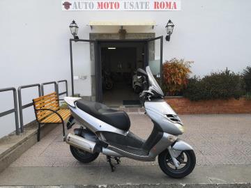APRILIA LEONARDO 150 ST
Immatricolato 2003, 151cc, 14Cv/10Kw, 66.700Km.
Rimangono sempre esclusi i costi :
-del passaggio di proprietà pari ad euro 200,00
- Nella formula Outlet il veicolo viene venduto con la formula Visto e piaciuta, e con la conformità legale del mezzo.
Di serie con: Motore Monocilindrico Rotax, raffreddamento a Liquido, porta telefono, vano sottosella, freni a disco da 220mm anteriore e da 190mm al posteriore, cerchi da 12â€.
I NOSTRI SERVIZI :
-Acquisto diretto con pagamento immediato
-conto vendita
-vendita auto, moto e scooter usati e garantiti
-vendita veicoli d'epoca
-permuta auto con moto e viceversa
-noleggio breve e lungo termine
-finanziamenti personalizzati (rata costante,mini e maxi rate, leasing)
-assistenza post-vendita con società di garanzie e officine partner
-assicurazioni
-consulenze e stime per acquisti tra privati
VISITA il nostro sito internet: automotousateroma.it oppure scarica la nostra App: automotousateroma dall' Apple store o Play store per restare aggiornato sui nostri ultimi arrivi.
VIENI A TROVARCI PER VEDERE DAL VIVO QUESTO VEICOLO :
Auto Moto Usate Roma s.r.l.Via Appia Nuova 23, 00047, Marino (RM) (adiacente Sorelle Ramonda)
*************
HAI UNA PERMUTA?
compila il form sull'App o nel nostro sito automotousateroma.it
oppure inviaci foto e descrizione (modello anno km motore ...)
al nostro numero whatsapp : Cell. 366-6562866 o 351-4646876 Fisso 06-7215841 e-mail : info@automotousateroma.it
*************
La Auto Moto Usate Roma Srl declina ogni responsabilità per eventuali involontarie incongruenze che non rappresentano in alcun modo un impegno contrattuale e invitano i clienti a verificare sempre dal vivo la correttezza dei dati che potrebbero non coincidere con l’effettivo equipaggiamento del veicolo spesso dovuto alla incompatibilità dei dati trasmessi sulle varie piattaforme web. APRILIA LEONARDO 150 ST
Immatricolato 2003, 151cc, 14Cv/10Kw, 66.700Km.
Rimangono sempre esclusi i costi :
-del passaggio di proprietà pari ad euro 200,00
- Nella formula Outlet il veicolo viene venduto con la formula Visto e piaciuta, e con la conformità legale del mezzo.
Di serie con: Motore Monocilindrico Rotax, raffreddamento a Liquido, porta telefono, vano sottosella, freni a disco da 220mm anteriore e da 190mm al posteriore, cerchi da 12â€.
I NOSTRI SERVIZI :
-Acquisto diretto con pagamento immediato
-conto vendita
-vendita auto, moto e scooter usati e garantiti
-vendita veicoli d'epoca
-permuta auto con moto e viceversa
-noleggio breve e lungo termine
-finanziamenti personalizzati (rata costante,mini e maxi rate, leasing)
-assistenza post-vendita con società di garanzie e officine partner
-assicurazioni
-consulenze e stime per acquisti tra privati
VISITA il nostro sito internet: automotousateroma.it oppure scarica la nostra App: automotousateroma dall' Apple store o Play store per restare aggiornato sui nostri ultimi arrivi.
VIENI A TROVARCI PER VEDERE DAL VIVO QUESTO VEICOLO :
Auto Moto Usate Roma s.r.l.Via Appia Nuova 23, 00047, Marino (RM) (adiacente Sorelle Ramonda)
*************
HAI UNA PERMUTA?
compila il form sull'App o nel nostro sito automotousateroma.it
oppure inviaci foto e descrizione (modello anno km motore ...)
al nostro numero whatsapp : Cell. 366-6562866 o 351-4646876 Fisso 06-7215841 e-mail : info@automotousateroma.it
*************
La Auto Moto Usate Roma Srl declina ogni responsabilità per eventuali involontarie incongruenze che non rappresentano in alcun modo un impegno contrattuale e invitano i clienti a verificare sempre dal vivo la correttezza dei dati che potrebbero non coincidere con l’effettivo equipaggiamento del veicolo spesso dovuto alla incompatibilità dei dati trasmessi sulle varie piattaforme web.