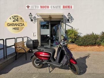 VELOCIFERO TENNIS 125 ELETTRICO
Immatricolato 2025, 125cc, 100Cv/74Kw, 6.400Km.
*** Guidabile con Patente A1 o B ***
** Scooter unico proprietario **
* Visibile su Appuntamento *
Rimangono sempre esclusi i costi :
-del passaggio di proprietà pari ad euro 200,00
-messa su strada pari ad euro 200,00 che include l'attivazione della garanzia di 12 mesi completa, all' occorrenza controlli e/o tagliando completo preconsegna (olio,filtro olio, filtro aria e tutti i componenti necessari al ripristino), 12 mesi di garanzia estendibili a 24/36mesi in base al veicolo e copre i componenti non soggetti ad usura (dettagli in sede).
Di serrie con : Potenza Nominale / Picco4,0 kW (circa 5.4 CV) nominali / Spunto superiore in modalità Sport, Faro a Led, Velocità Massima 110 km/h (a seconda della mappatura e carica), BatteriaDoppia batteria al Litio da 2,88 kWh totali (72V – 40Ah), AutonomiaFino a 100 km (stimati a una velocità costante di 40 km/h).
Accessoriato con: bauletto posteriore, faretti di profondità e coperta copri gambe.
I NOSTRI SERVIZI :
-Acquisto diretto con pagamento immediato
-conto vendita
-vendita auto, moto e scooter usati e garantiti
-vendita veicoli d'epoca
-permuta auto con moto e viceversa
-noleggio breve e lungo termine
-finanziamenti personalizzati (rata costante,mini e maxi rate, leasing)
-assistenza post-vendita con società di garanzie e officine partner
-assicurazioni
-consulenze e stime per acquisti tra privati
VISITA il nostro sito internet: automotousateroma.it oppure scarica la nostra App: automotousateroma dall' Apple store o Play store per restare aggiornato sui nostri ultimi arrivi.
VIENI A TROVARCI PER VEDERE DAL VIVO QUESTO VEICOLO :
Auto Moto Usate Roma s.r.l.Via Appia Nuova 23, 00047, Marino (RM) (adiacente Sorelle Ramonda)
*************
HAI UNA PERMUTA?
compila il form sull'App o nel nostro sito automotousateroma.it
oppure inviaci foto e descrizione (modello anno km motore ...)
al nostro numero whatsapp : Cell. 366-6562866 o 351-4646876 Fisso 06-7215841 e-mail : info@automotousateroma.it
*************
La Auto Moto Usate Roma Srl declina ogni responsabilità per eventuali involontarie incongruenze che non rappresentano in alcun modo un impegno contrattuale e invitano i clienti a verificare sempre dal vivo la correttezza dei dati che potrebbero non coincidere con l’effettivo equipaggiamento del veicolo spesso dovuto alla incompatibilità dei dati trasmessi sulle varie piattaforme web. VELOCIFERO TENNIS 125 ELETTRICO
Immatricolato 2025, 125cc, 100Cv/74Kw, 6.400Km.
*** Guidabile con Patente A1 o B ***
** Scooter unico proprietario **
* Visibile su Appuntamento *
Rimangono sempre esclusi i costi :
-del passaggio di proprietà pari ad euro 200,00
-messa su strada pari ad euro 200,00 che include l'attivazione della garanzia di 12 mesi completa, all' occorrenza controlli e/o tagliando completo preconsegna (olio,filtro olio, filtro aria e tutti i componenti necessari al ripristino), 12 mesi di garanzia estendibili a 24/36mesi in base al veicolo e copre i componenti non soggetti ad usura (dettagli in sede).
Di serrie con : Potenza Nominale / Picco4,0 kW (circa 5.4 CV) nominali / Spunto superiore in modalità Sport, Faro a Led, Velocità Massima 110 km/h (a seconda della mappatura e carica), BatteriaDoppia batteria al Litio da 2,88 kWh totali (72V – 40Ah), AutonomiaFino a 100 km (stimati a una velocità costante di 40 km/h).
Accessoriato con: bauletto posteriore, faretti di profondità e coperta copri gambe.
I NOSTRI SERVIZI :
-Acquisto diretto con pagamento immediato
-conto vendita
-vendita auto, moto e scooter usati e garantiti
-vendita veicoli d'epoca
-permuta auto con moto e viceversa
-noleggio breve e lungo termine
-finanziamenti personalizzati (rata costante,mini e maxi rate, leasing)
-assistenza post-vendita con società di garanzie e officine partner
-assicurazioni
-consulenze e stime per acquisti tra privati
VISITA il nostro sito internet: automotousateroma.it oppure scarica la nostra App: automotousateroma dall' Apple store o Play store per restare aggiornato sui nostri ultimi arrivi.
VIENI A TROVARCI PER VEDERE DAL VIVO QUESTO VEICOLO :
Auto Moto Usate Roma s.r.l.Via Appia Nuova 23, 00047, Marino (RM) (adiacente Sorelle Ramonda)
*************
HAI UNA PERMUTA?
compila il form sull'App o nel nostro sito automotousateroma.it
oppure inviaci foto e descrizione (modello anno km motore ...)
al nostro numero whatsapp : Cell. 366-6562866 o 351-4646876 Fisso 06-7215841 e-mail : info@automotousateroma.it
*************
La Auto Moto Usate Roma Srl declina ogni responsabilità per eventuali involontarie incongruenze che non rappresentano in alcun modo un impegno contrattuale e invitano i clienti a verificare sempre dal vivo la correttezza dei dati che potrebbero non coincidere con l’effettivo equipaggiamento del veicolo spesso dovuto alla incompatibilità dei dati trasmessi sulle varie piattaforme web.