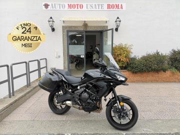 KAWASAKI VERSYS 650
Immatricolato 2024, 649cc, 67Cv/49Kw, 8.200Km, Euro5+.
** Moto unico proprietario **
*** Moto in Garanzia Ufficiale fino al 2028 ***
Il prezzo proposto di euro 5.900,00 è legato alla promozione web che prevede un acquisto tramite finanziamento, Info in sede.
Il prezzo a Listino senza promo e senza vincoli è di euro 6.500,00.
Rimangono sempre esclusi i costi :
-del passaggio di proprietà pari ad euro 200,00
-messa su strada pari ad euro 300,00 che include l'attivazione della garanzia di 12 mesi completa, all' occorrenza controlli e/o tagliando completo preconsegna (olio,filtro olio, filtro aria e tutti i componenti necessari al ripristino), 12 mesi di garanzia estendibili a 24/36mesi in base al veicolo e copre i componenti non soggetti ad usura (dettagli in sede).
Di serie con : Motore Bicilindrico in linea, cambio manuale a 6 rapporti, abs, raffreddamento a Liquido, Forcella telescopica rovesciata da 41 mm con regolazione continua dello smorzamento in estensione, Ammortizzatore singolo asimmetrico con precarico della molla regolabile in remoto, freni a disco da 300mm anteriori e da 250mm al posteriore, cerechi da 17â€.
I NOSTRI SERVIZI :
-Acquisto diretto con pagamento immediato
-conto vendita
-vendita auto, moto e scooter usati e garantiti
-vendita veicoli d'epoca
-permuta auto con moto e viceversa
-noleggio breve e lungo termine
-finanziamenti personalizzati (rata costante,mini e maxi rate, leasing)
-assistenza post-vendita con società di garanzie e officine partner
-assicurazioni
-consulenze e stime per acquisti tra privati
VISITA il nostro sito internet: automotousateroma.it oppure scarica la nostra App: automotousateroma dall' Apple store o Play store per restare aggiornato sui nostri ultimi arrivi.
VIENI A TROVARCI PER VEDERE DAL VIVO QUESTO VEICOLO :
Auto Moto Usate Roma s.r.l.Via Appia Nuova 23, 00047, Marino (RM) (adiacente Sorelle Ramonda)
*************
HAI UNA PERMUTA?
compila il form sull'App o nel nostro sito automotousateroma.it
oppure inviaci foto e descrizione (modello anno km motore ...)
al nostro numero whatsapp : Cell. 366-6562866 o 351-4646876 Fisso 06-7215841 e-mail : info@automotousateroma.it
*************
La Auto Moto Usate Roma Srl declina ogni responsabilità per eventuali involontarie incongruenze che non rappresentano in alcun modo un impegno contrattuale e invitano i clienti a verificare sempre dal vivo la correttezza dei dati che potrebbero non coincidere con l’effettivo equipaggiamento del veicolo spesso dovuto alla incompatibilità dei dati trasmessi sulle varie piattaforme web. KAWASAKI VERSYS 650
Immatricolato 2024, 649cc, 67Cv/49Kw, 8.200Km, Euro5+.
** Moto unico proprietario **
*** Moto in Garanzia Ufficiale fino al 2028 ***
Il prezzo proposto di euro 5.900,00 è legato alla promozione web che prevede un acquisto tramite finanziamento, Info in sede.
Il prezzo a Listino senza promo e senza vincoli è di euro 6.500,00.
Rimangono sempre esclusi i costi :
-del passaggio di proprietà pari ad euro 200,00
-messa su strada pari ad euro 300,00 che include l'attivazione della garanzia di 12 mesi completa, all' occorrenza controlli e/o tagliando completo preconsegna (olio,filtro olio, filtro aria e tutti i componenti necessari al ripristino), 12 mesi di garanzia estendibili a 24/36mesi in base al veicolo e copre i componenti non soggetti ad usura (dettagli in sede).
Di serie con : Motore Bicilindrico in linea, cambio manuale a 6 rapporti, abs, raffreddamento a Liquido, Forcella telescopica rovesciata da 41 mm con regolazione continua dello smorzamento in estensione, Ammortizzatore singolo asimmetrico con precarico della molla regolabile in remoto, freni a disco da 300mm anteriori e da 250mm al posteriore, cerechi da 17â€.
I NOSTRI SERVIZI :
-Acquisto diretto con pagamento immediato
-conto vendita
-vendita auto, moto e scooter usati e garantiti
-vendita veicoli d'epoca
-permuta auto con moto e viceversa
-noleggio breve e lungo termine
-finanziamenti personalizzati (rata costante,mini e maxi rate, leasing)
-assistenza post-vendita con società di garanzie e officine partner
-assicurazioni
-consulenze e stime per acquisti tra privati
VISITA il nostro sito internet: automotousateroma.it oppure scarica la nostra App: automotousateroma dall' Apple store o Play store per restare aggiornato sui nostri ultimi arrivi.
VIENI A TROVARCI PER VEDERE DAL VIVO QUESTO VEICOLO :
Auto Moto Usate Roma s.r.l.Via Appia Nuova 23, 00047, Marino (RM) (adiacente Sorelle Ramonda)
*************
HAI UNA PERMUTA?
compila il form sull'App o nel nostro sito automotousateroma.it
oppure inviaci foto e descrizione (modello anno km motore ...)
al nostro numero whatsapp : Cell. 366-6562866 o 351-4646876 Fisso 06-7215841 e-mail : info@automotousateroma.it
*************
La Auto Moto Usate Roma Srl declina ogni responsabilità per eventuali involontarie incongruenze che non rappresentano in alcun modo un impegno contrattuale e invitano i clienti a verificare sempre dal vivo la correttezza dei dati che potrebbero non coincidere con l’effettivo equipaggiamento del veicolo spesso dovuto alla incompatibilità dei dati trasmessi sulle varie piattaforme web.