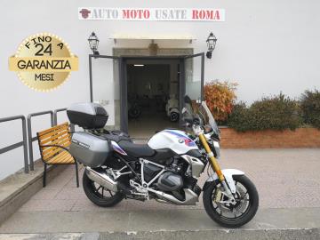 BMW R 1250 R HP
Immatricolato 2020, 1254cc, 136Cv/100Kw, 28.700Km, Euro5.
*** Pacchetti Comfort – Touring – Dynamic inclusi ***
Il prezzo proposto di euro 9.900,00 è legato alla promozione web che prevede un acquisto tramite finanziamento, Info in sede.
Il prezzo a Listino senza promo e senza vincoli è di euro 10.900,00.
Rimangono sempre esclusi i costi :
-del passaggio di proprietà pari ad euro 200,00
-messa su strada pari ad euro 300,00 che include l'attivazione della garanzia di 12 mesi completa, all' occorrenza controlli e/o tagliando completo preconsegna (olio,filtro olio, filtro aria e tutti i componenti necessari al ripristino), 12 mesi di garanzia estendibili a 24/36mesi in base al veicolo e copre i componenti non soggetti ad usura (dettagli in sede).
Di serie con : Motore Bicilindrico, cambio manuale a 6 rapporti, abs, Esa, raffreddamento ad Aria/Liquido, 4 mappature motore Road/Dynamic/DynamicPro/Rain, DynamicEsa, faro, stop e frecce a Led, Ride by wire, Tc, Forcella telescopica, Forcellone monobraccio in lega di alluminio con BMW Motorrad Paralever, ammortizzatore progressivo WAD, doppio freno a disco da 320 anteriore e da 276mm al posteriore, cerchi da 17â€.
Accessori : Rise al manubrio, Tris borse Bmw, Cupolino e paramani Wunderlich, porta navigatore.
I NOSTRI SERVIZI :
-Acquisto diretto con pagamento immediato
-conto vendita
-vendita auto, moto e scooter usati e garantiti
-vendita veicoli d'epoca
-permuta auto con moto e viceversa
-noleggio breve e lungo termine
-finanziamenti personalizzati (rata costante,mini e maxi rate, leasing)
-assistenza post-vendita con società di garanzie e officine partner
-assicurazioni
-consulenze e stime per acquisti tra privati
VISITA il nostro sito internet: automotousateroma.it oppure scarica la nostra App: automotousateroma dall' Apple store o Play store per restare aggiornato sui nostri ultimi arrivi.
VIENI A TROVARCI PER VEDERE DAL VIVO QUESTO VEICOLO :
Auto Moto Usate Roma s.r.l.Via Appia Nuova 23, 00047, Marino (RM) (adiacente Sorelle Ramonda)
*************
HAI UNA PERMUTA?
compila il form sull'App o nel nostro sito automotousateroma.it
oppure inviaci foto e descrizione (modello anno km motore ...)
al nostro numero whatsapp : Cell. 366-6562866 o 351-4646876 Fisso 06-7215841 e-mail : info@automotousateroma.it
*************
La Auto Moto Usate Roma Srl declina ogni responsabilità per eventuali involontarie incongruenze che non rappresentano in alcun modo un impegno contrattuale e invitano i clienti a verificare sempre dal vivo la correttezza dei dati che potrebbero non coincidere con l’effettivo equipaggiamento del veicolo spesso dovuto alla incompatibilità dei dati trasmessi sulle varie piattaforme web. BMW R 1250 R HP
Immatricolato 2020, 1254cc, 136Cv/100Kw, 28.700Km, Euro5.
*** Pacchetti Comfort – Touring – Dynamic inclusi ***
Il prezzo proposto di euro 9.900,00 è legato alla promozione web che prevede un acquisto tramite finanziamento, Info in sede.
Il prezzo a Listino senza promo e senza vincoli è di euro 10.900,00.
Rimangono sempre esclusi i costi :
-del passaggio di proprietà pari ad euro 200,00
-messa su strada pari ad euro 300,00 che include l'attivazione della garanzia di 12 mesi completa, all' occorrenza controlli e/o tagliando completo preconsegna (olio,filtro olio, filtro aria e tutti i componenti necessari al ripristino), 12 mesi di garanzia estendibili a 24/36mesi in base al veicolo e copre i componenti non soggetti ad usura (dettagli in sede).
Di serie con : Motore Bicilindrico, cambio manuale a 6 rapporti, abs, Esa, raffreddamento ad Aria/Liquido, 4 mappature motore Road/Dynamic/DynamicPro/Rain, DynamicEsa, faro, stop e frecce a Led, Ride by wire, Tc, Forcella telescopica, Forcellone monobraccio in lega di alluminio con BMW Motorrad Paralever, ammortizzatore progressivo WAD, doppio freno a disco da 320 anteriore e da 276mm al posteriore, cerchi da 17â€.
Accessori : Rise al manubrio, Tris borse Bmw, Cupolino e paramani Wunderlich, porta navigatore.
I NOSTRI SERVIZI :
-Acquisto diretto con pagamento immediato
-conto vendita
-vendita auto, moto e scooter usati e garantiti
-vendita veicoli d'epoca
-permuta auto con moto e viceversa
-noleggio breve e lungo termine
-finanziamenti personalizzati (rata costante,mini e maxi rate, leasing)
-assistenza post-vendita con società di garanzie e officine partner
-assicurazioni
-consulenze e stime per acquisti tra privati
VISITA il nostro sito internet: automotousateroma.it oppure scarica la nostra App: automotousateroma dall' Apple store o Play store per restare aggiornato sui nostri ultimi arrivi.
VIENI A TROVARCI PER VEDERE DAL VIVO QUESTO VEICOLO :
Auto Moto Usate Roma s.r.l.Via Appia Nuova 23, 00047, Marino (RM) (adiacente Sorelle Ramonda)
*************
HAI UNA PERMUTA?
compila il form sull'App o nel nostro sito automotousateroma.it
oppure inviaci foto e descrizione (modello anno km motore ...)
al nostro numero whatsapp : Cell. 366-6562866 o 351-4646876 Fisso 06-7215841 e-mail : info@automotousateroma.it
*************
La Auto Moto Usate Roma Srl declina ogni responsabilità per eventuali involontarie incongruenze che non rappresentano in alcun modo un impegno contrattuale e invitano i clienti a verificare sempre dal vivo la correttezza dei dati che potrebbero non coincidere con l’effettivo equipaggiamento del veicolo spesso dovuto alla incompatibilità dei dati trasmessi sulle varie piattaforme web.