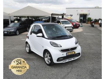 SMART FORTWO 451 BRABUS
Immatricolato 2009, 999cc, 98Cv/72Kw, 179.000Km, 3porte/2posti, Euro4.
Rimangono sempre esclusi i costi :
-del passaggio di proprietà pari ad euro 500,00
-messa su strada pari ad euro 400,00 che include l'attivazione della garanzia di 12 mesi completa, all' occorrenza controlli e/o tagliando completo preconsegna (olio,filtro olio, filtro aria e tutti i componenti necessari al ripristino), 12 mesi di garanzia estendibili a 24/36mesi in base al veicolo e copre i componenti non soggetti ad usura (dettagli in sede).
Di serie con : Motore a 3 cilindri in linea, cambio manuale a 5 rapporti, Abs, Esp, computer di bordo, Volante reg. in altezza, vetri e specchietti elettrici, fendinebbia, Climatizzatore manuale, Servosterzo, sedili riscaldabili, cerchi da 16â€.
I NOSTRI SERVIZI :
-Acquisto diretto con pagamento immediato
-conto vendita
-vendita auto, moto e scooter usati e garantiti
-vendita veicoli d'epoca
-permuta auto con moto e viceversa
-noleggio breve e lungo termine
-finanziamenti personalizzati (rata costante,mini e maxi rate, leasing)
-assistenza post-vendita con società di garanzie e officine partner
-assicurazioni
-consulenze e stime per acquisti tra privati
VISITA il nostro sito internet: automotousateroma.it oppure scarica la nostra App: automotousateroma dall' Apple store o Play store per restare aggiornato sui nostri ultimi arrivi.
VIENI A TROVARCI PER VEDERE DAL VIVO QUESTO VEICOLO :
Auto Moto Usate Roma s.r.l.Via Appia Nuova 23, 00047, Marino (RM) (adiacente Sorelle Ramonda)
*************
HAI UNA PERMUTA?
compila il form sull'App o nel nostro sito automotousateroma.it
oppure inviaci foto e descrizione (modello anno km motore ...)
al nostro numero whatsapp : Cell. 366-6562866 o 351-4646876 Fisso 06-7215841 e-mail : info@automotousateroma.it
*************
La Auto Moto Usate Roma Srl declina ogni responsabilità per eventuali involontarie incongruenze che non rappresentano in alcun modo un impegno contrattuale e invitano i clienti a verificare sempre dal vivo la correttezza dei dati che potrebbero non coincidere con l’effettivo equipaggiamento del veicolo spesso dovuto alla incompatibilità dei dati trasmessi sulle varie piattaforme web. SMART FORTWO 451 BRABUS
Immatricolato 2009, 999cc, 98Cv/72Kw, 179.000Km, 3porte/2posti, Euro4.
Rimangono sempre esclusi i costi :
-del passaggio di proprietà pari ad euro 500,00
-messa su strada pari ad euro 400,00 che include l'attivazione della garanzia di 12 mesi completa, all' occorrenza controlli e/o tagliando completo preconsegna (olio,filtro olio, filtro aria e tutti i componenti necessari al ripristino), 12 mesi di garanzia estendibili a 24/36mesi in base al veicolo e copre i componenti non soggetti ad usura (dettagli in sede).
Di serie con : Motore a 3 cilindri in linea, cambio manuale a 5 rapporti, Abs, Esp, computer di bordo, Volante reg. in altezza, vetri e specchietti elettrici, fendinebbia, Climatizzatore manuale, Servosterzo, sedili riscaldabili, cerchi da 16â€.
I NOSTRI SERVIZI :
-Acquisto diretto con pagamento immediato
-conto vendita
-vendita auto, moto e scooter usati e garantiti
-vendita veicoli d'epoca
-permuta auto con moto e viceversa
-noleggio breve e lungo termine
-finanziamenti personalizzati (rata costante,mini e maxi rate, leasing)
-assistenza post-vendita con società di garanzie e officine partner
-assicurazioni
-consulenze e stime per acquisti tra privati
VISITA il nostro sito internet: automotousateroma.it oppure scarica la nostra App: automotousateroma dall' Apple store o Play store per restare aggiornato sui nostri ultimi arrivi.
VIENI A TROVARCI PER VEDERE DAL VIVO QUESTO VEICOLO :
Auto Moto Usate Roma s.r.l.Via Appia Nuova 23, 00047, Marino (RM) (adiacente Sorelle Ramonda)
*************
HAI UNA PERMUTA?
compila il form sull'App o nel nostro sito automotousateroma.it
oppure inviaci foto e descrizione (modello anno km motore ...)
al nostro numero whatsapp : Cell. 366-6562866 o 351-4646876 Fisso 06-7215841 e-mail : info@automotousateroma.it
*************
La Auto Moto Usate Roma Srl declina ogni responsabilità per eventuali involontarie incongruenze che non rappresentano in alcun modo un impegno contrattuale e invitano i clienti a verificare sempre dal vivo la correttezza dei dati che potrebbero non coincidere con l’effettivo equipaggiamento del veicolo spesso dovuto alla incompatibilità dei dati trasmessi sulle varie piattaforme web.