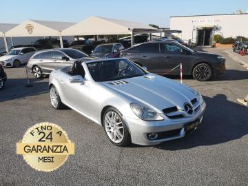 MERCEDES-BENZ SLK 200 KOMPRESSOR
Immatricolato 2008, 1796cc, 163Cv/120Kw, 155.000Km, 3porte/2posti, Euro4.
*** Impianto GPL Scad. 2035 ***
Rimangono sempre esclusi i costi :
-del passaggio di proprietà pari ad euro 750,00
-messa su strada pari ad euro 400,00 che include l'attivazione della garanzia di 12 mesi completa, all'occorrenza controlli e/o tagliando completo preconsegna (olio,filtro olio, filtro aria e tutti i componenti necessari al ripristino ivi compresi kit distribuzione), kit gonfiaggio, 12 mesi di garanzia estendibili a 24/36mesi in base al veicolo e copre i componenti non soggetti ad usura (dettagli in sede).
Di serie con : Motore a 4 cilindri in linea, cambio manuale a 6 marce, Abs, volante in pelle con comandi, fendinebbia, servosterzo, climatizzatore, stereo, interni in pelle, Hard-top a ripiegamento elettroidraulico, sensori di parcheggio anteriori e posteriori, cerchi in lega da 18â€.
I NOSTRI SERVIZI :
-Vendita auto usate e storiche, moto e scooter nuovi e usati garantiti
-Acquisto diretto con pagamento immediato o conto vendita
-Permuta auto con moto e viceversa
-Noleggio breve e lungo termine
-Assicurazioni e Finanziamenti personalizzati
-Assistenza post-vendita
-Accessori e antifurti per moto e auto
VISITA il nostro sito internet: automotousateroma.it oppure scarica la nostra App: automotousateroma dall' Apple store o Play store per restare aggiornato sui nostri ultimi arrivi.
VIENI A TROVARCI PER VEDERE DAL VIVO QUESTO VEICOLO :
Auto Moto Usate Roma s.r.l.Via Appia Nuova 23, 00047, Marino (RM) (adiacente Sorelle Ramonda)
*************
HAI UNA PERMUTA?
compila il form sull'App o nel nostro sito automotousateroma.it
oppure inviaci foto e descrizione (modello anno km motore ...)
al nostro numero whatsapp : Cell. 366-6562866 o 351-4646876 Fisso 06-7215841 e-mail : info@automotousateroma.it
*************
La Auto Moto Usate Roma Srl declina ogni responsabilità per eventuali involontarie incongruenze che non rappresentano in alcun modo un impegno contrattuale e invitano i clienti a verificare sempre dal vivo la correttezza dei dati che potrebbero non coincidere con l’effettivo equipaggiamento del veicolo spesso dovuto alla incompatibilità dei dati trasmessi sulle varie piattaforme web. MERCEDES-BENZ SLK 200 KOMPRESSOR
Immatricolato 2008, 1796cc, 163Cv/120Kw, 155.000Km, 3porte/2posti, Euro4.
*** Impianto GPL Scad. 2035 ***
Rimangono sempre esclusi i costi :
-del passaggio di proprietà pari ad euro 750,00
-messa su strada pari ad euro 400,00 che include l'attivazione della garanzia di 12 mesi completa, all'occorrenza controlli e/o tagliando completo preconsegna (olio,filtro olio, filtro aria e tutti i componenti necessari al ripristino ivi compresi kit distribuzione), kit gonfiaggio, 12 mesi di garanzia estendibili a 24/36mesi in base al veicolo e copre i componenti non soggetti ad usura (dettagli in sede).
Di serie con : Motore a 4 cilindri in linea, cambio manuale a 6 marce, Abs, volante in pelle con comandi, fendinebbia, servosterzo, climatizzatore, stereo, interni in pelle, Hard-top a ripiegamento elettroidraulico, sensori di parcheggio anteriori e posteriori, cerchi in lega da 18â€.
I NOSTRI SERVIZI :
-Vendita auto usate e storiche, moto e scooter nuovi e usati garantiti
-Acquisto diretto con pagamento immediato o conto vendita
-Permuta auto con moto e viceversa
-Noleggio breve e lungo termine
-Assicurazioni e Finanziamenti personalizzati
-Assistenza post-vendita
-Accessori e antifurti per moto e auto
VISITA il nostro sito internet: automotousateroma.it oppure scarica la nostra App: automotousateroma dall' Apple store o Play store per restare aggiornato sui nostri ultimi arrivi.
VIENI A TROVARCI PER VEDERE DAL VIVO QUESTO VEICOLO :
Auto Moto Usate Roma s.r.l.Via Appia Nuova 23, 00047, Marino (RM) (adiacente Sorelle Ramonda)
*************
HAI UNA PERMUTA?
compila il form sull'App o nel nostro sito automotousateroma.it
oppure inviaci foto e descrizione (modello anno km motore ...)
al nostro numero whatsapp : Cell. 366-6562866 o 351-4646876 Fisso 06-7215841 e-mail : info@automotousateroma.it
*************
La Auto Moto Usate Roma Srl declina ogni responsabilità per eventuali involontarie incongruenze che non rappresentano in alcun modo un impegno contrattuale e invitano i clienti a verificare sempre dal vivo la correttezza dei dati che potrebbero non coincidere con l’effettivo equipaggiamento del veicolo spesso dovuto alla incompatibilità dei dati trasmessi sulle varie piattaforme web.