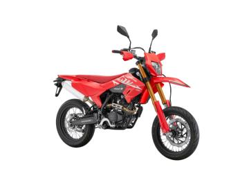 NUOVO
QJ MOTOR COV 125 Stile Urbano e Anima Agile
Il traffico cittadino ha un nuovo rivale. Se stai cercando uno scooter 125cc che si distingua dalla massa per design, tecnologia e facilità di guida, il nuovo QJ Motor COV 125 è la risposta definitiva.
Guidabile comodamente con patente B (auto) o A1.
Prezzo: 3.190,00€ f.c. + 350,00€ Immatricolazione.
DETTAGLI DEL VEICOLO:
Modello: QJ Motor COV 125
Condizioni: NUOVO DI FABBRICA da immatricolare
Cilindrata: 125 cc (Monocilindrico 4 tempi, raffreddamento a liquido)
Garanzia: Ufficiale della casa madre (Fino a 4 anni di garanzia QJ Motor)
I NOSTRI SERVIZI :
-Acquisto diretto con pagamento immediato
-conto vendita
-vendita auto, moto e scooter usati e garantiti
-vendita veicoli d'epoca
-permuta auto con moto e viceversa
-noleggio breve e lungo termine
-finanziamenti personalizzati (rata costante,mini e maxi rate, leasing)
-assistenza post-vendita con società di garanzie e officine partner
-assicurazioni
-consulenze e stime per acquisti tra privati
VISITA il nostro sito internet: automotousateroma.it oppure scarica la nostra App: automotousateroma dall' Apple store o Play store per restare aggiornato sui nostri ultimi arrivi.
VIENI A TROVARCI PER VEDERE DAL VIVO QUESTO VEICOLO :
Auto Moto Usate Roma s.r.l.Via Appia Nuova 23, 00047, Marino (RM) (adiacente Sorelle Ramonda).
HAI UNA PERMUTA?
compila il form sull'App o nel nostro sito automotousateroma.it
oppure inviaci foto e descrizione (modello anno km motore ...)
al nostro numero whatsapp : Cell. 366-6562866 o 351-4646876 Fisso 06-7215841 e-mail : info@automotousateroma.it
La Auto Moto Usate Roma Srl declina ogni responsabilità per eventuali involontarie incongruenze che non rappresentano in alcun modo un impegno contrattuale e invitano i clienti a verificare sempre dal vivo la correttezza dei dati che potrebbero non coincidere con l’effettivo equipaggiamento del veicolo spesso dovuto alla incompatibilità dei dati trasmessi sulle varie piattaforme web. NUOVO
QJ MOTOR COV 125 Stile Urbano e Anima Agile
Il traffico cittadino ha un nuovo rivale. Se stai cercando uno scooter 125cc che si distingua dalla massa per design, tecnologia e facilità di guida, il nuovo QJ Motor COV 125 è la risposta definitiva.
Guidabile comodamente con patente B (auto) o A1.
Prezzo: 3.190,00€ f.c. + 350,00€ Immatricolazione.
DETTAGLI DEL VEICOLO:
Modello: QJ Motor COV 125
Condizioni: NUOVO DI FABBRICA da immatricolare
Cilindrata: 125 cc (Monocilindrico 4 tempi, raffreddamento a liquido)
Garanzia: Ufficiale della casa madre (Fino a 4 anni di garanzia QJ Motor)
I NOSTRI SERVIZI :
-Acquisto diretto con pagamento immediato
-conto vendita
-vendita auto, moto e scooter usati e garantiti
-vendita veicoli d'epoca
-permuta auto con moto e viceversa
-noleggio breve e lungo termine
-finanziamenti personalizzati (rata costante,mini e maxi rate, leasing)
-assistenza post-vendita con società di garanzie e officine partner
-assicurazioni
-consulenze e stime per acquisti tra privati
VISITA il nostro sito internet: automotousateroma.it oppure scarica la nostra App: automotousateroma dall' Apple store o Play store per restare aggiornato sui nostri ultimi arrivi.
VIENI A TROVARCI PER VEDERE DAL VIVO QUESTO VEICOLO :
Auto Moto Usate Roma s.r.l.Via Appia Nuova 23, 00047, Marino (RM) (adiacente Sorelle Ramonda).
HAI UNA PERMUTA?
compila il form sull'App o nel nostro sito automotousateroma.it
oppure inviaci foto e descrizione (modello anno km motore ...)
al nostro numero whatsapp : Cell. 366-6562866 o 351-4646876 Fisso 06-7215841 e-mail : info@automotousateroma.it
La Auto Moto Usate Roma Srl declina ogni responsabilità per eventuali involontarie incongruenze che non rappresentano in alcun modo un impegno contrattuale e invitano i clienti a verificare sempre dal vivo la correttezza dei dati che potrebbero non coincidere con l’effettivo equipaggiamento del veicolo spesso dovuto alla incompatibilità dei dati trasmessi sulle varie piattaforme web.