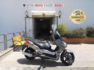 Rivenditore autorizzato di : Piaggio, Vespa, Sym, QJ Motor, Italjet, Tvs Motor, Alza Italia. Trattiamo usato Honda, Yamaha, Kawasaki, Suzuki, Aprilia, Benelli, Ducati, Moto Guzzi, Moto Morini, BMW, KTM, Triumph, Royal Enfield, Harley-Davidson, Indian, CFMOTO, Voge, Kymco, Peugeot
YAMAHA XMAX 250
Immatricolato 2008, 250cc, 21Cv/15Kw, 54.000Km, Euro3.
Rimangono sempre esclusi i costi :
-del passaggio di proprietà pari ad euro 200,00
-messa su strada pari ad euro 300,00 che include l'attivazione della garanzia di 12 mesi completa, all' occorrenza controlli e/o tagliando completo preconsegna (olio,filtro olio, filtro aria e tutti i componenti necessari al ripristino), 12 mesi di garanzia estendibili a 24/36mesi in base al veicolo e copre i componenti non soggetti ad usura (dettagli in sede).
Di serie con : Motore Monocilindrico, cambio automatico, raffreddamento a Liquido, , vano retroscudo, ampio vano sottosella doppio casco, doppio cavalletto, disco freno anteriore da 267mm e da 240mm al posteriore, cerchi da 15†anteriore e da 14†al posteriore.
I NOSTRI SERVIZI :
-Vendita auto usate e storiche, moto e scooter nuovi e usati garantiti
-Acquisto diretto con pagamento immediato o conto vendita
-Permuta auto con moto e viceversa
-Noleggio breve e lungo termine
-Assicurazioni e Finanziamenti personalizzati
-Assistenza post-vendita
-Accessori e antifurti per moto e auto
VISITA il nostro sito internet: automotousateroma.it oppure scarica la nostra App: automotousateroma dall' Apple store o Play store per restare aggiornato sui nostri ultimi arrivi.
VIENI A TROVARCI PER VEDERE DAL VIVO QUESTO VEICOLO :
Auto Moto Usate Roma s.r.l.Via Appia Nuova 23, 00047, Marino (RM) (adiacente Sorelle Ramonda)
*************
HAI UNA PERMUTA?
compila il form sull'App o nel nostro sito automotousateroma.it
oppure inviaci foto e descrizione (modello anno km motore ...)
al nostro numero whatsapp : Cell. 366-6562866 o 351-4646876 Fisso 06-7215841 e-mail : info@automotousateroma.it
*************
La Auto Moto Usate Roma Srl declina ogni responsabilità per eventuali involontarie incongruenze che non rappresentano in alcun modo un impegno contrattuale e invitano i clienti a verificare sempre dal vivo la correttezza dei dati che potrebbero non coincidere con l’effettivo equipaggiamento del veicolo spesso dovuto alla incompatibilità dei dati trasmessi sulle varie piattaforme web. Rivenditore autorizzato di : Piaggio, Vespa, Sym, QJ Motor, Italjet, Tvs Motor, Alza Italia. Trattiamo usato Honda, Yamaha, Kawasaki, Suzuki, Aprilia, Benelli, Ducati, Moto Guzzi, Moto Morini, BMW, KTM, Triumph, Royal Enfield, Harley-Davidson, Indian, CFMOTO, Voge, Kymco, Peugeot
YAMAHA XMAX 250
Immatricolato 2008, 250cc, 21Cv/15Kw, 54.000Km, Euro3.
Rimangono sempre esclusi i costi :
-del passaggio di proprietà pari ad euro 200,00
-messa su strada pari ad euro 300,00 che include l'attivazione della garanzia di 12 mesi completa, all' occorrenza controlli e/o tagliando completo preconsegna (olio,filtro olio, filtro aria e tutti i componenti necessari al ripristino), 12 mesi di garanzia estendibili a 24/36mesi in base al veicolo e copre i componenti non soggetti ad usura (dettagli in sede).
Di serie con : Motore Monocilindrico, cambio automatico, raffreddamento a Liquido, , vano retroscudo, ampio vano sottosella doppio casco, doppio cavalletto, disco freno anteriore da 267mm e da 240mm al posteriore, cerchi da 15†anteriore e da 14†al posteriore.
I NOSTRI SERVIZI :
-Vendita auto usate e storiche, moto e scooter nuovi e usati garantiti
-Acquisto diretto con pagamento immediato o conto vendita
-Permuta auto con moto e viceversa
-Noleggio breve e lungo termine
-Assicurazioni e Finanziamenti personalizzati
-Assistenza post-vendita
-Accessori e antifurti per moto e auto
VISITA il nostro sito internet: automotousateroma.it oppure scarica la nostra App: automotousateroma dall' Apple store o Play store per restare aggiornato sui nostri ultimi arrivi.
VIENI A TROVARCI PER VEDERE DAL VIVO QUESTO VEICOLO :
Auto Moto Usate Roma s.r.l.Via Appia Nuova 23, 00047, Marino (RM) (adiacente Sorelle Ramonda)
*************
HAI UNA PERMUTA?
compila il form sull'App o nel nostro sito automotousateroma.it
oppure inviaci foto e descrizione (modello anno km motore ...)
al nostro numero whatsapp : Cell. 366-6562866 o 351-4646876 Fisso 06-7215841 e-mail : info@automotousateroma.it
*************
La Auto Moto Usate Roma Srl declina ogni responsabilità per eventuali involontarie incongruenze che non rappresentano in alcun modo un impegno contrattuale e invitano i clienti a verificare sempre dal vivo la correttezza dei dati che potrebbero non coincidere con l’effettivo equipaggiamento del veicolo spesso dovuto alla incompatibilità dei dati trasmessi sulle varie piattaforme web.