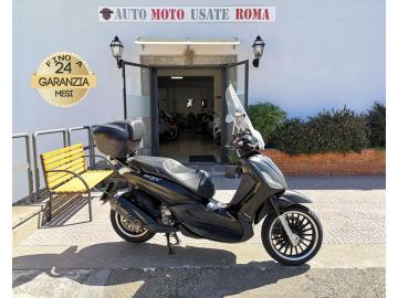 Rivenditore autorizzato di : Piaggio, Vespa, Sym, QJ Motor, Italjet, Tvs Motor, Alza Italia. Trattiamo usato Honda, Yamaha, Kawasaki, Suzuki, Aprilia, Benelli, Ducati, Moto Guzzi, Moto Morini, BMW, KTM, Triumph, Royal Enfield, Harley-Davidson, Indian, CFMOTO, Voge, Kymco, Peugeot
PIAGGIO BEVERLY 300 I.E. POLICE
Immatricolato 2016, 278cc, 22Cv/16Kw, 58.000Km, Euro3.
Rimangono sempre esclusi i costi :
-del passaggio di proprietà pari ad euro 200,00
-messa su strada pari ad euro 200,00 che include l'attivazione della garanzia di 12 mesi completa, all' occorrenza controlli e/o tagliando completo preconsegna (olio,filtro olio, filtro aria e tutti i componenti necessari al ripristino), 12 mesi di garanzia estendibili a 24/36mesi in base al veicolo e copre i componenti non soggetti ad usura (dettagli in sede).
Di serie con : Motore Monocilindrico, cambio a 6 rapporti, Abs, Asr, Raffreddamento a Liquido, vano retroscudo, ampio vano sottosella, doppio cavalletto, disco freno anteriore da 300mm e da 240mm al posteriore, cerchi da 16†anteriori e da 14†al posteriore, Parabrezza Isotta e bauletto Originale in tinta.
Lavori eseguiti: Pompa acqua completa, tagliando, pasticche anteriori, cinghia variatore.
I NOSTRI SERVIZI :
-Vendita auto usate e storiche, moto e scooter nuovi e usati garantiti
-Acquisto diretto con pagamento immediato o conto vendita
-Permuta auto con moto e viceversa
-Noleggio breve e lungo termine
-Assicurazioni e Finanziamenti personalizzati
-Assistenza post-vendita
-Accessori e antifurti per moto e auto
VISITA il nostro sito internet: automotousateroma.it oppure scarica la nostra App: automotousateroma dall' Apple store o Play store per restare aggiornato sui nostri ultimi arrivi.
VIENI A TROVARCI PER VEDERE DAL VIVO QUESTO VEICOLO :
Auto Moto Usate Roma s.r.l.Via Appia Nuova 23, 00047, Marino (RM) (adiacente Sorelle Ramonda)
*************
HAI UNA PERMUTA?
compila il form sull'App o nel nostro sito automotousateroma.it
oppure inviaci foto e descrizione (modello anno km motore ...)
al nostro numero whatsapp : Cell. 366-6562866 o 351-4646876 Fisso 06-7215841 e-mail : info@automotousateroma.it
*************
La Auto Moto Usate Roma Srl declina ogni responsabilità per eventuali involontarie incongruenze che non rappresentano in alcun modo un impegno contrattuale e invitano i clienti a verificare sempre dal vivo la correttezza dei dati che potrebbero non coincidere con l’effettivo equipaggiamento del veicolo spesso dovuto alla incompatibilità dei dati trasmessi sulle varie piattaforme web. Rivenditore autorizzato di : Piaggio, Vespa, Sym, QJ Motor, Italjet, Tvs Motor, Alza Italia. Trattiamo usato Honda, Yamaha, Kawasaki, Suzuki, Aprilia, Benelli, Ducati, Moto Guzzi, Moto Morini, BMW, KTM, Triumph, Royal Enfield, Harley-Davidson, Indian, CFMOTO, Voge, Kymco, Peugeot
PIAGGIO BEVERLY 300 I.E. POLICE
Immatricolato 2016, 278cc, 22Cv/16Kw, 58.000Km, Euro3.
Rimangono sempre esclusi i costi :
-del passaggio di proprietà pari ad euro 200,00
-messa su strada pari ad euro 200,00 che include l'attivazione della garanzia di 12 mesi completa, all' occorrenza controlli e/o tagliando completo preconsegna (olio,filtro olio, filtro aria e tutti i componenti necessari al ripristino), 12 mesi di garanzia estendibili a 24/36mesi in base al veicolo e copre i componenti non soggetti ad usura (dettagli in sede).
Di serie con : Motore Monocilindrico, cambio a 6 rapporti, Abs, Asr, Raffreddamento a Liquido, vano retroscudo, ampio vano sottosella, doppio cavalletto, disco freno anteriore da 300mm e da 240mm al posteriore, cerchi da 16†anteriori e da 14†al posteriore, Parabrezza Isotta e bauletto Originale in tinta.
Lavori eseguiti: Pompa acqua completa, tagliando, pasticche anteriori, cinghia variatore.
I NOSTRI SERVIZI :
-Vendita auto usate e storiche, moto e scooter nuovi e usati garantiti
-Acquisto diretto con pagamento immediato o conto vendita
-Permuta auto con moto e viceversa
-Noleggio breve e lungo termine
-Assicurazioni e Finanziamenti personalizzati
-Assistenza post-vendita
-Accessori e antifurti per moto e auto
VISITA il nostro sito internet: automotousateroma.it oppure scarica la nostra App: automotousateroma dall' Apple store o Play store per restare aggiornato sui nostri ultimi arrivi.
VIENI A TROVARCI PER VEDERE DAL VIVO QUESTO VEICOLO :
Auto Moto Usate Roma s.r.l.Via Appia Nuova 23, 00047, Marino (RM) (adiacente Sorelle Ramonda)
*************
HAI UNA PERMUTA?
compila il form sull'App o nel nostro sito automotousateroma.it
oppure inviaci foto e descrizione (modello anno km motore ...)
al nostro numero whatsapp : Cell. 366-6562866 o 351-4646876 Fisso 06-7215841 e-mail : info@automotousateroma.it
*************
La Auto Moto Usate Roma Srl declina ogni responsabilità per eventuali involontarie incongruenze che non rappresentano in alcun modo un impegno contrattuale e invitano i clienti a verificare sempre dal vivo la correttezza dei dati che potrebbero non coincidere con l’effettivo equipaggiamento del veicolo spesso dovuto alla incompatibilità dei dati trasmessi sulle varie piattaforme web.