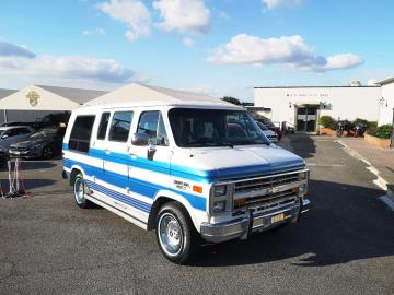 CHEVROLET (GMC) CHERY VAN 2.0
Immatricolato 1991, 4903cc, 175Cv/127Kw, 58.500Km, 4porte/7posti.
** Van Restaurato, Gommato, Revisionato e Revisionato **
Rimangono sempre esclusi i costi :
-del passaggio di proprietà pari ad euro 300,00
Di serie con : Motore a 6 cilindri a V, cambio automatico, trasmissione posteriore, retrocamera posteriore, rivestimento sedili e sportelli in pelle nautica, stacca batteria, ruota di scorta esterna, scaletta.
I NOSTRI SERVIZI :
-Vendita auto usate e storiche, moto e scooter nuovi e usati garantiti
-Acquisto diretto con pagamento immediato o conto vendita
-Permuta auto con moto e viceversa
-Noleggio breve e lungo termine
-Assicurazioni e Finanziamenti personalizzati
-Assistenza post-vendita
-Accessori e antifurti per moto e auto
VISITA il nostro sito internet: automotousateroma.it oppure scarica la nostra App: automotousateroma dall' Apple store o Play store per restare aggiornato sui nostri ultimi arrivi.
VIENI A TROVARCI PER VEDERE DAL VIVO QUESTO VEICOLO :
Auto Moto Usate Roma s.r.l.Via Appia Nuova 23, 00047, Marino (RM) (adiacente Sorelle Ramonda)
*************
HAI UNA PERMUTA?
compila il form sull'App o nel nostro sito automotousateroma.it
oppure inviaci foto e descrizione (modello anno km motore ...)
al nostro numero whatsapp : Cell. 366-6562866 o 351-4646876 Fisso 06-7215841 e-mail : info@automotousateroma.it
*************
La Auto Moto Usate Roma Srl declina ogni responsabilità per eventuali involontarie incongruenze che non rappresentano in alcun modo un impegno contrattuale e invitano i clienti a verificare sempre dal vivo la correttezza dei dati che potrebbero non coincidere con l’effettivo equipaggiamento del veicolo spesso dovuto alla incompatibilità dei dati trasmessi sulle varie piattaforme web. CHEVROLET (GMC) CHERY VAN 2.0
Immatricolato 1991, 4903cc, 175Cv/127Kw, 58.500Km, 4porte/7posti.
** Van Restaurato, Gommato, Revisionato e Revisionato **
Rimangono sempre esclusi i costi :
-del passaggio di proprietà pari ad euro 300,00
Di serie con : Motore a 6 cilindri a V, cambio automatico, trasmissione posteriore, retrocamera posteriore, rivestimento sedili e sportelli in pelle nautica, stacca batteria, ruota di scorta esterna, scaletta.
I NOSTRI SERVIZI :
-Vendita auto usate e storiche, moto e scooter nuovi e usati garantiti
-Acquisto diretto con pagamento immediato o conto vendita
-Permuta auto con moto e viceversa
-Noleggio breve e lungo termine
-Assicurazioni e Finanziamenti personalizzati
-Assistenza post-vendita
-Accessori e antifurti per moto e auto
VISITA il nostro sito internet: automotousateroma.it oppure scarica la nostra App: automotousateroma dall' Apple store o Play store per restare aggiornato sui nostri ultimi arrivi.
VIENI A TROVARCI PER VEDERE DAL VIVO QUESTO VEICOLO :
Auto Moto Usate Roma s.r.l.Via Appia Nuova 23, 00047, Marino (RM) (adiacente Sorelle Ramonda)
*************
HAI UNA PERMUTA?
compila il form sull'App o nel nostro sito automotousateroma.it
oppure inviaci foto e descrizione (modello anno km motore ...)
al nostro numero whatsapp : Cell. 366-6562866 o 351-4646876 Fisso 06-7215841 e-mail : info@automotousateroma.it
*************
La Auto Moto Usate Roma Srl declina ogni responsabilità per eventuali involontarie incongruenze che non rappresentano in alcun modo un impegno contrattuale e invitano i clienti a verificare sempre dal vivo la correttezza dei dati che potrebbero non coincidere con l’effettivo equipaggiamento del veicolo spesso dovuto alla incompatibilità dei dati trasmessi sulle varie piattaforme web.