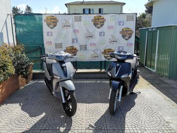 Nuovi Piaggio Liberty 125 & Liberty 125 S – Eleganza, Sicurezza e Agilità Urban!
Vuoi dire addio alle code in tangenziale e muoverti in città con il massimo del comfort e dello stile? Il re degli scooter a ruota alta è pronto a conquistarti. Sono arrivati in concessionaria i nuovissimi Piaggio Liberty 125 e Liberty 125 S!
La cilindrata perfetta per chi cerca il giusto compromesso tra scatto, consumi record e la possibilità di guidare anche con la sola patente B (o patente A1 a 16 anni).
Scegli la tua personalità :
Piaggio Liberty 125 (Classico): Elegante e sofisticato. Linee pulite, dettagli cromati e finiture curate nei minimi dettagli per chi cerca uno stile sobrio ed elegante.
Prezzo: Listino 3.050,00€ in Promo a 2.750,00€ f.c. + 350,00€ Immatricolazione.
Piaggio Liberty 125 S (Sport): Grintoso e moderno. Si distingue per i dettagli total black (cerchi, specchietti, maniglione), le cuciture rosse sulla sella e grafiche dedicate per chi ha un'anima dinamica e urban.
Prezzo: Listino 3.150,00€ in Promo a 2.850,00€ f.c. + 350,00€ Immatricolazione.
Perché è il compagno di viaggio ideale?
Motore i-get 125cc 3 valvole: Tecnologia all'avanguardia, emissioni ridotte (Euro 5+) e consumi incredibilmente bassi (oltre 40 km con un litro!).
Ruota alta da 16 Nuovi Piaggio Liberty 125 & Liberty 125 S – Eleganza, Sicurezza e Agilità Urban!
Vuoi dire addio alle code in tangenziale e muoverti in città con il massimo del comfort e dello stile? Il re degli scooter a ruota alta è pronto a conquistarti. Sono arrivati in concessionaria i nuovissimi Piaggio Liberty 125 e Liberty 125 S!
La cilindrata perfetta per chi cerca il giusto compromesso tra scatto, consumi record e la possibilità di guidare anche con la sola patente B (o patente A1 a 16 anni).
Scegli la tua personalità :
Piaggio Liberty 125 (Classico): Elegante e sofisticato. Linee pulite, dettagli cromati e finiture curate nei minimi dettagli per chi cerca uno stile sobrio ed elegante.
Prezzo: Listino 3.050,00€ in Promo a 2.750,00€ f.c. + 350,00€ Immatricolazione.
Piaggio Liberty 125 S (Sport): Grintoso e moderno. Si distingue per i dettagli total black (cerchi, specchietti, maniglione), le cuciture rosse sulla sella e grafiche dedicate per chi ha un'anima dinamica e urban.
Prezzo: Listino 3.150,00€ in Promo a 2.850,00€ f.c. + 350,00€ Immatricolazione.
Perché è il compagno di viaggio ideale?
Motore i-get 125cc 3 valvole: Tecnologia all'avanguardia, emissioni ridotte (Euro 5+) e consumi incredibilmente bassi (oltre 40 km con un litro!).
Ruota alta da 16